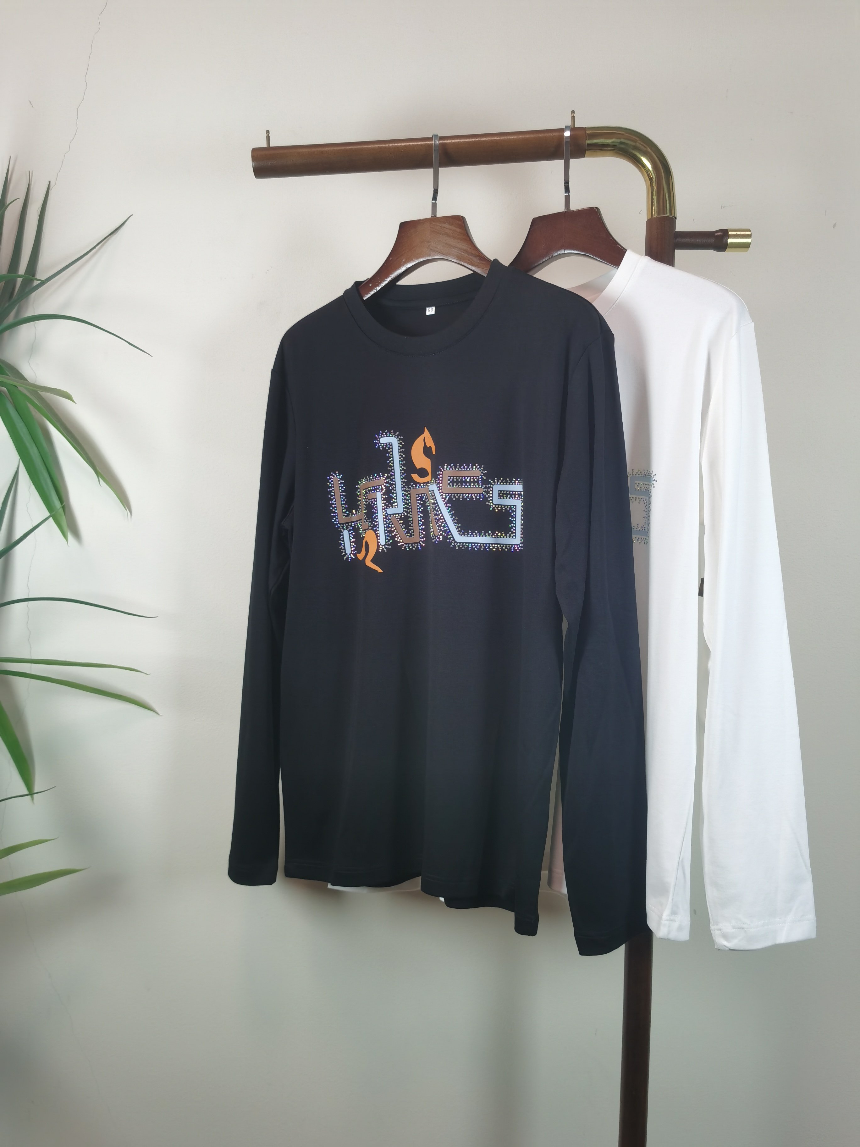 NO:623425,The new HERMES exclusive new product. Men's round neck long-sleeved T-shirt. It is made of all-purpose materials. It is soft and delicate. A basic base layer shirt is indispensable in a man's wardrobe. It can be used to match various clothes anytime and anywhere to meet your daily needs. The design of the clothes is very simple and low-key. Dear friends, hurry up and get it. Standard version Color black white  Size M-5XL (can wear up to 215 pounds), hermes, hermes, tees, t-shirt, alexander wang19860909新款HERMES 爱马仕 独家专供新品 男士圆领长袖T恤 采用全用料 柔软细腻 男人的衣柜都少不了基础打底衫 随时随地都可以拿来搭配各种服饰 满足您日常生活需求 ,衣服设计非常的简洁 ,很是低调的设计 亲们赶紧入手 标准版型 颜色黑色 白色 码数M-5XL（最大可穿215斤）,,hermes,hermes,tees，t-shirt,alexander wang,Men's clothing