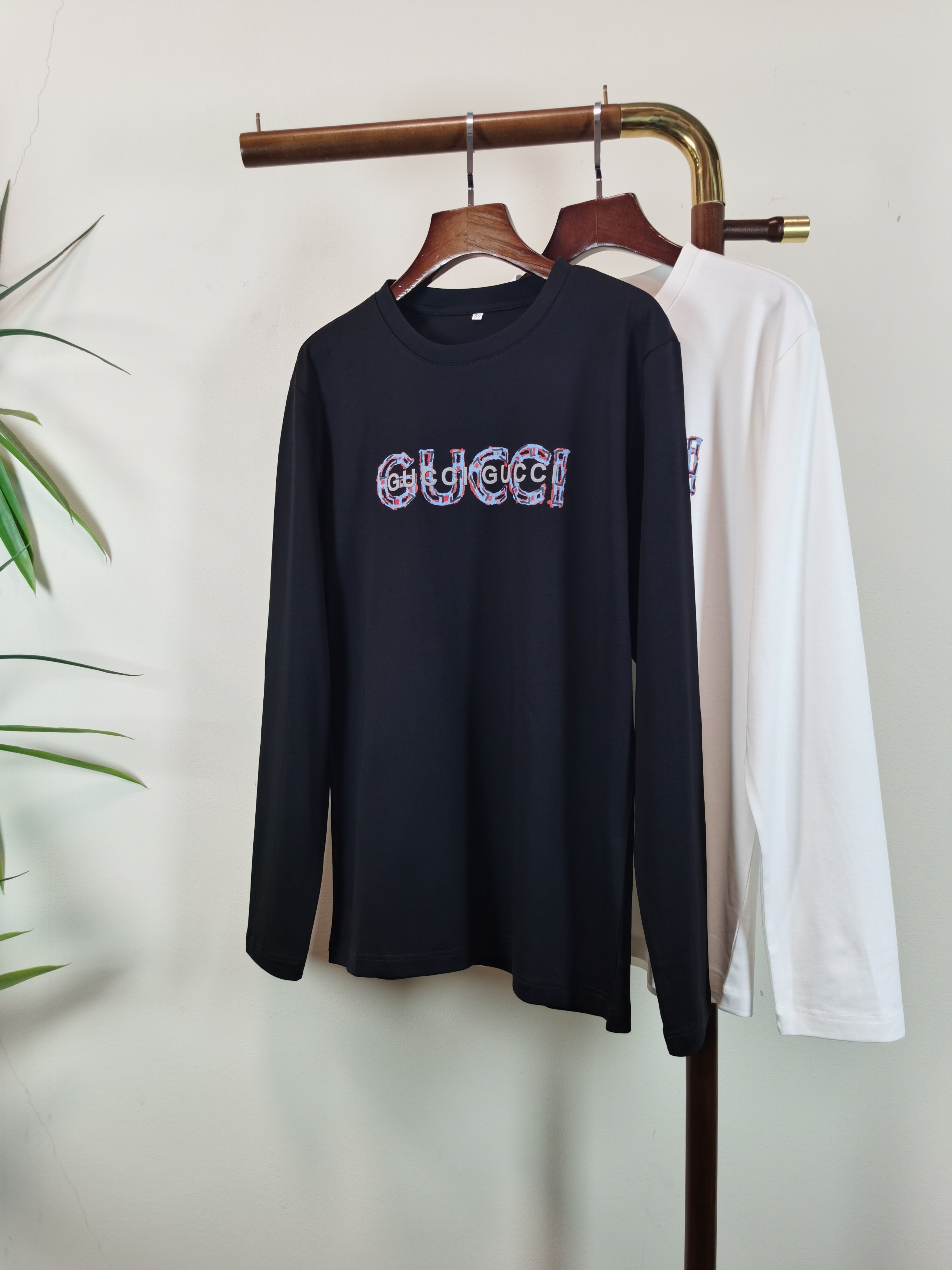 NO:623451,The new GUCCI Gucci exclusive new product. Men's round neck long-sleeved T-shirt. It is made of all-purpose materials. It is soft and delicate. A basic base layer shirt is indispensable in a man's wardrobe. It can be used to match various clothes anytime and anywhere to meet your daily needs. The design of the clothes is very simple and low-key. Dear friends, hurry up and get it. Standard version Color black white  Size M-5XL (can wear up to 215 pounds), gucci, gucci, tees, t-shirt, alexander wang19860909新款GUCCI 古驰 独家专供新品 男士圆领长袖T恤 采用全用料 柔软细腻 男人的衣柜都少不了基础打底衫 随时随地都可以拿来搭配各种服饰 满足您日常生活需求 ,衣服设计非常的简洁 ,很是低调的设计 亲们赶紧入手 标准版型 颜色黑色 白色 码数M-5XL（最大可穿215斤）,,gucci,gucci,tees，t-shirt,alexander wang,Men's clothing