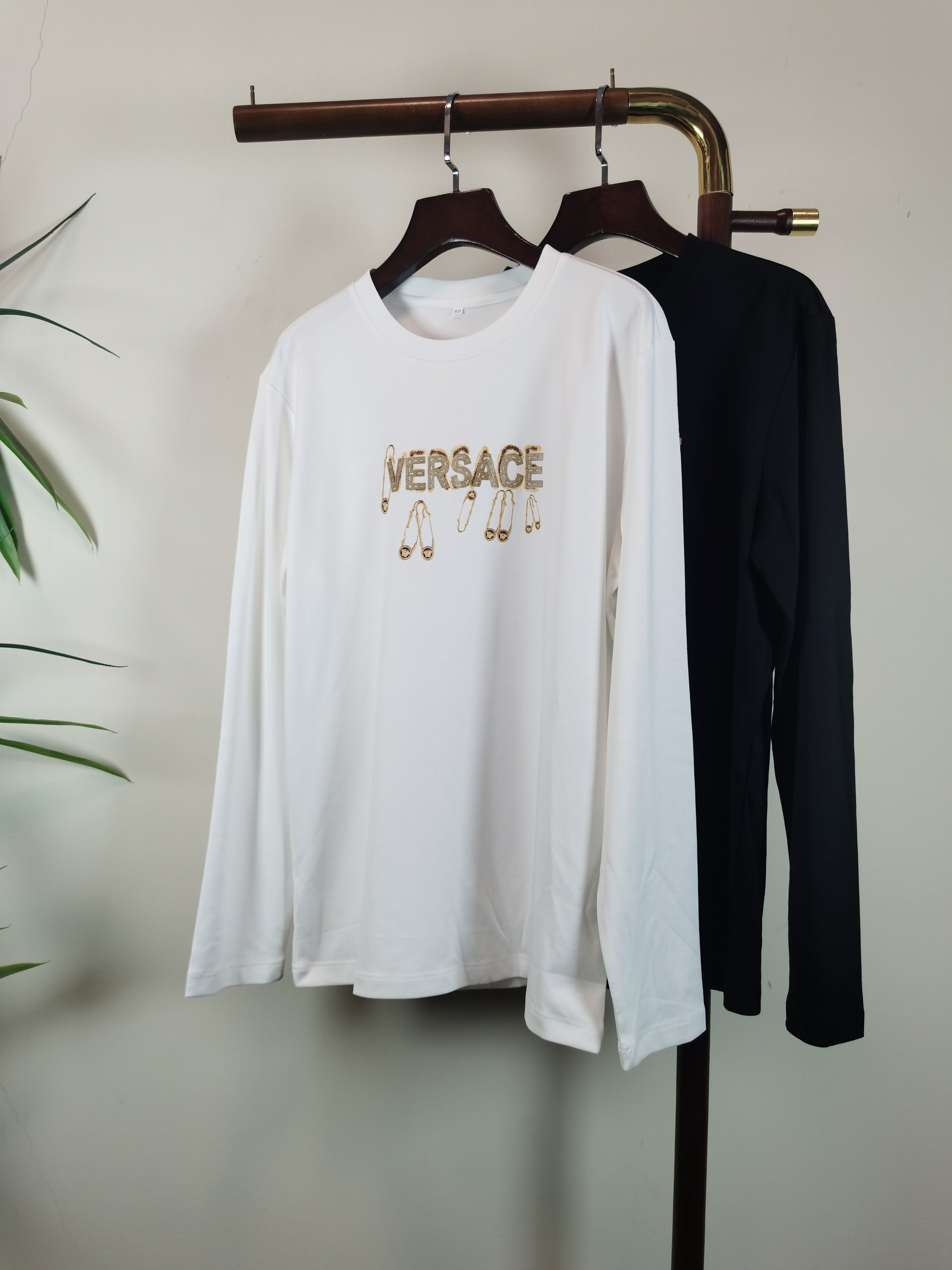 NO:623447,New VERSACE. Versace's exclusive new product. Men's round neck long-sleeved T-shirt. It is made of all-purpose materials. It is soft and delicate. A basic base shirt is indispensable in a man's wardrobe. It can be used to match various clothes anytime and anywhere to meet your daily needs. The design of the clothes is very simple and low-key. Dear friends, hurry up and get it. Standard version. Color: black and white.  Size M-5XL (can wear up to 215 pounds), versace, versace, tees, t-shirt, alexander wang19860909新款VERSACE. 范思哲 独家专供新品 男士圆领长袖T恤 采用全用料 柔软细腻 男人的衣柜都少不了基础打底衫 随时随地都可以拿来搭配各种服饰 满足您日常生活需求 ,衣服设计非常的简洁 ,很是低调的设计 亲们赶紧入手 标准版型 颜色黑色 白色 码数M-5XL（最大可穿215斤）,,versace,versace,tees，t-shirt,alexander wang,Men's clothing