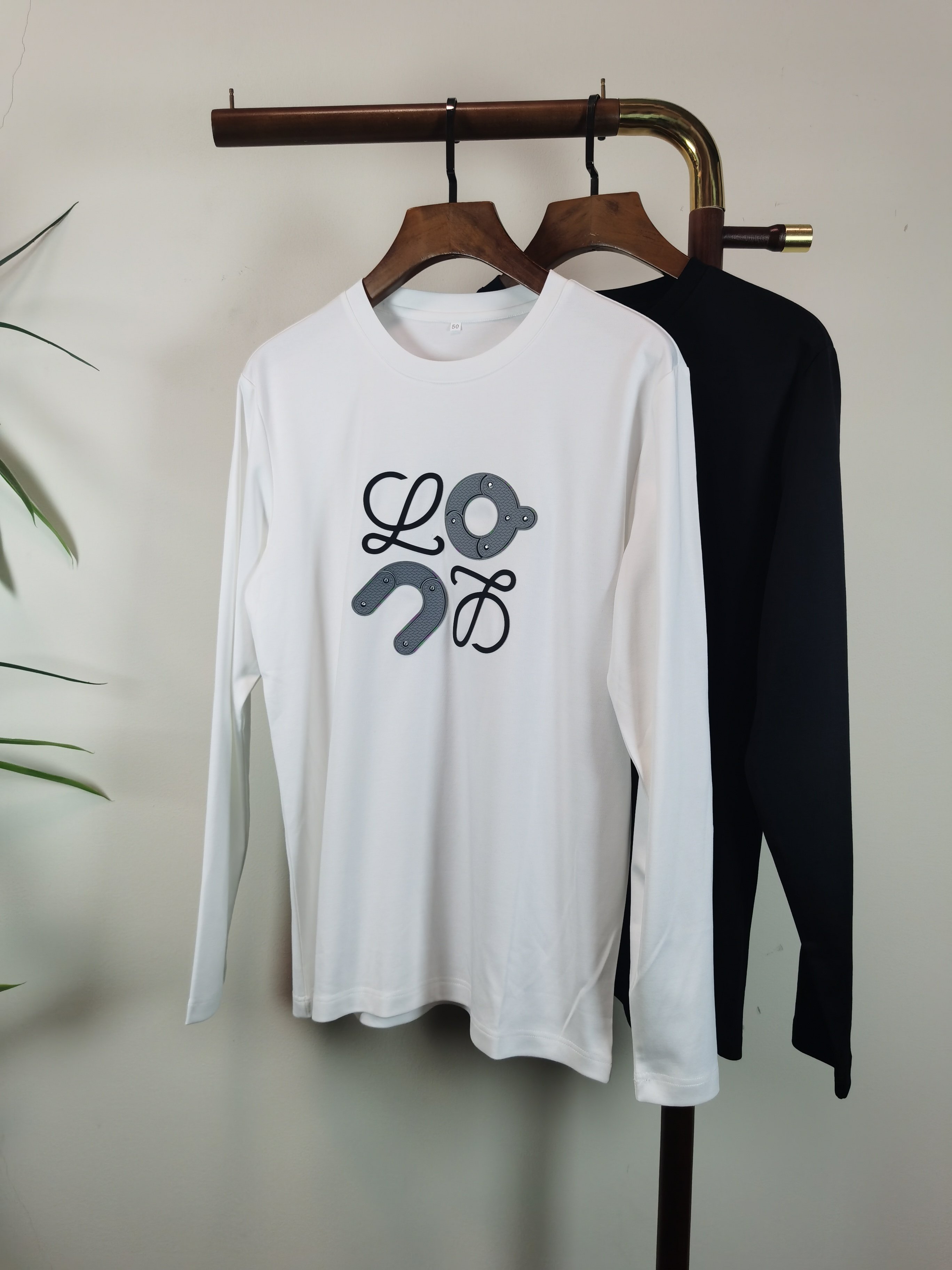 NO:623440,The new LOEWE exclusive new product, men's round neck long-sleeved T-shirt, is made of all-purpose materials, soft and delicate. A basic base layer shirt is indispensable in a man's wardrobe. It can be used to match various clothes anytime and anywhere to meet your daily needs. The design of the clothes is very simple and low-key. Dear friends, hurry up and get it. Standard version Color black white  Size M-5XL (can wear up to 215 pounds),,loewe,loewe,tees,t-shirt,alexander wang19860909新款LOEWE 罗意威 独家专供新品 男士圆领长袖T恤 采用全用料 柔软细腻 男人的衣柜都少不了基础打底衫 随时随地都可以拿来搭配各种服饰 满足您日常生活需求 ,衣服设计非常的简洁 ,很是低调的设计 亲们赶紧入手 标准版型 颜色黑色 白色 码数M-5XL（最大可穿215斤）,,loewe,loewe,tees，t-shirt,alexander wang,Men's clothing