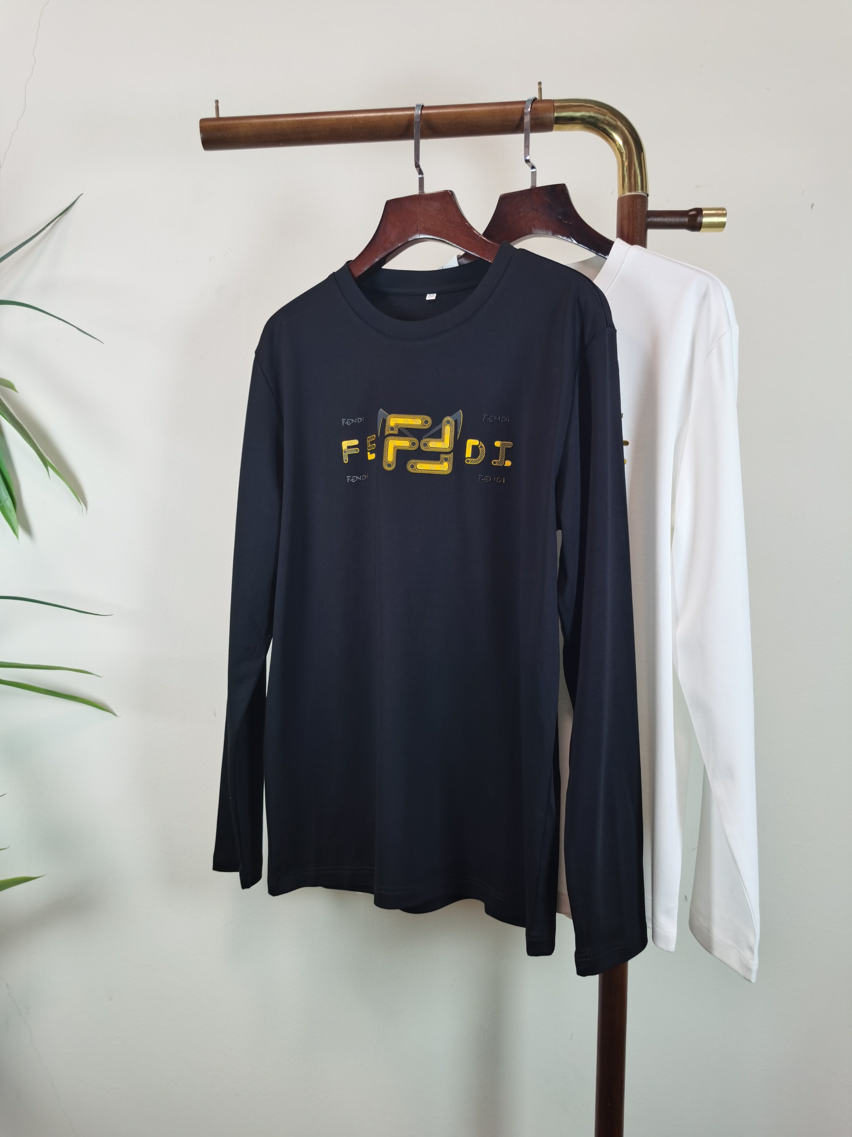 NO:623435,The new FENDI Fendi exclusive new product. Men's round neck long-sleeved T-shirt. It is made of all-purpose materials. It is soft and delicate. Men's wardrobe is indispensable for basic base shirts. It can be used to match various clothes anytime and anywhere to meet your daily needs. The design of the clothes is very simple and low-key. Dear friends, hurry up and get it. Standard version Color black white  Size M-5XL (can wear up to 215 pounds), fendi, fendi, tees, t-shirt, alexander wang19860909新款FENDI 芬迪 独家专供新品 男士圆领长袖T恤 采用全用料 柔软细腻 男人的衣柜都少不了基础打底衫 随时随地都可以拿来搭配各种服饰 满足您日常生活需求 ,衣服设计非常的简洁 ,很是低调的设计 亲们赶紧入手 标准版型 颜色黑色 白色 码数M-5XL（最大可穿215斤）,,fendi,fendi,tees，t-shirt,alexander wang,Men's clothing