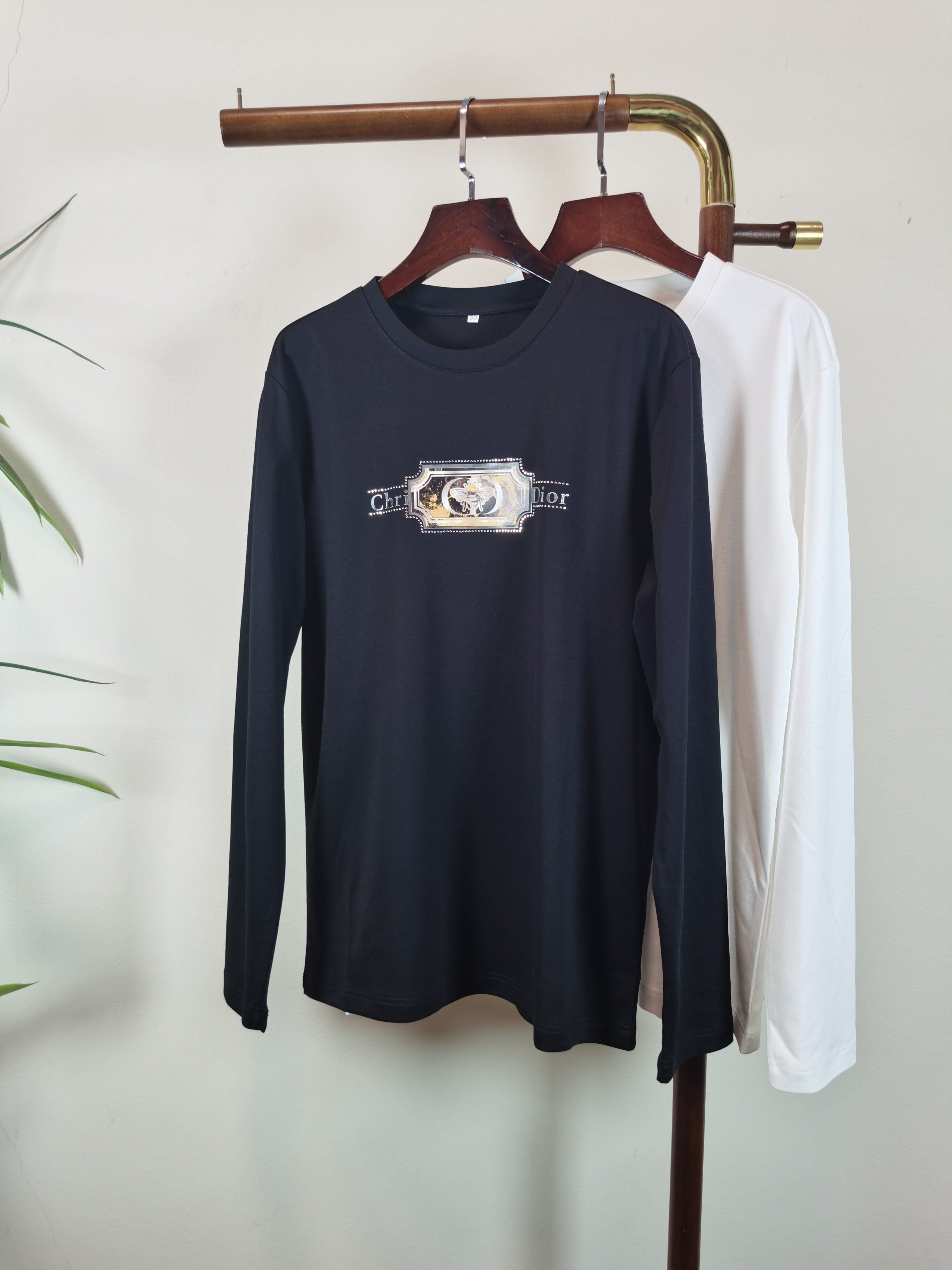 NO:623430,The new DIOR Dior exclusive new product, men's round neck long-sleeved T-shirt, is made of all-purpose materials, soft and delicate. A basic base layer shirt is indispensable in a man's wardrobe. It can be used to match various clothes anytime and anywhere to meet your daily needs. The design of the clothes is very simple and low-key. Dear friends, hurry up and get it. Standard version Color black white  Size M-5XL (can wear up to 215 pounds), dior, dior, tees, t-shirt, alexander wang19860909新款DIOR 迪奥 独家专供新品 男士圆领长袖T恤 采用全用料 柔软细腻 男人的衣柜都少不了基础打底衫 随时随地都可以拿来搭配各种服饰 满足您日常生活需求 ,衣服设计非常的简洁 ,很是低调的设计 亲们赶紧入手 标准版型 颜色黑色 白色 码数M-5XL（最大可穿215斤）,,dior,dior,tees，t-shirt,alexander wang,Men's clothing