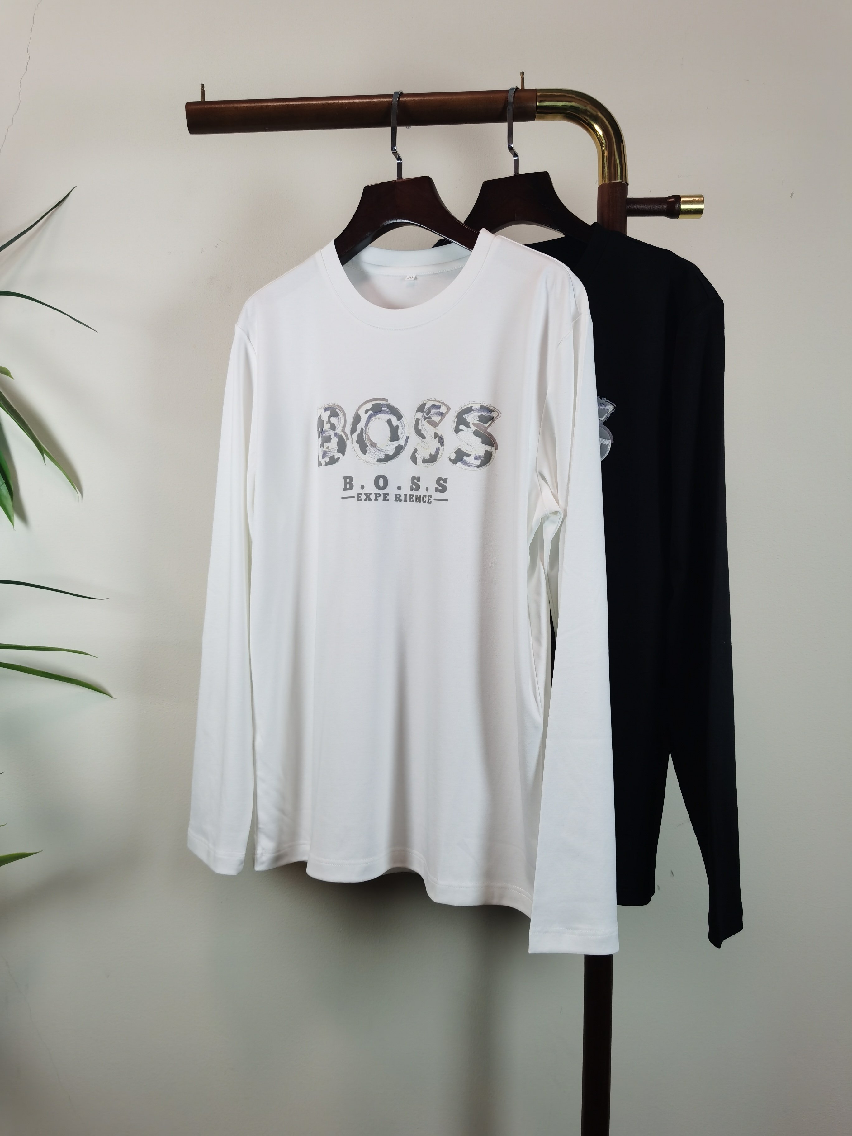 NO:623420,The new BOSS exclusive new product. Men's round neck long-sleeved T-shirt. It is made of all-purpose materials. It is soft and delicate. A basic base layer shirt is indispensable in men's wardrobe. It can be used to match various clothes anytime and anywhere to meet your daily needs. The design of the clothes is very simple and low-key. Dear friends, hurry up and get it. Standard version. Color: black. White. Size: M-5XL (can wear up to 215 pounds), tees, t-shirt, alexander wang19860909新款BOSS 独家专供新品 男士圆领长袖T恤 采用全用料 柔软细腻 男人的衣柜都少不了基础打底衫 随时随地都可以拿来搭配各种服饰 满足您日常生活需求 ,衣服设计非常的简洁 ,很是低调的设计 亲们赶紧入手 标准版型 颜色黑色 白色 码数M-5XL（最大可穿215斤）,,tees，t-shirt,alexander wang,Men's clothing