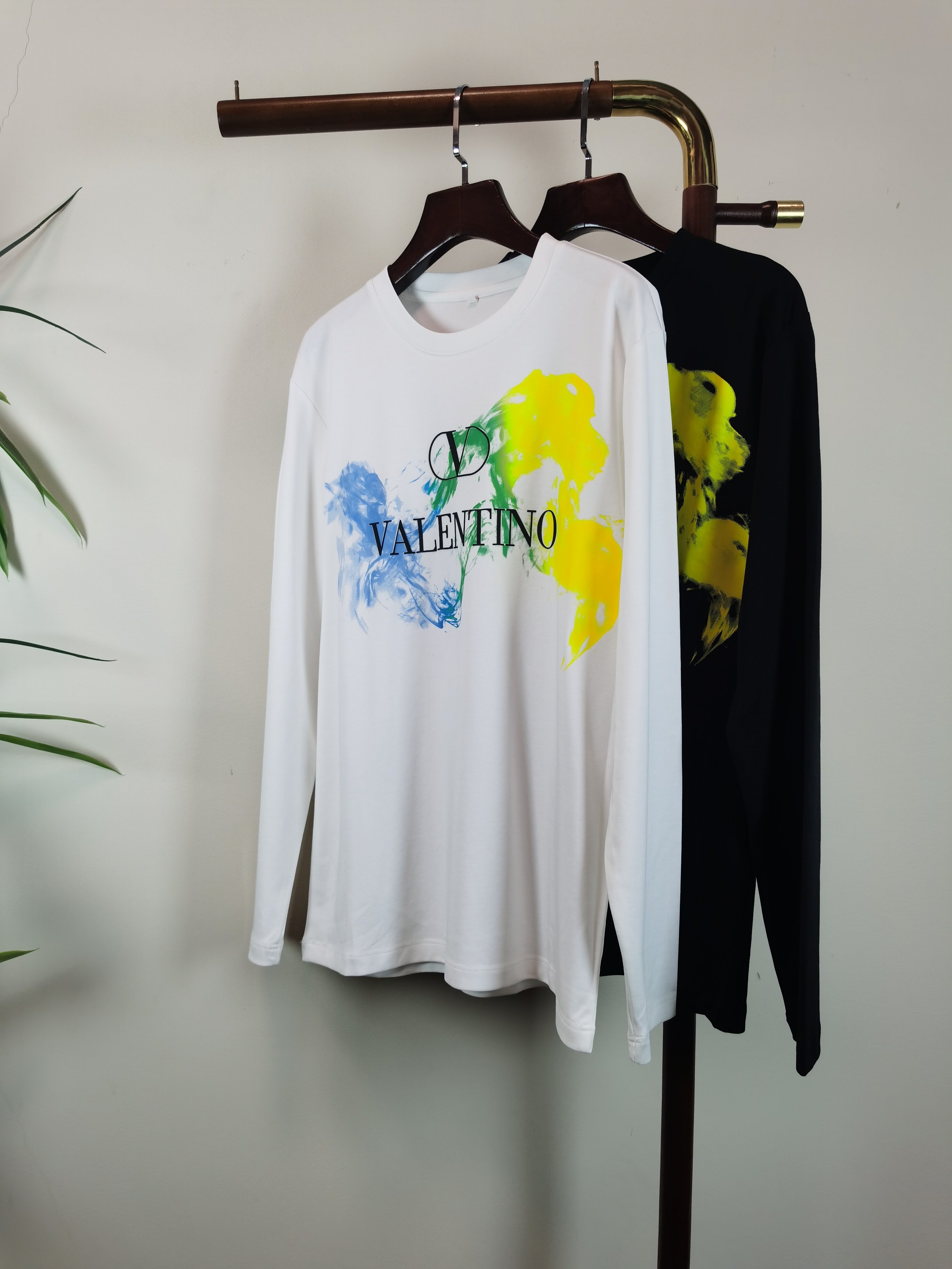 NO:623415,The new VALENTINO exclusive new product. Men's round neck long-sleeved T-shirt is made of all-purpose materials. It is soft and delicate. A basic base shirt is indispensable in a man's wardrobe. It can be used to match various clothes anytime and anywhere to meet your daily needs. The design of the clothes is very simple and low-key. Dear friends, hurry up and get it. Standard version Color black white  Size M-5XL (can wear up to 215 pounds), valentino, valentino, tees, t-shirt, alexander wang19860909新款VALENTINO 华伦天奴 独家专供新品 男士圆领长袖T恤 采用全用料 柔软细腻 男人的衣柜都少不了基础打底衫 随时随地都可以拿来搭配各种服饰 满足您日常生活需求 ,衣服设计非常的简洁 ,很是低调的设计 亲们赶紧入手 标准版型 颜色黑色 白色 码数M-5XL（最大可穿215斤）,,valentino,valentino,tees，t-shirt,alexander wang,Men's clothing