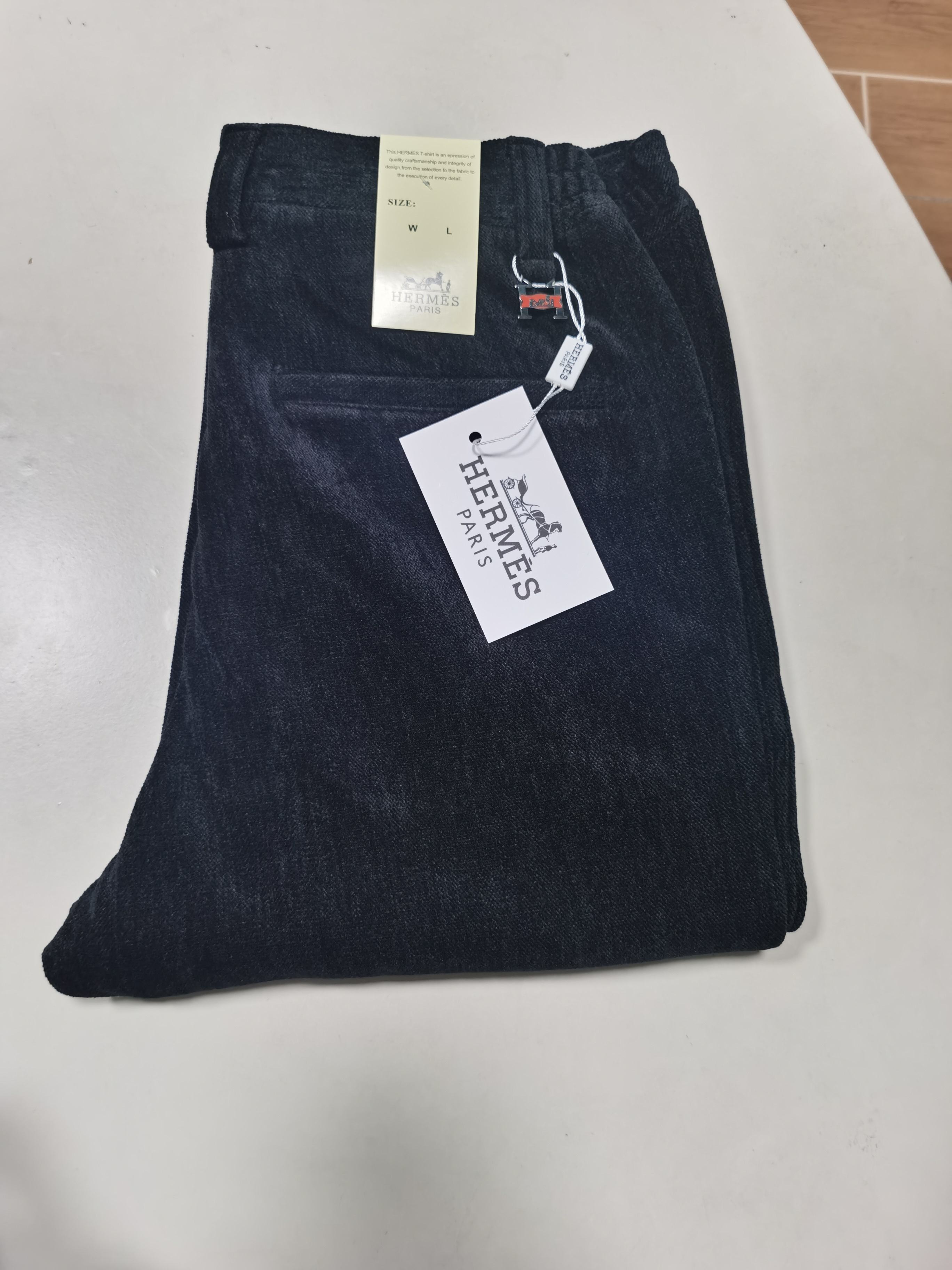 NO:849352,Corduroy casual pants Hermes HERMES 2025 autumn and winter latest series of men's straight casual pants!  Made of customer-supplied elastic soft cotton material, soft and delicate, and feels great!  The brand style is clear at a glance!  Minimalist design, no extra exaggerated elements to declare victory, fine details, original custom-made hardware accessories, just the right thickness, easy to control in all weathers, classic color upper body, very energetic, multiple styles of wear, casual business, daily life, fashion trends can be controlled!  The overall style and fashion sense are extremely outstanding, bringing extraordinary clothing taste!  Color Black Size 29-38,,hermes,hermes,19860909灯芯绒休闲裤 爱马仕 HERMES 2025秋冬最新系列男士直筒休闲裤！ 采用客供弹力柔棉材质,柔软细腻,手感绝佳！品牌格调一览无余！极简主义设计,没有多余浮夸的元素来宣兵夺主,细节做工精细,五金配件原版定制,厚薄程度也是恰到好处,轻松驾驭各种天气,经典颜色上身很显精气神,多种风格穿搭,休闲商务、日常生活、时尚潮流均可驾驭！整体不论是档次还是时尚感都是极为出色的,带来非凡的衣着品味！ 颜色黑色 码数29-38,,hermes,hermes,,Men's clothing