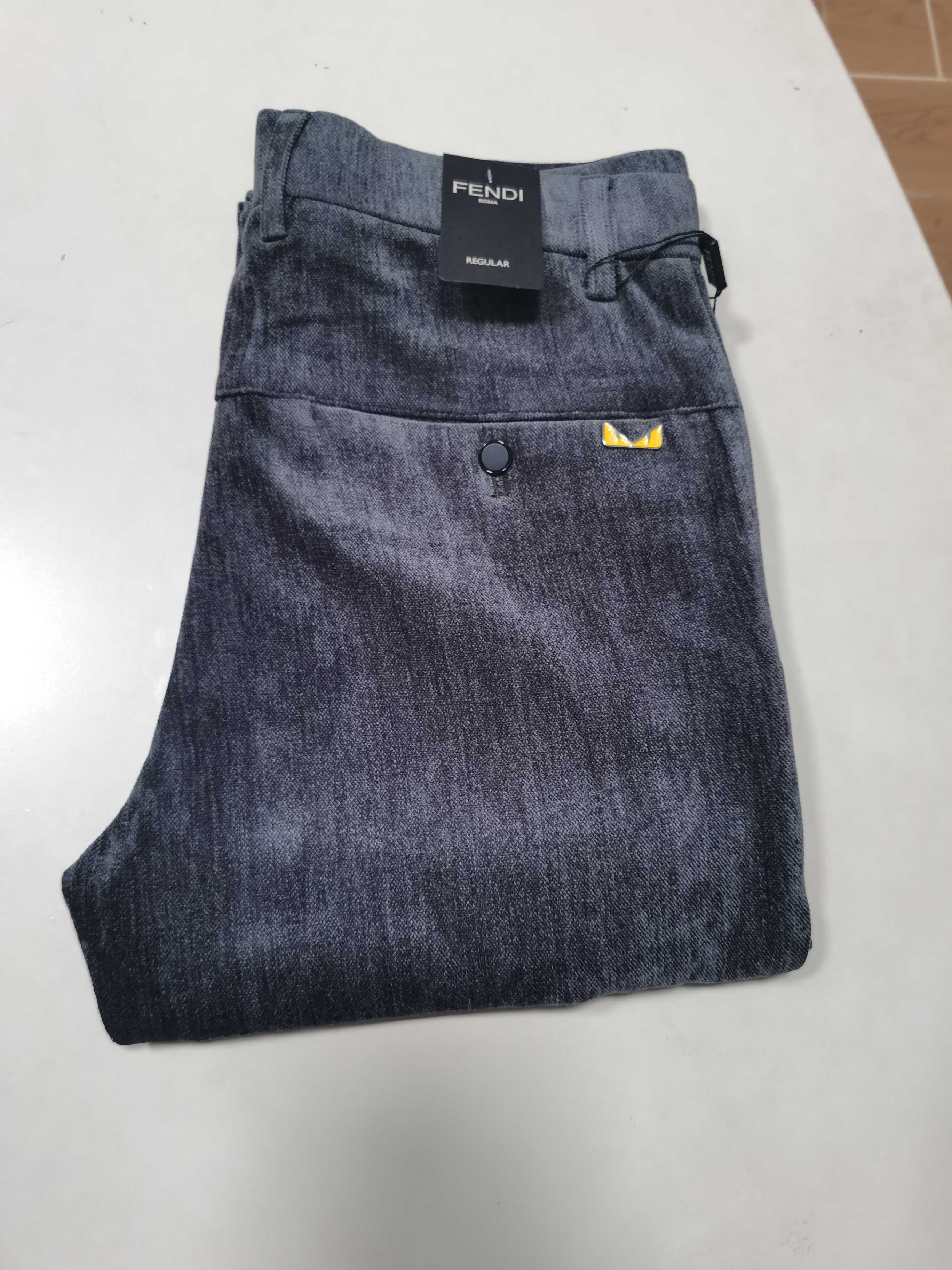 NO:849349,Corduroy casual pants Fendi FENDI 2025 autumn and winter latest series of men's straight casual pants!  Made of customer-supplied elastic soft cotton material, soft and delicate, and feels great!  The brand style is clear at a glance!  Minimalist design, no extra exaggerated elements to declare victory, fine details, original custom-made hardware accessories, just the right thickness, easy to control in all weathers, classic color upper body, very energetic, multiple styles of wear, casual business, daily life, fashion trends can be controlled!  The overall style and fashion sense are extremely outstanding, bringing extraordinary clothing taste!  Color gray, code number 29-38,,fendi,fendi,19860909灯芯绒休闲裤 芬迪 FENDI 2025秋冬最新系列男士直筒休闲裤！ 采用客供弹力柔棉材质,柔软细腻,手感绝佳！品牌格调一览无余！极简主义设计,没有多余浮夸的元素来宣兵夺主,细节做工精细,五金配件原版定制,厚薄程度也是恰到好处,轻松驾驭各种天气,经典颜色上身很显精气神,多种风格穿搭,休闲商务、日常生活、时尚潮流均可驾驭！整体不论是档次还是时尚感都是极为出色的,带来非凡的衣着品味！ 颜色灰色 码数29-38,,fendi,fendi,,Men's clothing