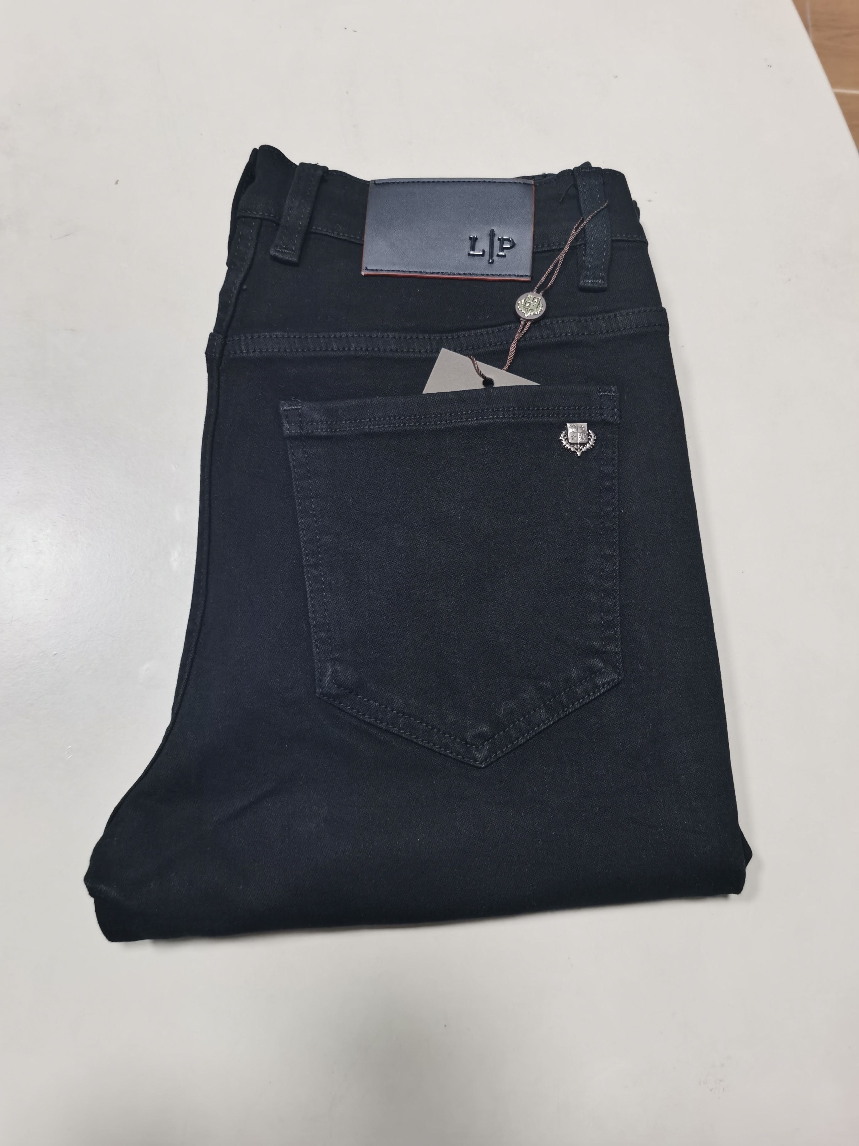NO:833681,LP old money style exclusive new jeans, high-end version!  Custom-made fabrics at the counter are highly breathable and comfortable, with impeccable details and brand element design concepts, reflecting high quality. It feels delicate and soft!  It presents a casual cut and the upper body shape is awesome!  Code number 29-38,,loro piana,jeans,19860909LP 老钱风 独家专供新款 牛仔裤,高端版本！专柜定制面料 透气舒适度高,细节无可挑剔,品牌元素设计理念,体现高品质.手感细腻柔软！呈现休闲裁剪,上身版型超赞！ 码数29-38,,loro piana,jeans,,Men's clothing