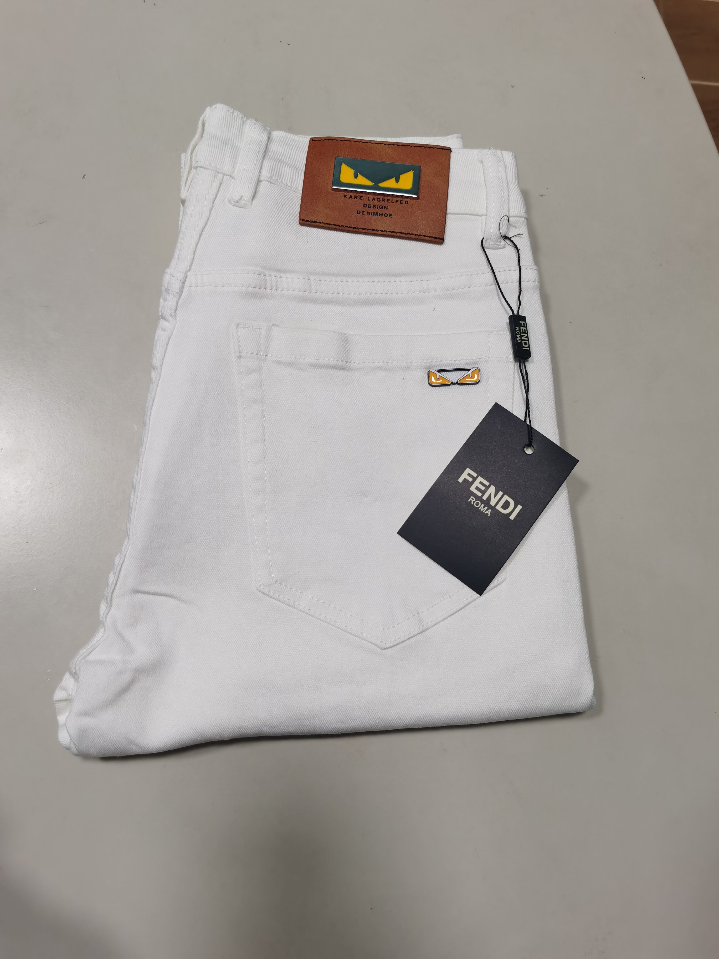 NO:833689,Fendi FENDI exclusively offers new jeans, high-end version!  Custom-made fabrics at the counter are highly breathable and comfortable, with impeccable details and brand element design concepts, reflecting high quality. It feels delicate and soft!  It presents a casual cut and the upper body shape is awesome!  Code number 29-38,,fendi,fendi,jeans,19860909芬迪 FENDI 独家专供新款 牛仔裤,高端版本！专柜定制面料 透气舒适度高,细节无可挑剔,品牌元素设计理念,体现高品质.手感细腻柔软！呈现休闲裁剪,上身版型超赞！ 码数29-38,,fendi,fendi,jeans,,Men's clothing