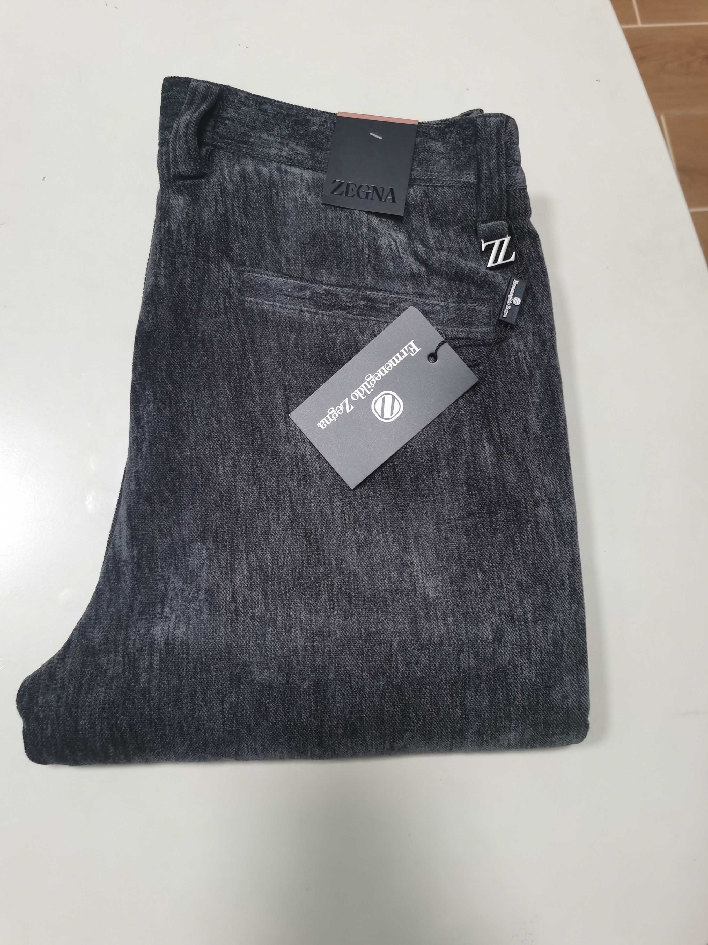 NO:849347,灯芯绒休闲裤 杰尼亚ZEGNA 2025秋冬最新系列男士直筒休闲裤！  采用客供弹力柔棉材质,柔软细腻,手感绝佳！  The brand style is clear at a glance!  Minimalist design, no extra exaggerated elements to declare victory, fine details, original custom-made hardware accessories, just the right thickness, easy to control in all weathers, classic color upper body, very energetic, multiple styles of wear, casual business, daily life, fashion trends can be controlled! 整体不论是档次还是时尚感都是极为出色的,带来非凡的衣着品味！  Color gray code number 29-38,,zegna,19860909灯芯绒休闲裤 杰尼亚ZEGNA 2025秋冬最新系列男士直筒休闲裤！ 采用客供弹力柔棉材质,柔软细腻,手感绝佳！品牌格调一览无余！极简主义设计,没有多余浮夸的元素来宣兵夺主,细节做工精细,五金配件原版定制,厚薄程度也是恰到好处,轻松驾驭各种天气,经典颜色上身很显精气神,多种风格穿搭,休闲商务、日常生活、时尚潮流均可驾驭！整体不论是档次还是时尚感都是极为出色的,带来非凡的衣着品味！ 颜色灰色 码数29-38,,zegna,,Men's clothing
