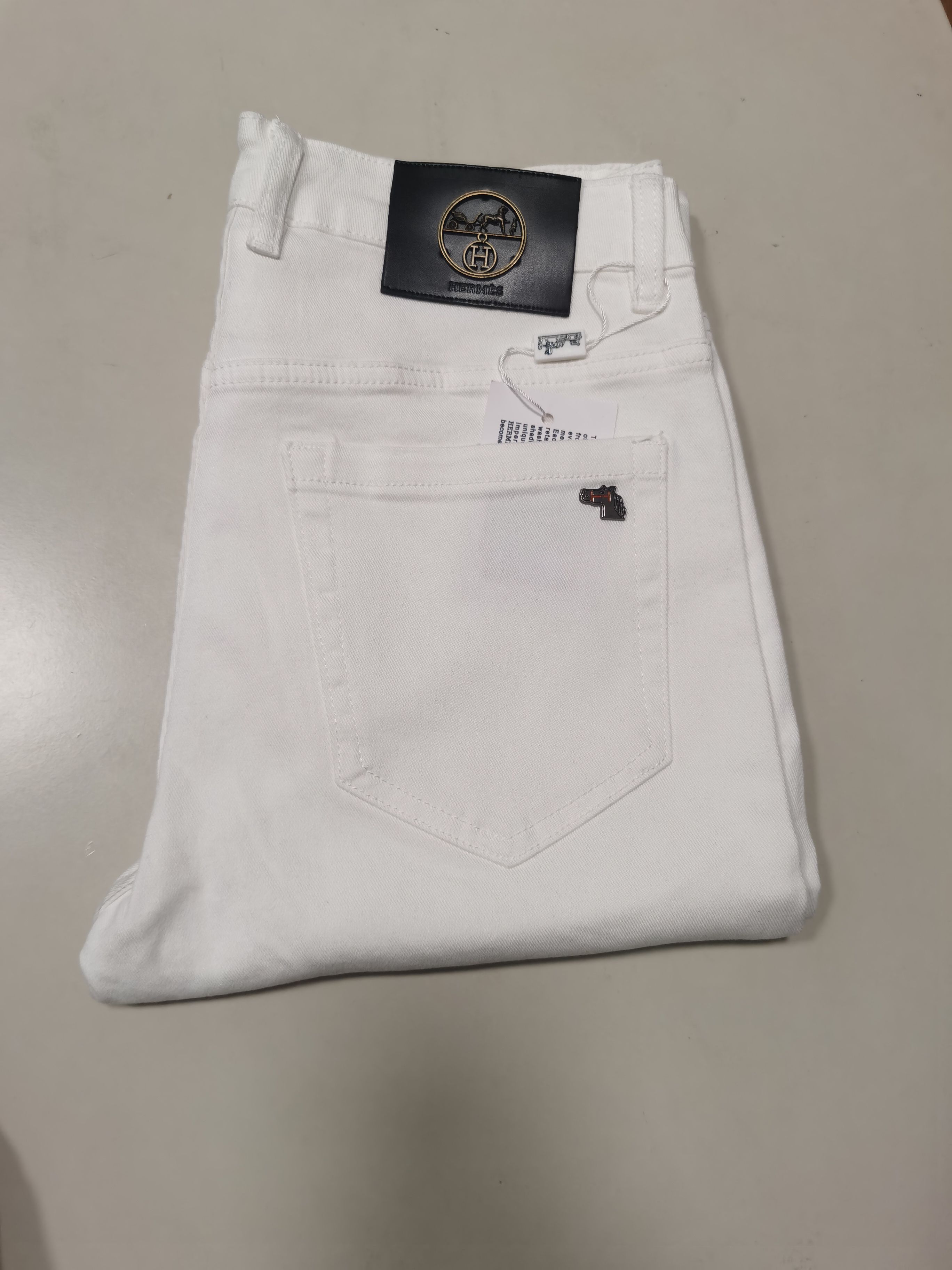 NO:645513,HERMRES exclusive new jeans, high-end version!  Custom-made fabrics at the counter are highly breathable and comfortable, with impeccable details and brand element design concepts, reflecting high quality. It feels delicate and soft!  It presents a casual cut and the upper body shape is awesome!  Code number 29-38,,hermes,hermes,jeans,alexander wang19860909爱马仕 HERMRES 独家专供新款 牛仔裤,高端版本！专柜定制面料 透气舒适度高,细节无可挑剔,品牌元素设计理念,体现高品质.手感细腻柔软！呈现休闲裁剪,上身版型超赞！ 码数29-38,,hermes,hermes,jeans,alexander wang,Men's clothing