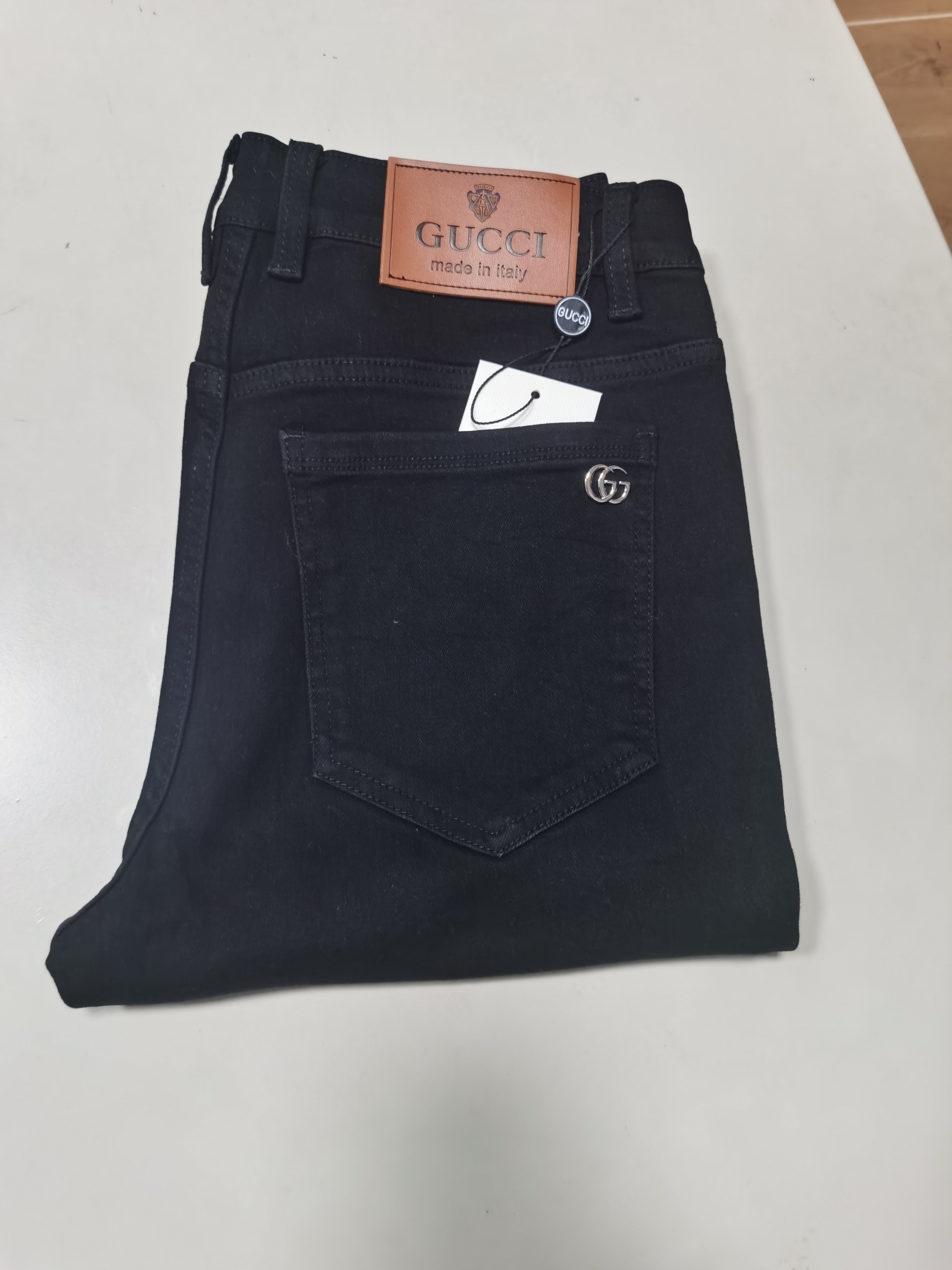 NO:645516,Gucci GUCCI exclusively offers new jeans, high-end version!  Custom-made fabrics at the counter are highly breathable and comfortable, with impeccable details and brand element design concepts, reflecting high quality. It feels delicate and soft!  It presents a casual cut and the upper body shape is awesome!  Code number 29-38,,gucci,gucci,jeans,alexander wang19860909古驰 GUCCI 独家专供新款 牛仔裤,高端版本！专柜定制面料 透气舒适度高,细节无可挑剔,品牌元素设计理念,体现高品质.手感细腻柔软！呈现休闲裁剪,上身版型超赞！ 码数29-38,,gucci,gucci,jeans,alexander wang,Men's clothing