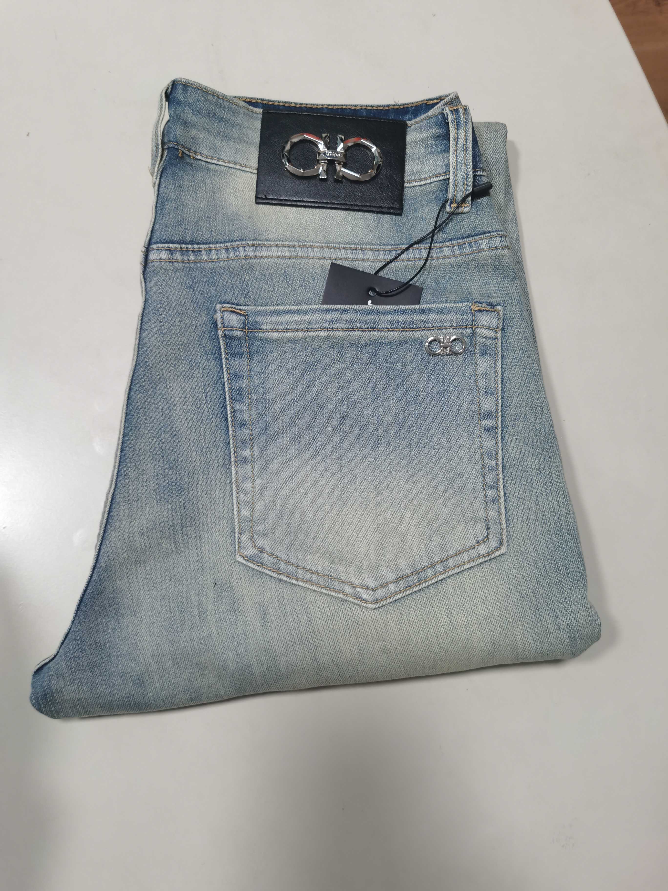 NO:645507,Ferragamo FR exclusively offers new jeans, high-end version!  Custom-made fabrics at the counter are highly breathable and comfortable, with impeccable details and brand element design concepts, reflecting high quality. It feels delicate and soft!  It presents a casual cut and the upper body shape is awesome!  Code number 29-38,,ferragamo,jeans,alexander wang19860909菲拉格慕 FR 独家专供新款 牛仔裤,高端版本！专柜定制面料 透气舒适度高,细节无可挑剔,品牌元素设计理念,体现高品质.手感细腻柔软！呈现休闲裁剪,上身版型超赞！ 码数29-38,,ferragamo,jeans,alexander wang,Men's clothing