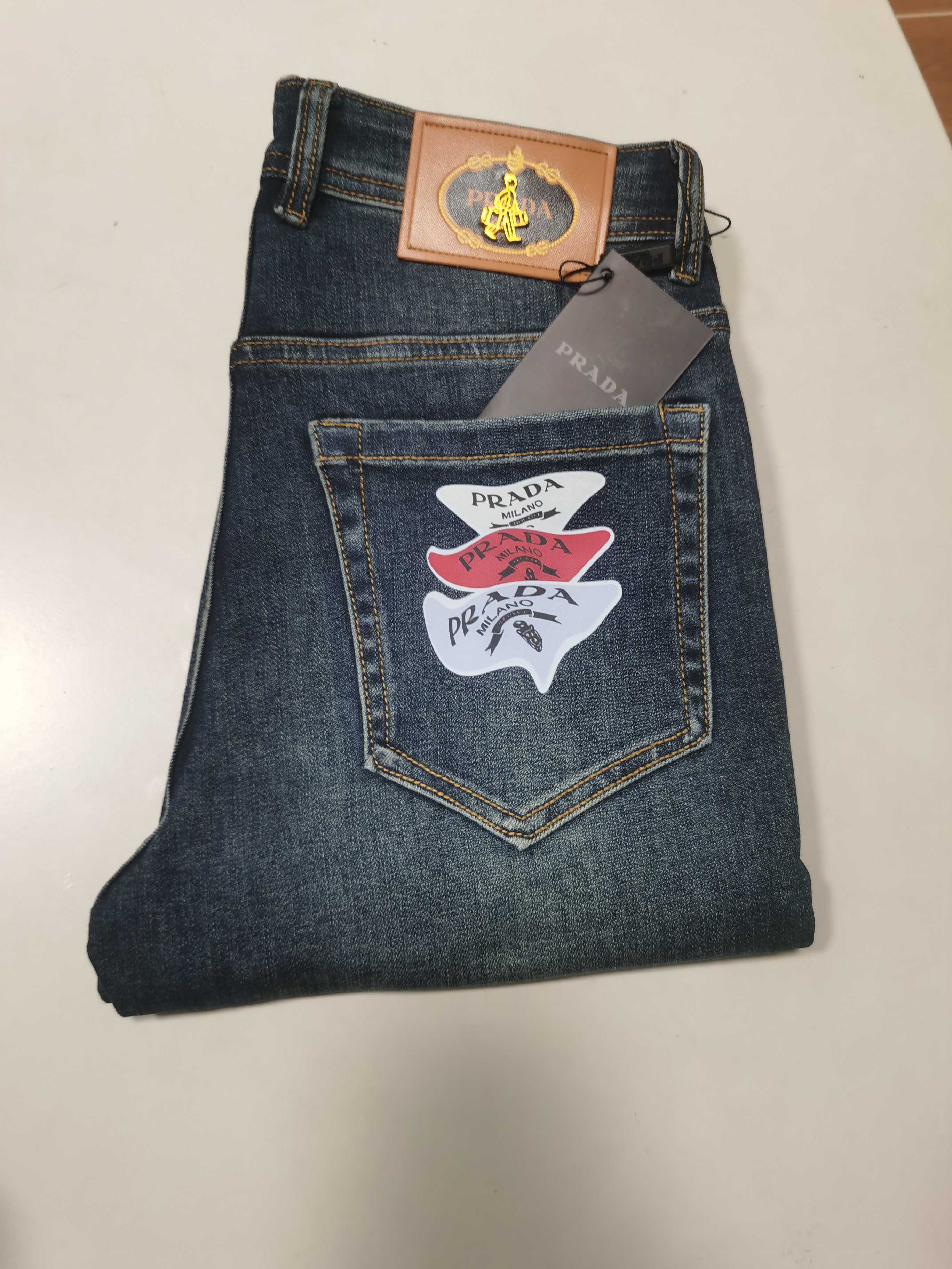 NO:645504,PRADA exclusively offers new jeans, high-end versions!  Custom-made fabrics at the counter are highly breathable and comfortable, with impeccable details and brand element design concepts, reflecting high quality. It feels delicate and soft!  It presents a casual cut and the upper body shape is awesome!  Code number 29-38,,prada,prada,jeans,alexander wang19860909普拉达 PRADA 独家专供新款 牛仔裤,高端版本！专柜定制面料 透气舒适度高,细节无可挑剔,品牌元素设计理念,体现高品质.手感细腻柔软！呈现休闲裁剪,上身版型超赞！ 码数29-38,,prada,prada,jeans,alexander wang,Men's clothing