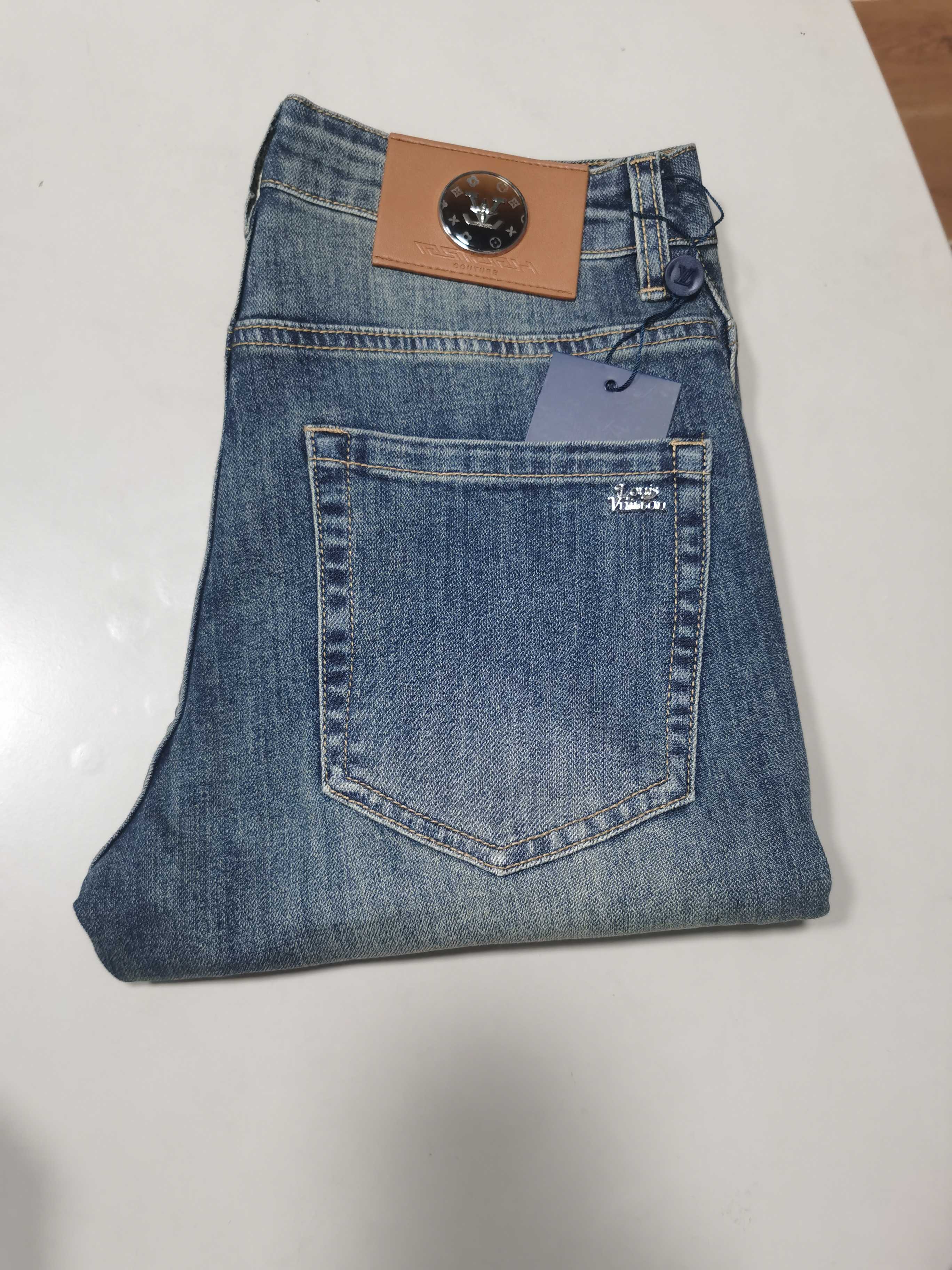 NO:645501,Louis Vuitton LV exclusive new jeans, high-end version!  Custom-made fabrics at the counter are highly breathable and comfortable, with impeccable details and brand element design concepts, reflecting high quality. It feels delicate and soft!  It presents a casual cut and the upper body shape is awesome!  Code number 29-38,,louis vuitton,louis vuitton,jeans,alexander wang19860909路易威登 LV 独家专供新款 牛仔裤,高端版本！专柜定制面料 透气舒适度高,细节无可挑剔,品牌元素设计理念,体现高品质.手感细腻柔软！呈现休闲裁剪,上身版型超赞！ 码数29-38,,louis vuitton,louis vuitton,jeans,alexander wang,Men's clothing