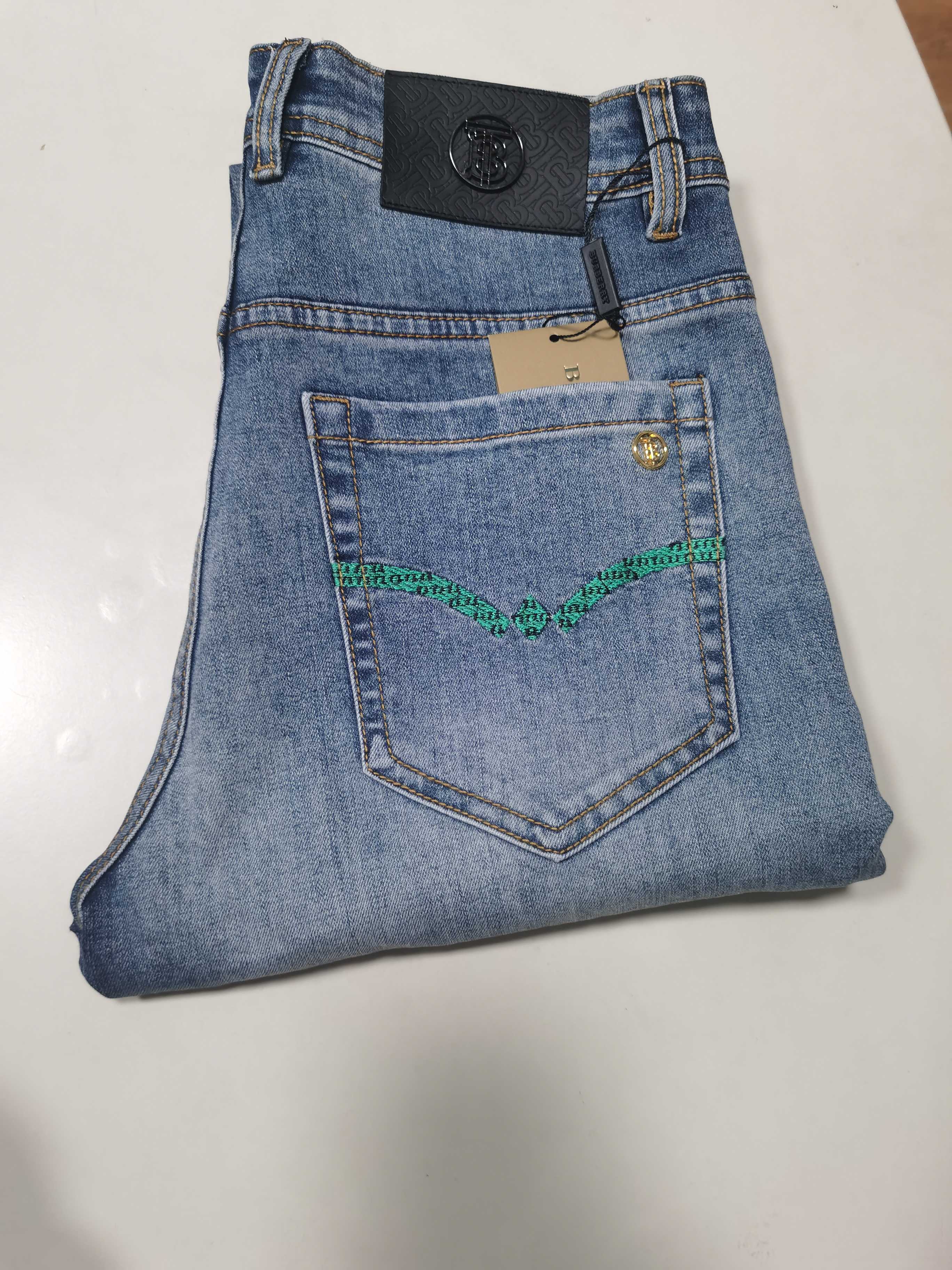 NO:645498,BURBERRY exclusive new jeans, high-end version!  Custom-made fabrics at the counter are highly breathable and comfortable, with impeccable details and brand element design concepts, reflecting high quality. It feels delicate and soft!  It presents a casual cut and the upper body shape is awesome!  Code number 29-38,,burberry,burberry,jeans,alexander wang19860909巴宝莉 BURBERRY  独家专供新款 牛仔裤,高端版本！专柜定制面料 透气舒适度高,细节无可挑剔,品牌元素设计理念,体现高品质.手感细腻柔软！呈现休闲裁剪,上身版型超赞！ 码数29-38,,burberry,burberry,jeans,alexander wang,Men's clothing