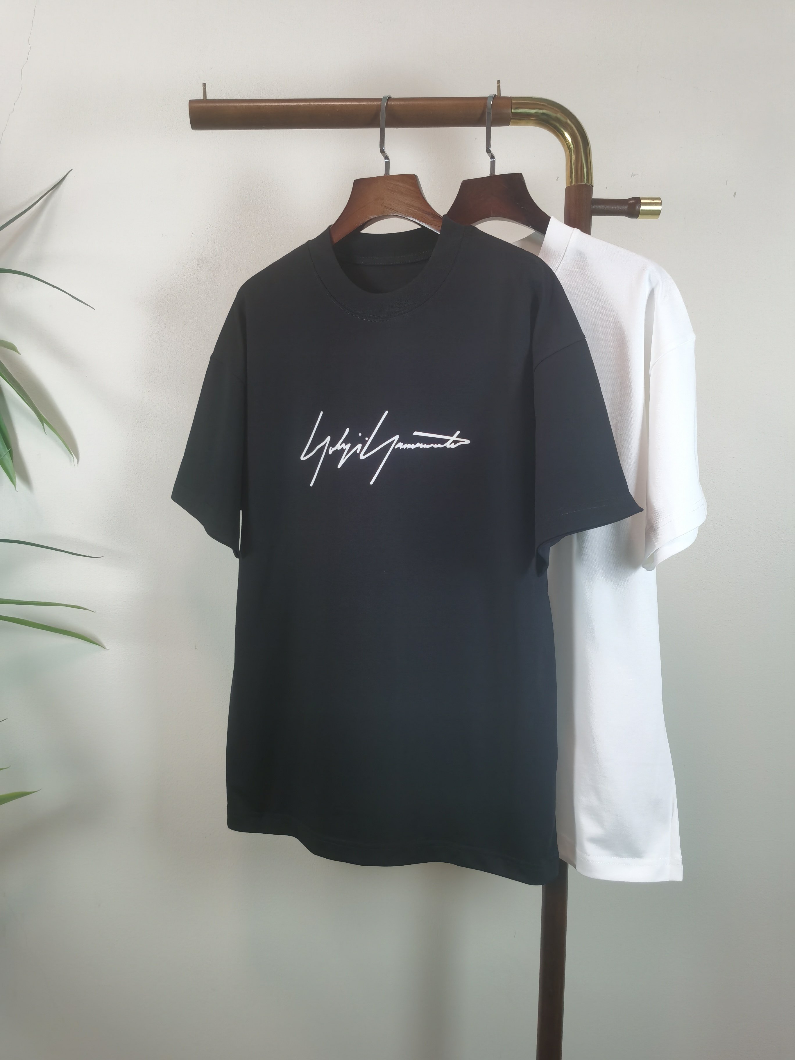 NO:655182,2026 new short-sleeved preview is available!   Yohji Yamamoto round neck short-sleeved T-shirt high-end version!  Custom-made fabrics at the counter are highly breathable and comfortable, with impeccable details and brand element design concepts, reflecting high quality. It feels delicate and soft!  It presents a casual cut and the upper body shape is awesome!  Size M-3XL,,T-shirt,tees,t-shirt,alexander wang198609092026新款短袖预告上新！  山本耀司 圆领 短袖 T恤 高端版本！专柜定制面料 透气舒适度高,细节无可挑剔,品牌元素设计理念,体现高品质.手感细腻柔软！呈现休闲裁剪,上身版型超赞！ 码数M-3XL,,T-shirt,tees，t-shirt,alexander wang,Men's clothing