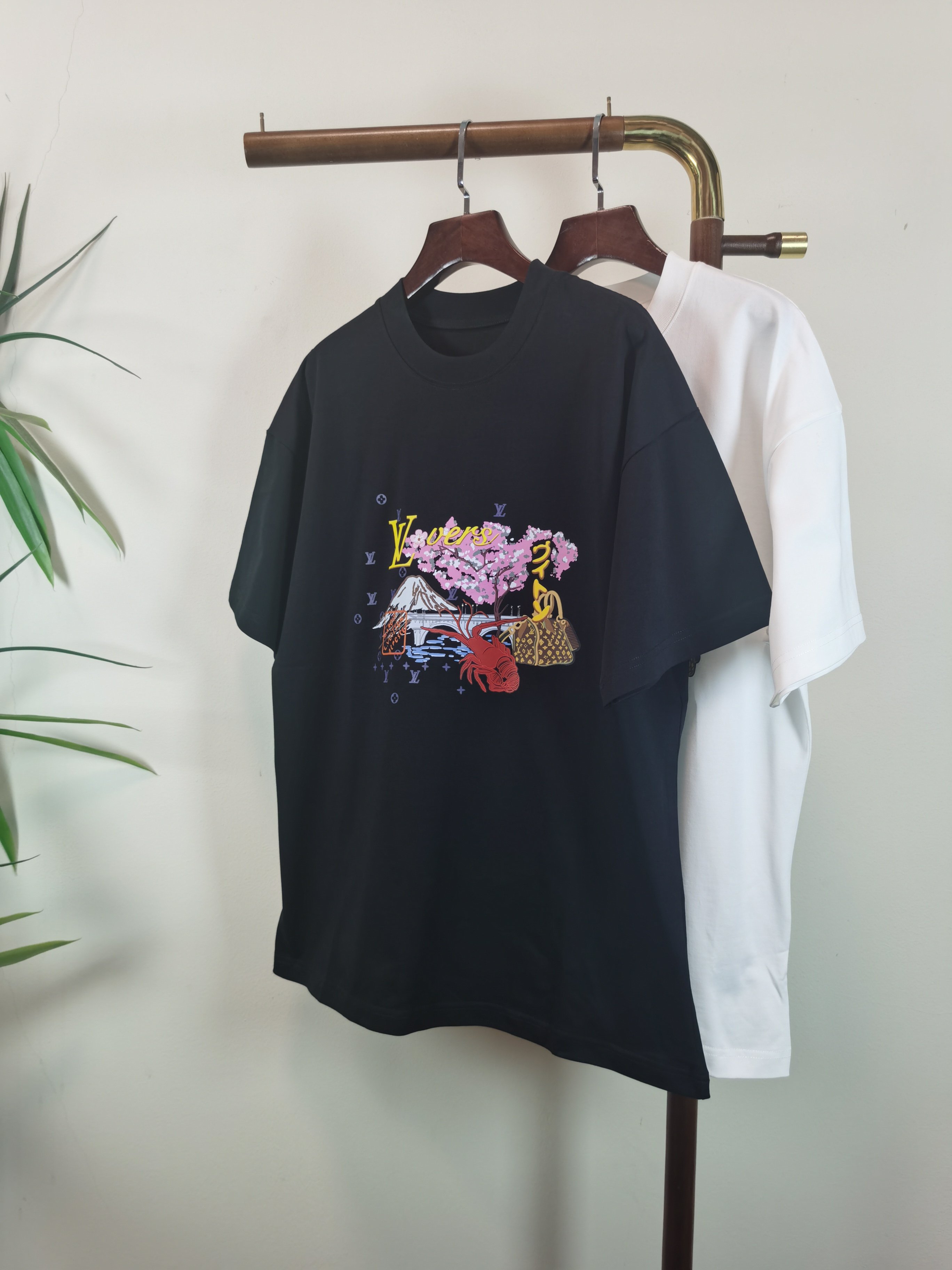 NO:655191,2026 new short-sleeved preview is available!  Louis Vuitton LV round neck short-sleeved T-shirt high-end version!  Custom-made fabrics at the counter are highly breathable and comfortable, with impeccable details and brand element design concepts, reflecting high quality. It feels delicate and soft!  It presents a casual cut and the upper body shape is awesome!  Size M-3XL,,louis vuitton,louis vuitton,T-shirt,tees,t-shirt,alexander wang198609092026新款短袖预告上新！ 路易威登 LV圆领 短袖 T恤 高端版本！专柜定制面料 透气舒适度高,细节无可挑剔,品牌元素设计理念,体现高品质.手感细腻柔软！呈现休闲裁剪,上身版型超赞！ 码数M-3XL,,louis vuitton,louis vuitton,T-shirt,tees，t-shirt,alexander wang,Men's clothing