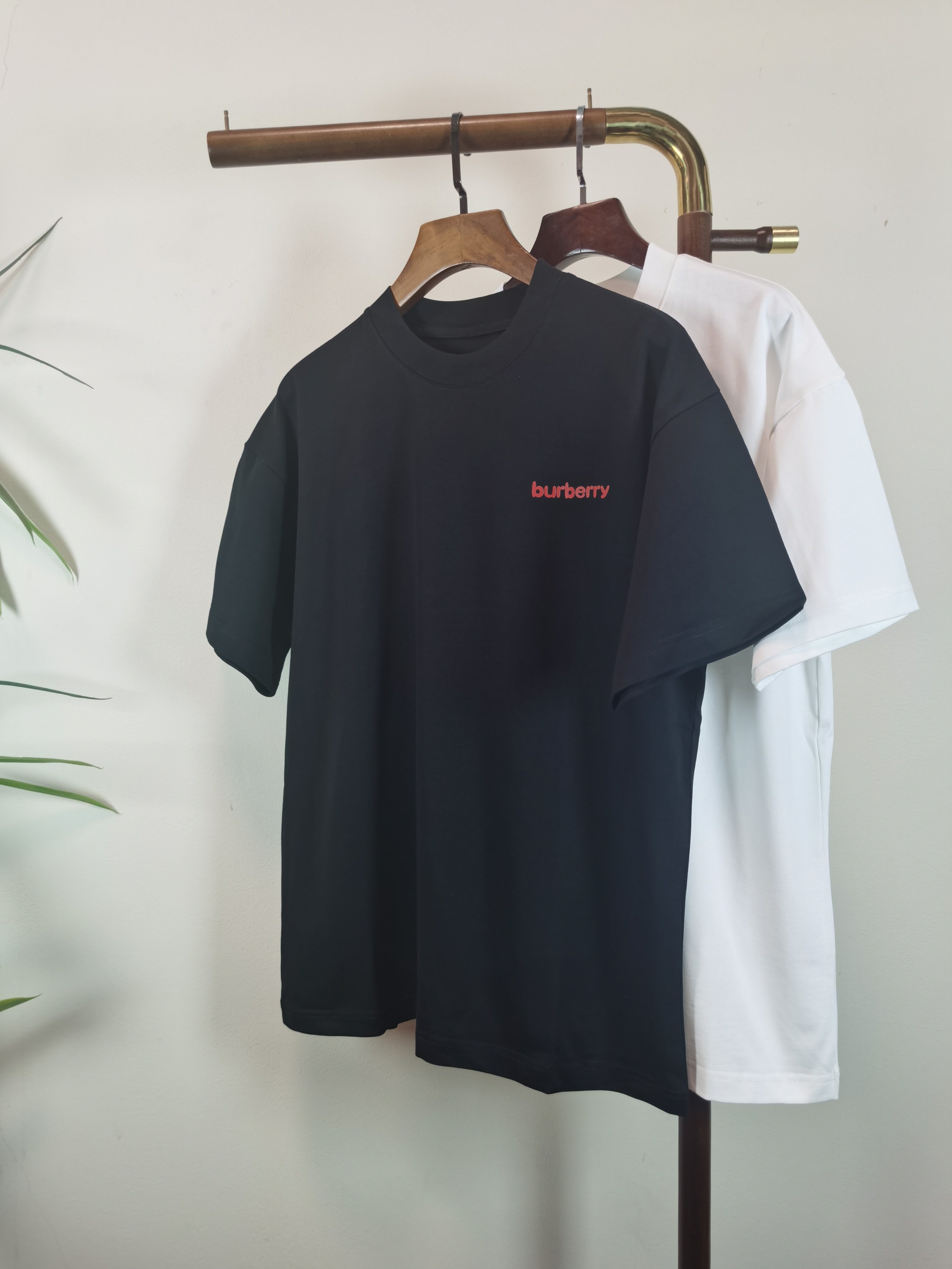 NO:655177,2026 new short-sleeved preview is available!   BURBERRY round neck short-sleeved T-shirt high-end version!  Custom-made fabrics at the counter are highly breathable and comfortable, with impeccable details and brand element design concepts, reflecting high quality. It feels delicate and soft!  It presents a casual cut and the upper body shape is awesome!  Size M-3XL,,burberry,burberry,T-shirt,tees,t-shirt,alexander wang198609092026新款短袖预告上新！  巴宝莉 BURBERRY圆领 短袖 T恤 高端版本！专柜定制面料 透气舒适度高,细节无可挑剔,品牌元素设计理念,体现高品质.手感细腻柔软！呈现休闲裁剪,上身版型超赞！ 码数M-3XL,,burberry,burberry,T-shirt,tees，t-shirt,alexander wang,Men's clothing