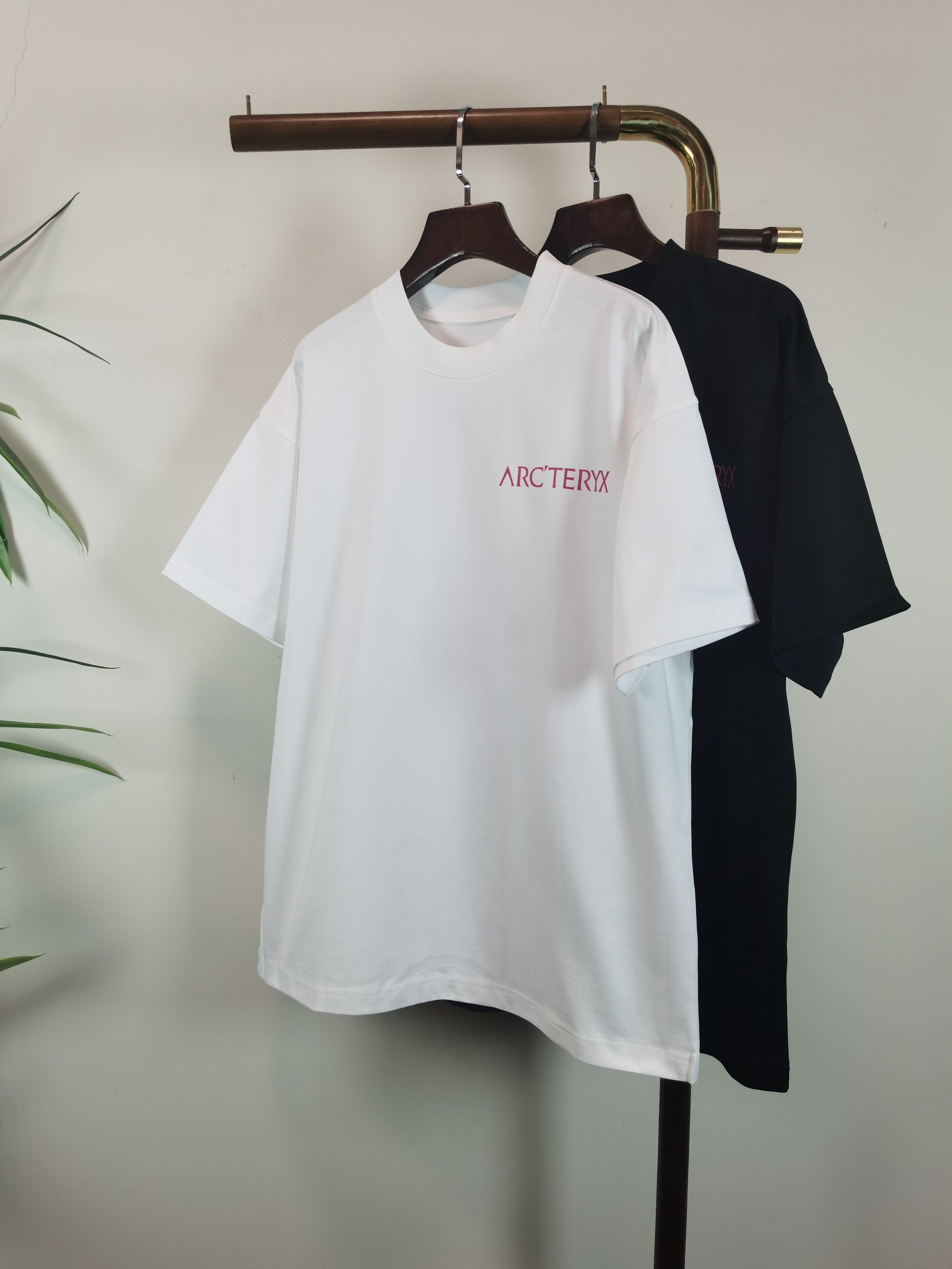 NO:655172,2026 new short-sleeved preview is available!   Arc'teryx ARC round neck short-sleeved T-shirt high-end version!  Custom-made fabrics at the counter are highly breathable and comfortable, with impeccable details and brand element design concepts, reflecting high quality. It feels delicate and soft!  It presents a casual cut and the upper body shape is awesome!  Size M-3XL, arc'teryx, T-shirt, tees, t-shirt, alexander wang198609092026新款短袖预告上新！  始祖鸟 ARC圆领 短袖 T恤 高端版本！专柜定制面料 透气舒适度高,细节无可挑剔,品牌元素设计理念,体现高品质.手感细腻柔软！呈现休闲裁剪,上身版型超赞！ 码数M-3XL,arc'teryx,T-shirt,tees，t-shirt,alexander wang,Men's clothing