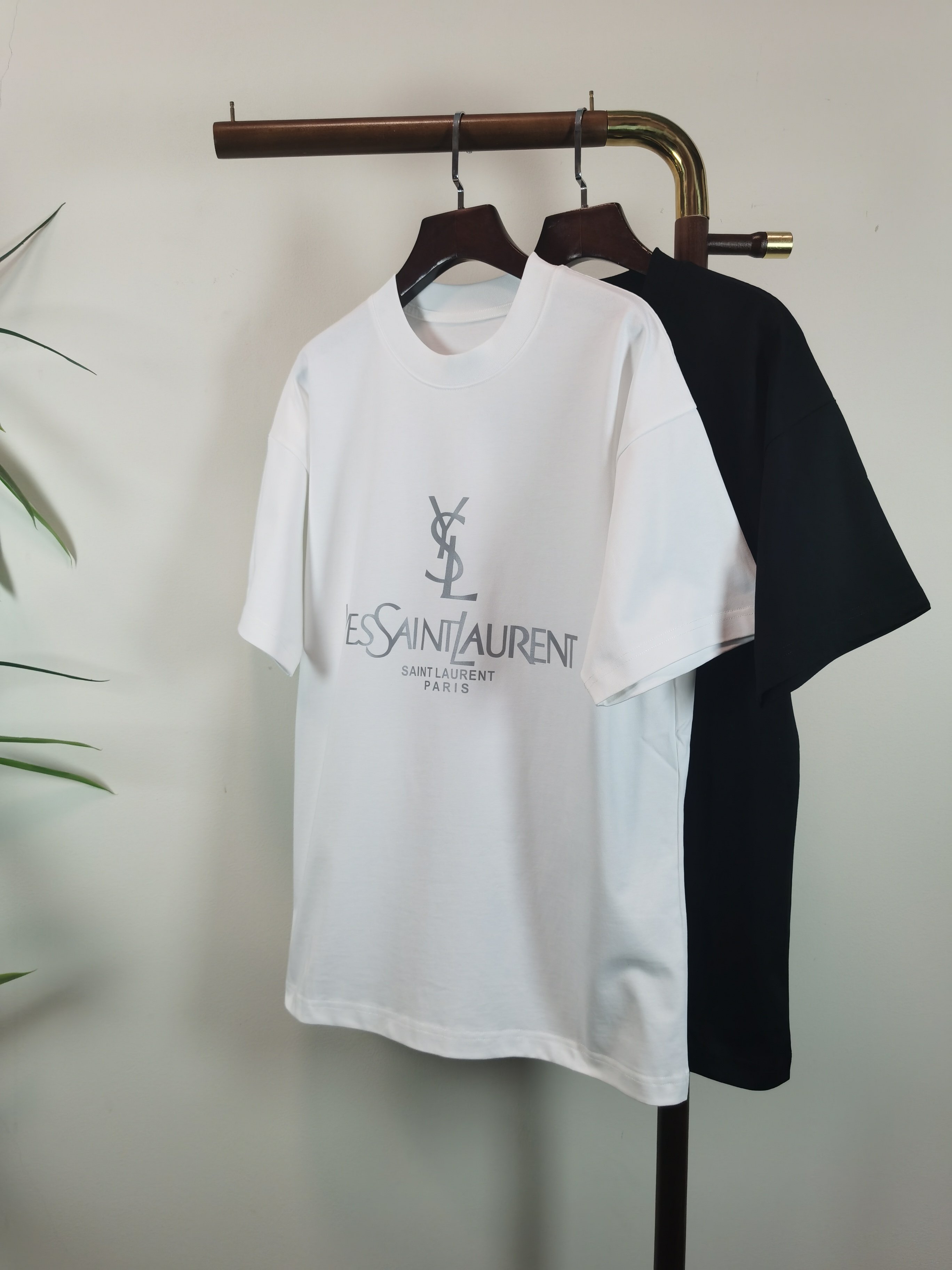 NO:655195,2026 new short-sleeved preview is available!   Saint Laurent YSL round neck short-sleeved T-shirt high-end version!  Custom-made fabrics at the counter are highly breathable and comfortable, with impeccable details and brand element design concepts, reflecting high quality. It feels delicate and soft!  It presents a casual cut and the upper body shape is awesome!  Size M-3XL,,saint laurent,saint laurent,T-shirt,tees,t-shirt,alexander wang198609092026新款短袖预告上新！  圣罗兰 YSL圆领 短袖 T恤 高端版本！专柜定制面料 透气舒适度高,细节无可挑剔,品牌元素设计理念,体现高品质.手感细腻柔软！呈现休闲裁剪,上身版型超赞！ 码数M-3XL,,saint laurent,saint laurent,T-shirt,tees，t-shirt,alexander wang,Men's clothing