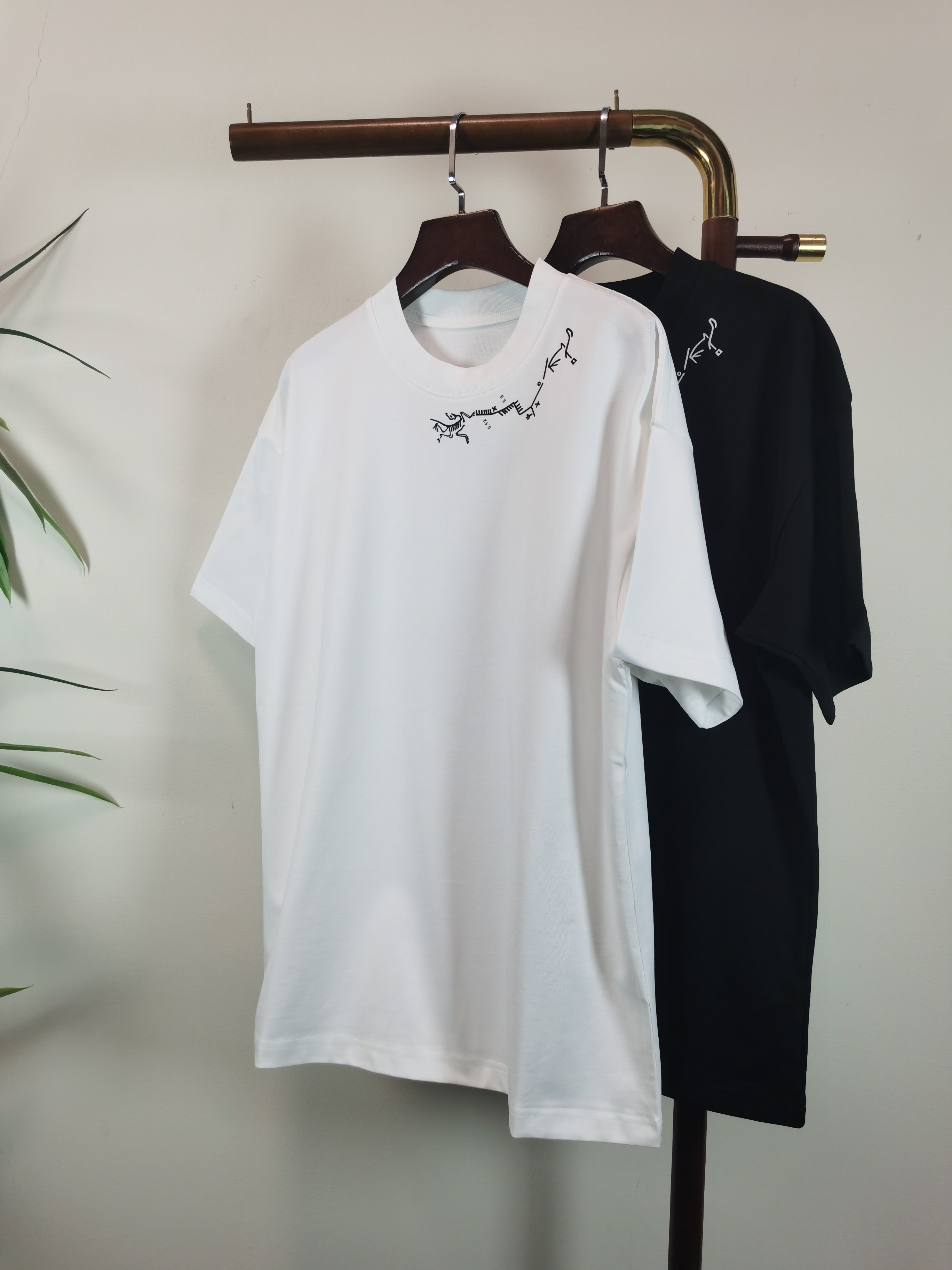 NO:655204,2026 new short-sleeved preview is available!   ARCTERYX Arc'teryx round neck short-sleeved T-shirt high-end version!  Custom-made fabrics at the counter are highly breathable and comfortable, with impeccable details and brand element design concepts, reflecting high quality. It feels delicate and soft!  It presents a casual cut and the upper body shape is awesome!  Size M-3XL, arc'teryx, T-shirt, tees, t-shirt, alexander wang198609092026新款短袖预告上新！  ARCTERYX 始祖鸟圆领 短袖 T恤 高端版本！专柜定制面料 透气舒适度高,细节无可挑剔,品牌元素设计理念,体现高品质.手感细腻柔软！呈现休闲裁剪,上身版型超赞！ 码数M-3XL,arc'teryx,T-shirt,tees，t-shirt,alexander wang,Men's clothing