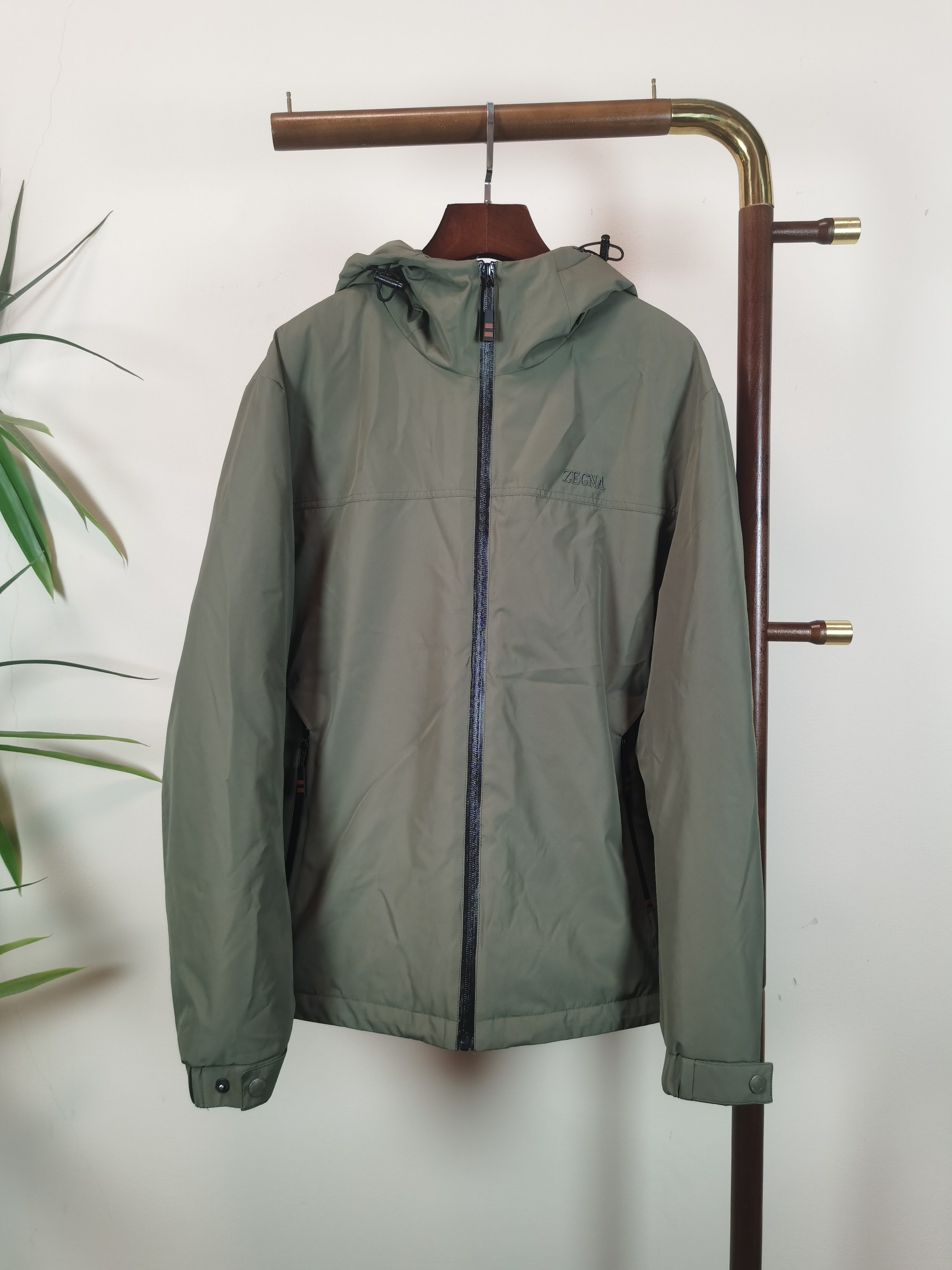 NO:849337,ZEGNA Zegna exclusively supplies new high-collar hooded down jackets for autumn and winter. The trading company has few channels. It is a must-have warm item for cooling weather. It can be worn for daily or outdoor sports. It is wear-resistant, scratch-resistant and easy to care for. It is equipped with 90 Euro standard high-quality white goose down filling inside. It is paired with large square quilting technology to create a fluffy and full overall effect. It also has a strong thermal insulation and temperature locking effect, so that you are not afraid of the cold outdoor weather in autumn and winter! Size  48-56 Please state your height and weight when placing an order,,zegna,down jacket,hats,19860909ZEGNA 杰尼亚独家专供秋冬新款高领连帽羽绒服,贸易公司渠道稀出,降温天气必备的保暖单品,不论是日常还是户外运动都能穿.耐磨防刮易打理,内里配置90欧标优质白鹅绒埴充,在搭配大方格绗缝工艺,打造蓬松饱满的整体效果,兼顾强悍的保暖锁温效果,让你无惧秋冬季寒冷的户外天气! 尺寸 48-56 下单报身高体重,,zegna,down jacket,hats,,Men's clothing