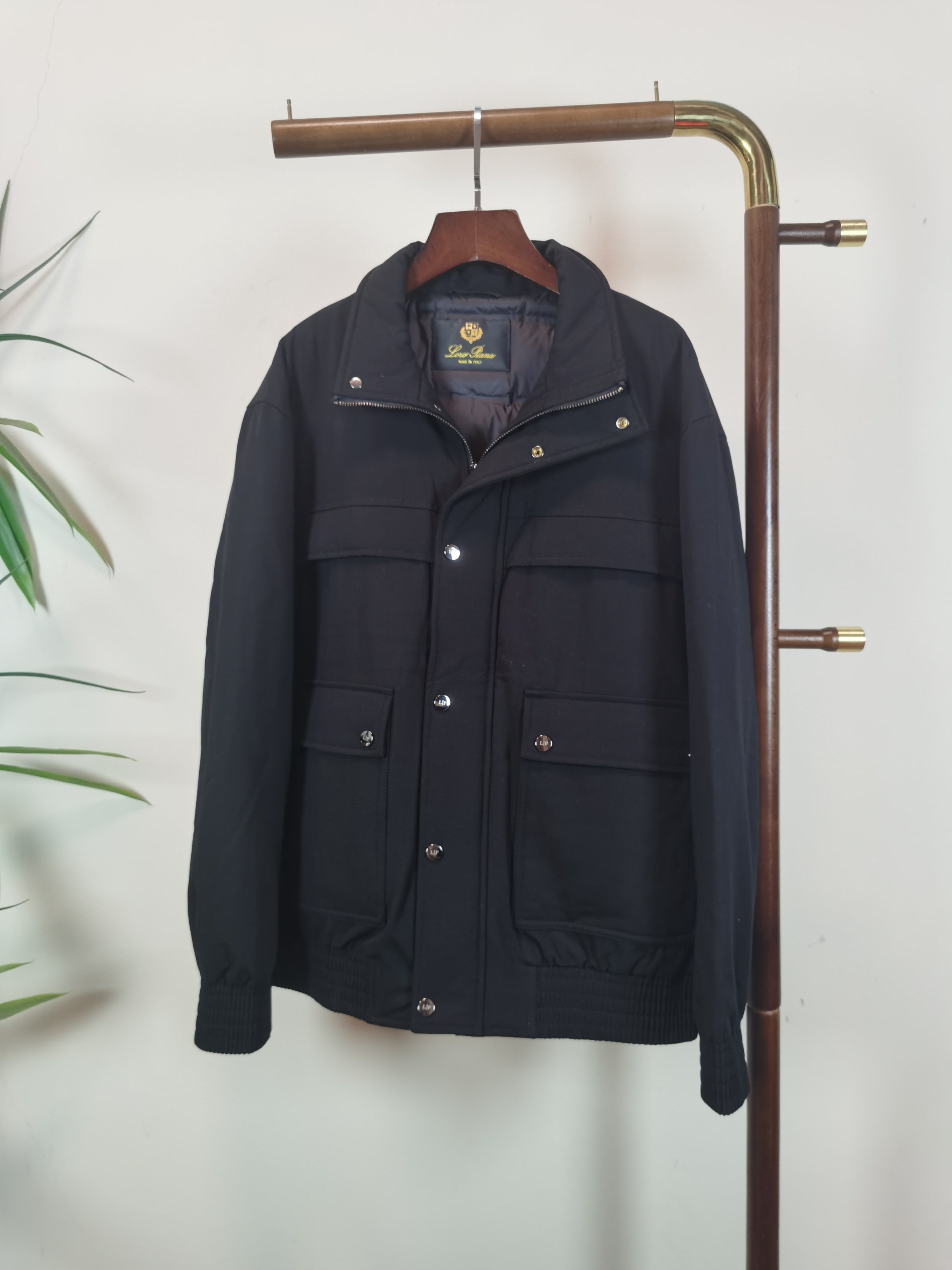 NO:849341,LP old money, top quality, the same model as the official website, complete with three standards!  2025 new autumn and winter men's jackets, fashionable and casual high-end version!  Custom-made fabrics at the counter are highly breathable and comfortable, with impeccable details and brand element design concepts, reflecting high quality. It feels delicate and soft!  It presents a casual cut and the upper body shape is awesome!  Color Black Size M-3XL,,loro piana,jackets & coats,jackets & coats,19860909LP 老钱 顶级品质 官网同款,三标齐全！2025秋冬新款男士夹克外套,时尚休闲高端版本！专柜定制面料 透气舒适度高,细节无可挑剔,品牌元素设计理念,体现高品质.手感细腻柔软！呈现休闲裁剪,上身版型超赞！ 颜色黑色 码数M-3XL,,loro piana,jackets & coats,jackets & coats,,Men's clothing