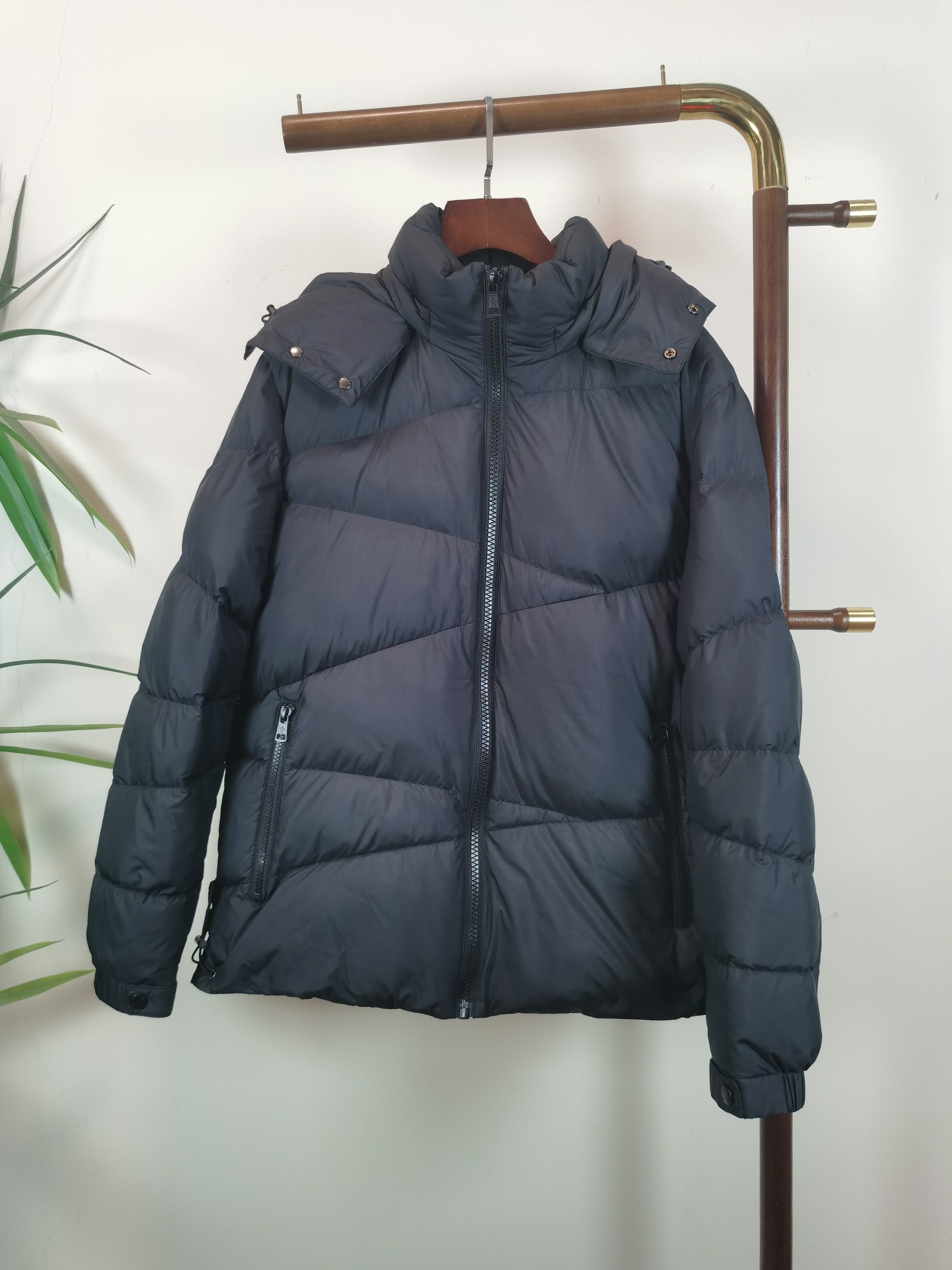 NO:849339,MONCLER exclusively supplies the new high-collar hooded down jacket for autumn and winter. The trading company has few channels. It is a must-have warm item for cooling weather. It can be worn for daily or outdoor sports. It is wear-resistant, scratch-resistant and easy to care for. The interior is filled with 90 Euro standard high-quality white goose down. It is paired with large square quilting technology to create a fluffy and full overall effect. It also has a strong thermal insulation and temperature locking effect, so that you are not afraid of the cold outdoor weather in autumn and winter! Size  48-56 Please state your height and weight when placing an order, Moncler, down jacket, hats,19860909蒙口 MONCLER独家专供秋冬新款高领连帽羽绒服,贸易公司渠道稀出,降温天气必备的保暖单品,不论是日常还是户外运动都能穿.耐磨防刮易打理,内里配置90欧标优质白鹅绒埴充,在搭配大方格绗缝工艺,打造蓬松饱满的整体效果,兼顾强悍的保暖锁温效果,让你无惧秋冬季寒冷的户外天气! 尺寸 48-56 下单报身高体重,,Moncler,down jacket,hats,,Men's clothing