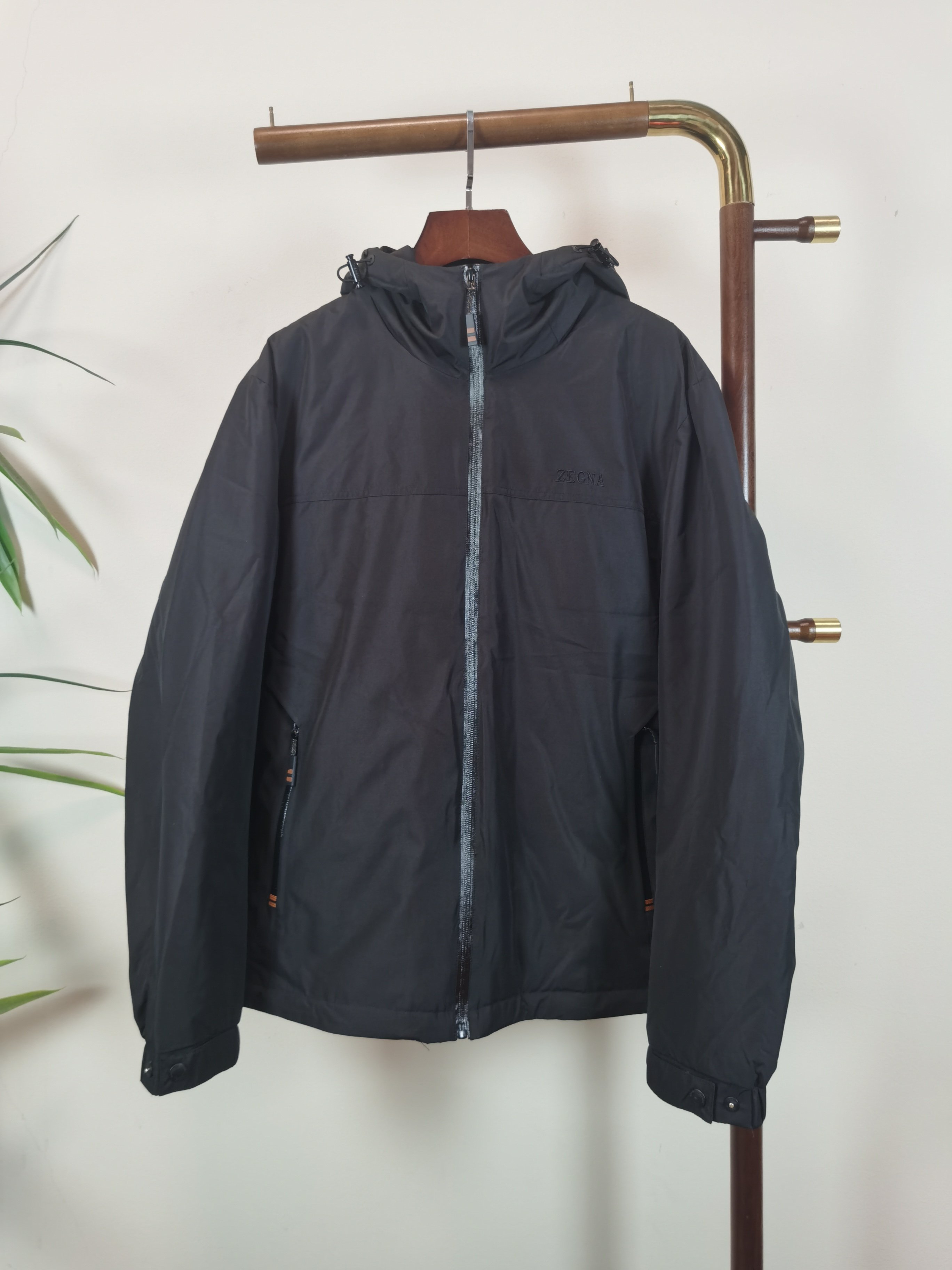 NO:849335,ZGENA Zegna exclusively supplies new high-collar hooded down jackets for autumn and winter. Trading company channels are rare. It is a must-have warm item for cooling weather. It can be worn for daily or outdoor sports. It is wear-resistant, scratch-resistant and easy to care for. It is equipped with 90 Euro standard high-quality white goose down filling inside. It is paired with large square quilting technology to create a fluffy and full overall effect. It also has a strong thermal insulation and temperature locking effect, so that you are not afraid of the cold outdoor weather in autumn and winter! Size  48-56 Please state your height and weight when placing an order,,zegna,down jacket,hats,19860909ZGENA 杰尼亚独家专供秋冬新款高领连帽羽绒服,贸易公司渠道稀出,降温天气必备的保暖单品,不论是日常还是户外运动都能穿.耐磨防刮易打理,内里配置90欧标优质白鹅绒埴充,在搭配大方格绗缝工艺,打造蓬松饱满的整体效果,兼顾强悍的保暖锁温效果,让你无惧秋冬季寒冷的户外天气! 尺寸 48-56 下单报身高体重,,zegna,down jacket,hats,,Men's clothing