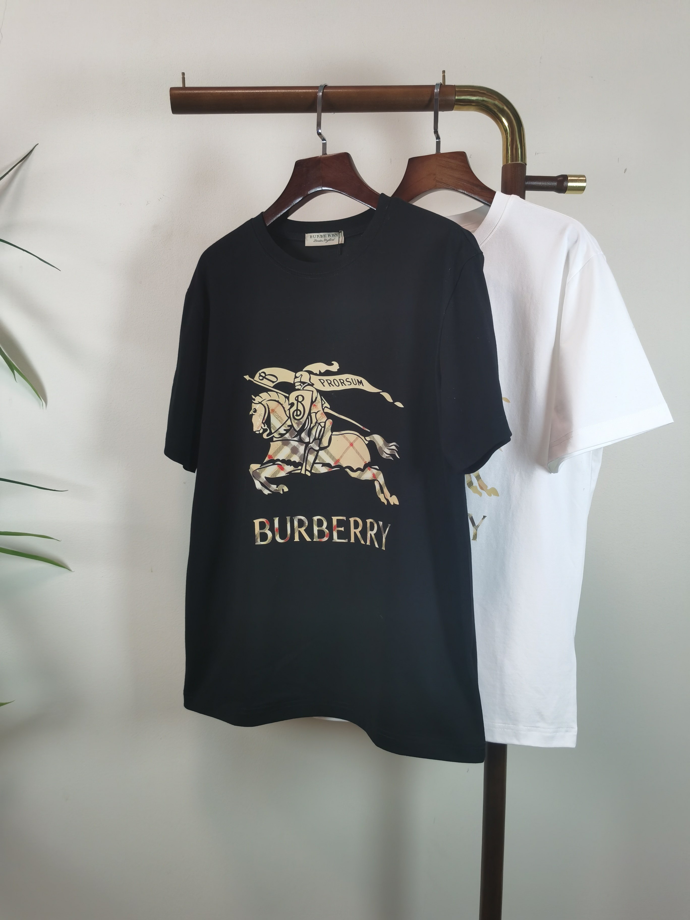 NO:849351,BURBERRY 2026 new printed round neck short-sleeved T-shirt is available for pre-sale!  On sale on overseas official website!  Made of pure cotton double yarn fabric, it feels soft and delicate, the color and gloss are super positive, and the upper body is comfortable and breathable!  Customized threads on the neckline, precision double-needle patchwork, through-shoulder zipper chain bottom, durable and non-deformable, with first-class texture!  This classic round-neck T-shirt is decorated with a highly recognizable logo print on the chest. The three-dimensional and fine detail processing injects a casual charm into the whole, casual and natural, and highly recognizable!  Produced by a large factory, with fine workmanship and complete three standards!  Classic round neck basic model, the version is quite wide and full!  The upper body is fashionable, relaxed and stylish, and the atmosphere is instantly filled!  Same style for men and women!  Size S-2XL Color black white,,burberry,burberry,T-shirt,tees,t-shirt,19860909BURBERRY 巴宝莉 2026新款印花圆领短袖T恤预售出货！ 海外官网在售！ 采用纯棉双纱面料,手感柔软细腻,颜色光泽度都超正,上身舒适透气！领口定织螺纹,精密双针拼缝,通肩拉锁链底耐穿不变形,质感一流！ 这款经典的圆领 T 恤胸前饰有高辨识度的logo印花,立体精细的细节处理,为整体注入一分闲适韵味,休闲自然,超高辨识度！ 大厂出品,做工精细,三标齐全！ 经典圆领基础款,版型挺阔饱满！ 上身时髦 轻松有格调 氛围感一下子拉满！ 男女同款！ 码数S-2XL 颜色黑色 白色,,burberry,burberry,T-shirt,tees，t-shirt,,Men's clothing