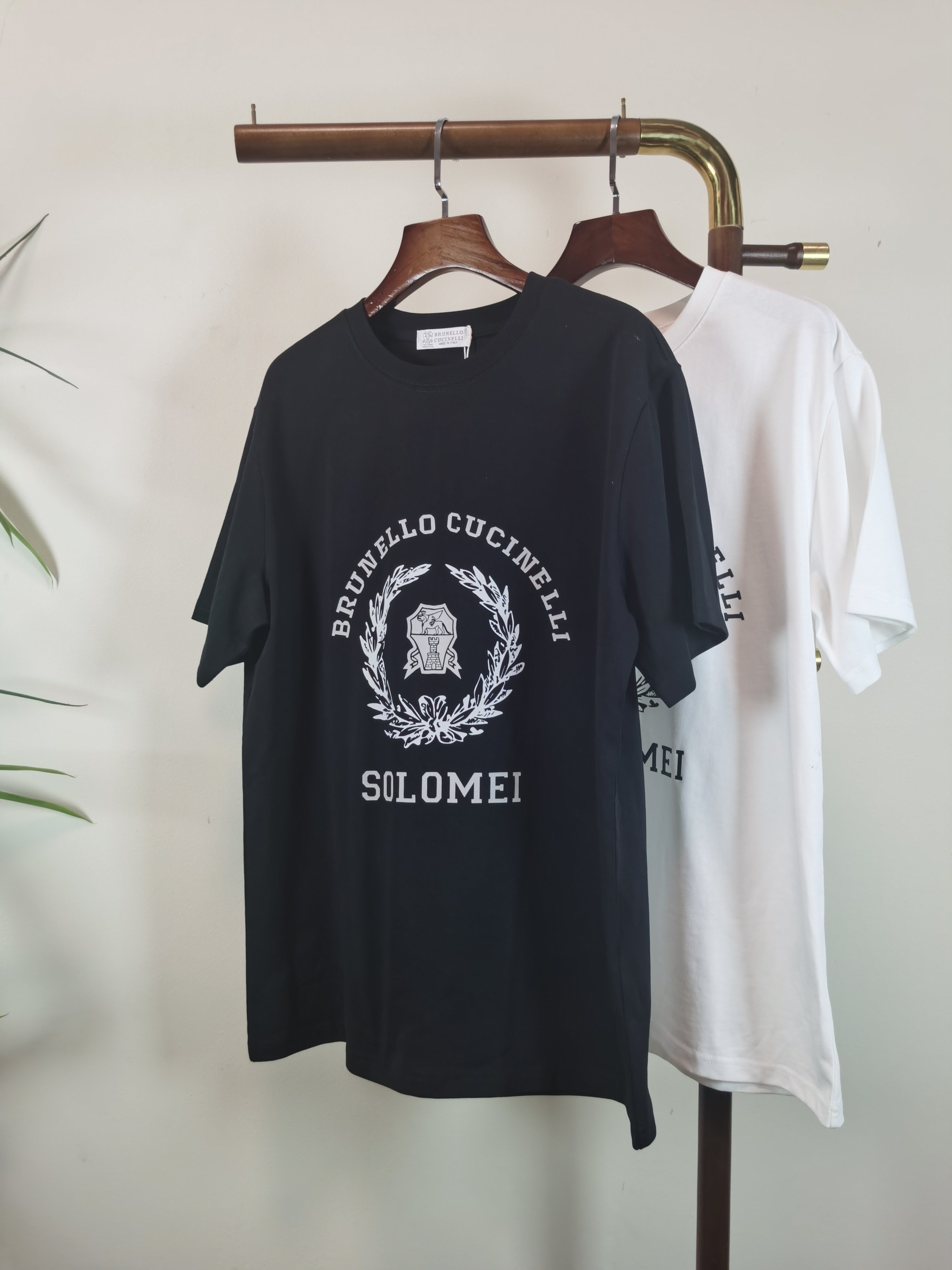 NO:745070,BRUNELLO CUCUNELLI 2026 new printed round neck short-sleeved T-shirt is available for pre-sale!  On sale on overseas official website!  Made of pure cotton double yarn fabric, it feels soft and delicate, the color and gloss are super positive, and the upper body is comfortable and breathable!  Customized threads on the neckline, precision double-needle patchwork, through-shoulder zipper chain bottom, durable and non-deformable, with first-class texture!  This classic round-neck T-shirt is decorated with a highly recognizable logo print on the chest. The three-dimensional and fine detail processing injects a casual charm into the whole, casual and natural, and highly recognizable!  Produced by a large factory, with fine workmanship and complete three standards!  Classic round neck basic model, the version is quite wide and full!  The upper body is fashionable, relaxed and stylish, and the atmosphere is instantly filled!  Same style for men and women!  Size S-2XL Color black white, brunello cucinelli, T-shirt, tees, t-shirt,19860909BRUNELLO CUCUNELLI  2026新款印花圆领短袖T恤预售出货！ 海外官网在售！ 采用纯棉双纱面料,手感柔软细腻,颜色光泽度都超正,上身舒适透气！领口定织螺纹,精密双针拼缝,通肩拉锁链底耐穿不变形,质感一流！ 这款经典的圆领 T 恤胸前饰有高辨识度的logo印花,立体精细的细节处理,为整体注入一分闲适韵味,休闲自然,超高辨识度！ 大厂出品,做工精细,三标齐全！ 经典圆领基础款,版型挺阔饱满！ 上身时髦 轻松有格调 氛围感一下子拉满！ 男女同款！ 码数S-2XL 颜色黑色 白色,,brunello cucinelli,T-shirt,tees，t-shirt,,Men's clothing