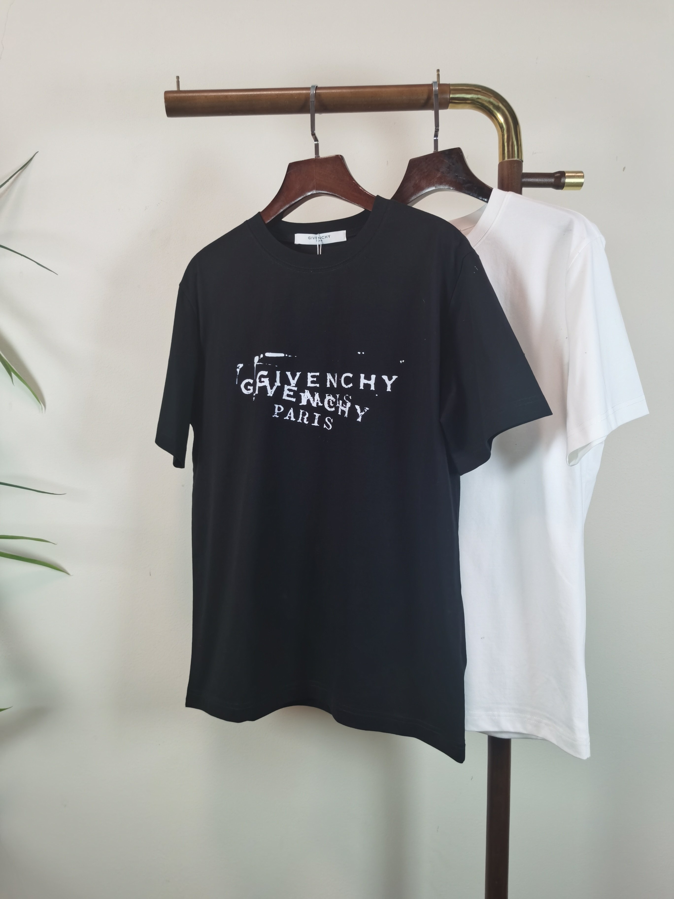 NO:745064,GIVENCHY 2026 new printed round neck short-sleeved T-shirt is available for pre-sale!  On sale on overseas official website!  Made of pure cotton double yarn fabric, it feels soft and delicate, the color and gloss are super positive, and the upper body is comfortable and breathable!  Customized threads on the neckline, precision double-needle patchwork, through-shoulder zipper chain bottom, durable and non-deformable, with first-class texture!  This classic round-neck T-shirt is decorated with a highly recognizable logo print on the chest. The three-dimensional and fine detail processing injects a casual charm into the whole, casual and natural, and highly recognizable!  Produced by a large factory, with fine workmanship and complete three standards!  Classic round neck basic model, the version is quite wide and full!  The upper body is fashionable, relaxed and stylish, and the atmosphere is instantly filled!  Same style for men and women!  Size S-2XL Color Black White,,givenchy,givenchy,T-shirt,tees,t-shirt,19860909GIVENCHY 纪梵希 2026新款印花圆领短袖T恤预售出货！ 海外官网在售！ 采用纯棉双纱面料,手感柔软细腻,颜色光泽度都超正,上身舒适透气！领口定织螺纹,精密双针拼缝,通肩拉锁链底耐穿不变形,质感一流！ 这款经典的圆领 T 恤胸前饰有高辨识度logo印花,立体精细的细节处理,为整体注入一分闲适韵味,休闲自然,超高辨识度！ 大厂出品,做工精细,三标齐全！ 经典圆领基础款,版型挺阔饱满！ 上身时髦 轻松有格调 氛围感一下子拉满！ 男女同款！ 码数S-2XL 颜色黑色 白色,,givenchy,givenchy,T-shirt,tees，t-shirt,,Men's clothing