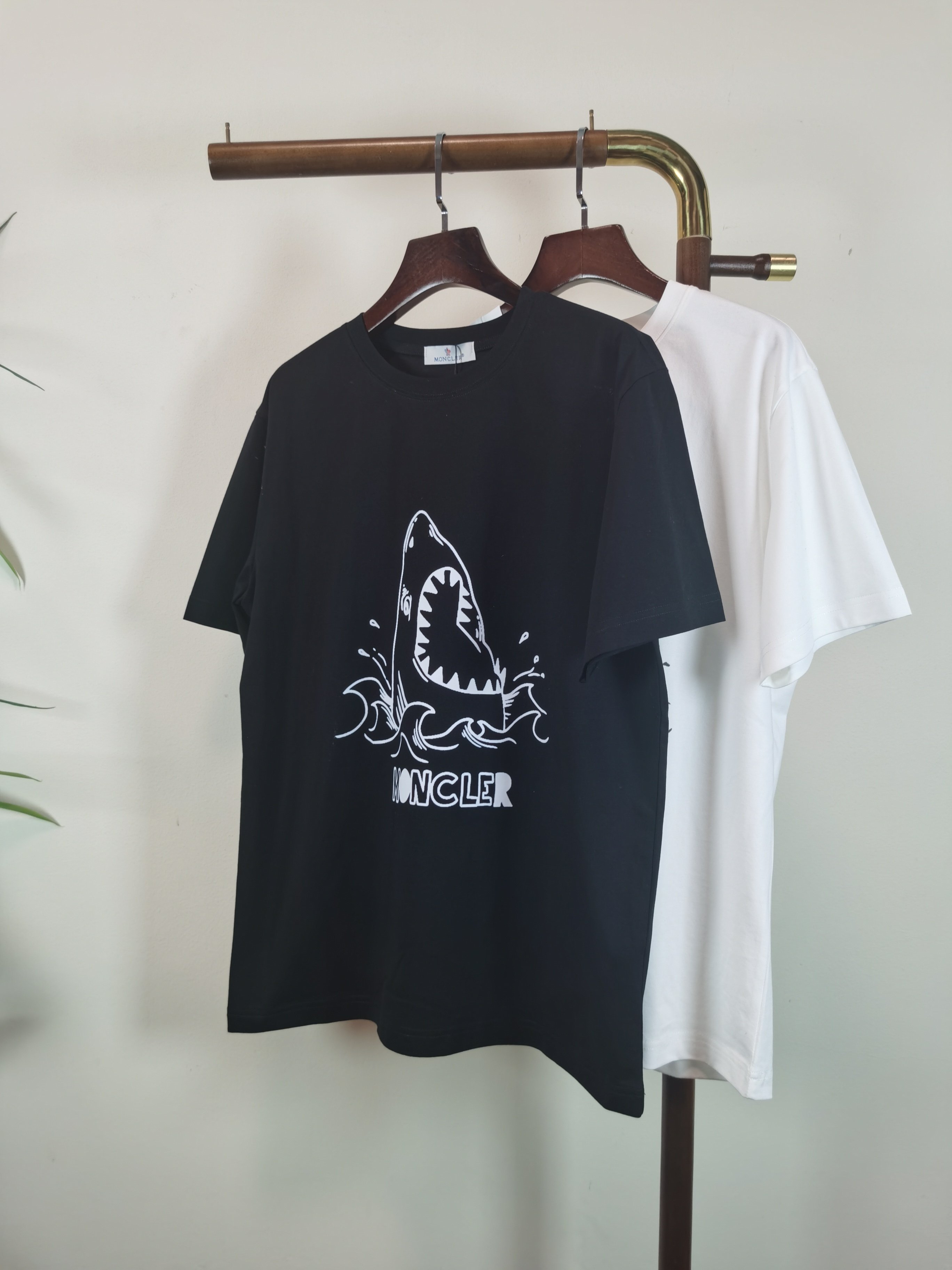 NO:849353,MONCLER 2026 new printed round neck short-sleeved T-shirt is available for pre-sale!  On sale on overseas official website!  Made of pure cotton double yarn fabric, it feels soft and delicate, the color and gloss are super positive, and the upper body is comfortable and breathable!  Customized threads on the neckline, precision double-needle patchwork, through-shoulder zipper chain bottom, durable and non-deformable, with first-class texture!  This classic round-neck T-shirt is decorated with a highly recognizable logo print on the chest. The three-dimensional and fine detail processing injects a casual charm into the whole, casual and natural, and highly recognizable!  Produced by a large factory, with fine workmanship and complete three standards!  Classic round neck basic model, the version is quite wide and full!  The upper body is fashionable, relaxed and stylish, and the atmosphere is instantly filled!  Same style for men and women!  Size S-2XL Color black white, T-shirt, tees, t-shirt,19860909MONCLER 2026新款印花圆领短袖T恤预售出货！ 海外官网在售！ 采用纯棉双纱面料,手感柔软细腻,颜色光泽度都超正,上身舒适透气！领口定织螺纹,精密双针拼缝,通肩拉锁链底耐穿不变形,质感一流！ 这款经典的圆领 T 恤胸前饰有高辨识度的logo印花,立体精细的细节处理,为整体注入一分闲适韵味,休闲自然,超高辨识度！ 大厂出品,做工精细,三标齐全！ 经典圆领基础款,版型挺阔饱满！ 上身时髦 轻松有格调 氛围感一下子拉满！ 男女同款！ 码数S-2XL 颜色黑色 白色,,T-shirt,tees，t-shirt,,Men's clothing