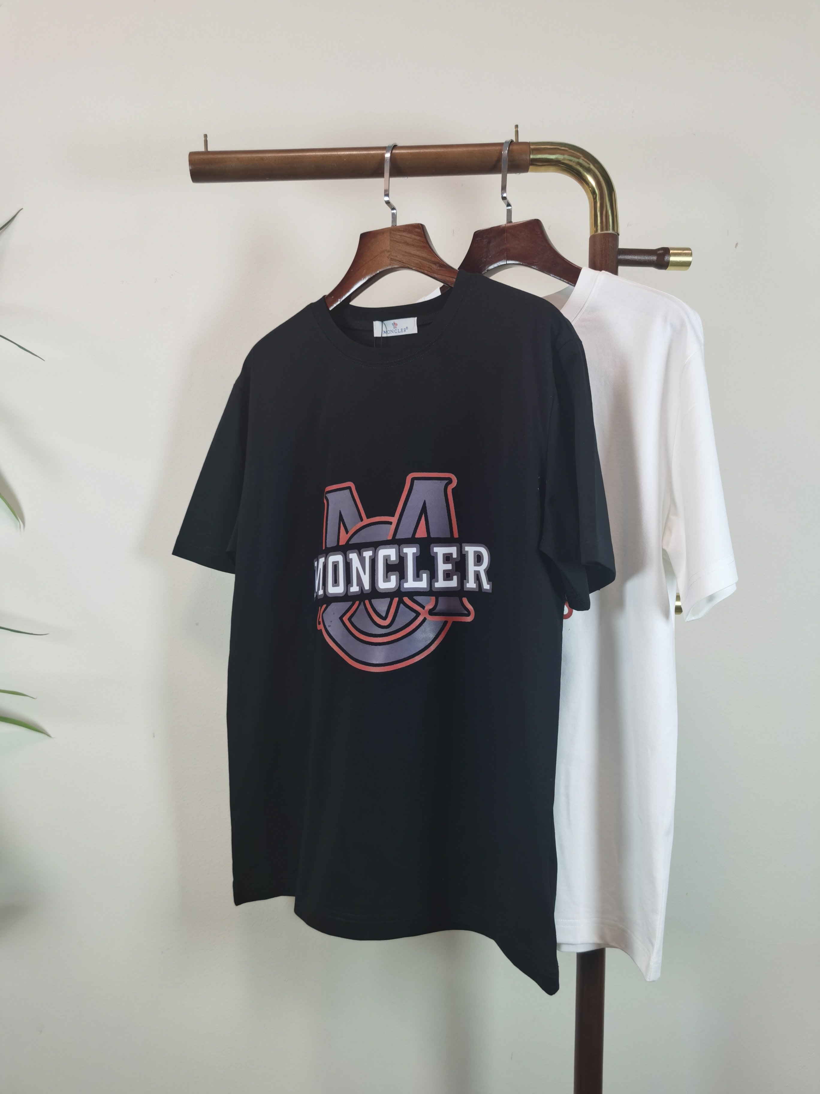 NO:849366,MONCLER 2026 new printed round neck short-sleeved T-shirt is available for pre-sale!  On sale on overseas official website!  Made of pure cotton double yarn fabric, it feels soft and delicate, the color and gloss are super positive, and the upper body is comfortable and breathable!  Customized threads on the neckline, precision double-needle patchwork, through-shoulder zipper chain bottom, durable and non-deformable, with first-class texture!  This classic round neck T-shirt is decorated with a highly recognizable snail logo print on the chest. The three-dimensional and fine detail processing injects a casual charm into the whole, casual and natural, and highly recognizable!  Produced by a large factory, with fine workmanship and complete three standards!  Classic round neck basic model, the version is quite wide and full!  The upper body is fashionable, relaxed and stylish, and the atmosphere is instantly filled!  Same style for men and women!  Size S-2XL Color black white, T-shirt, tees, t-shirt,19860909MONCLER 2026新款印花圆领短袖T恤预售出货！ 海外官网在售！ 采用纯棉双纱面料,手感柔软细腻,颜色光泽度都超正,上身舒适透气！领口定织螺纹,精密双针拼缝,通肩拉锁链底耐穿不变形,质感一流！ 这款经典的圆领 T 恤胸前饰有高辨识度的蜗牛logo印花,立体精细的细节处理,为整体注入一分闲适韵味,休闲自然,超高辨识度！ 大厂出品,做工精细,三标齐全！ 经典圆领基础款,版型挺阔饱满！ 上身时髦 轻松有格调 氛围感一下子拉满！ 男女同款！ 码数S-2XL 颜色黑色 白色,,T-shirt,tees，t-shirt,,Men's clothing