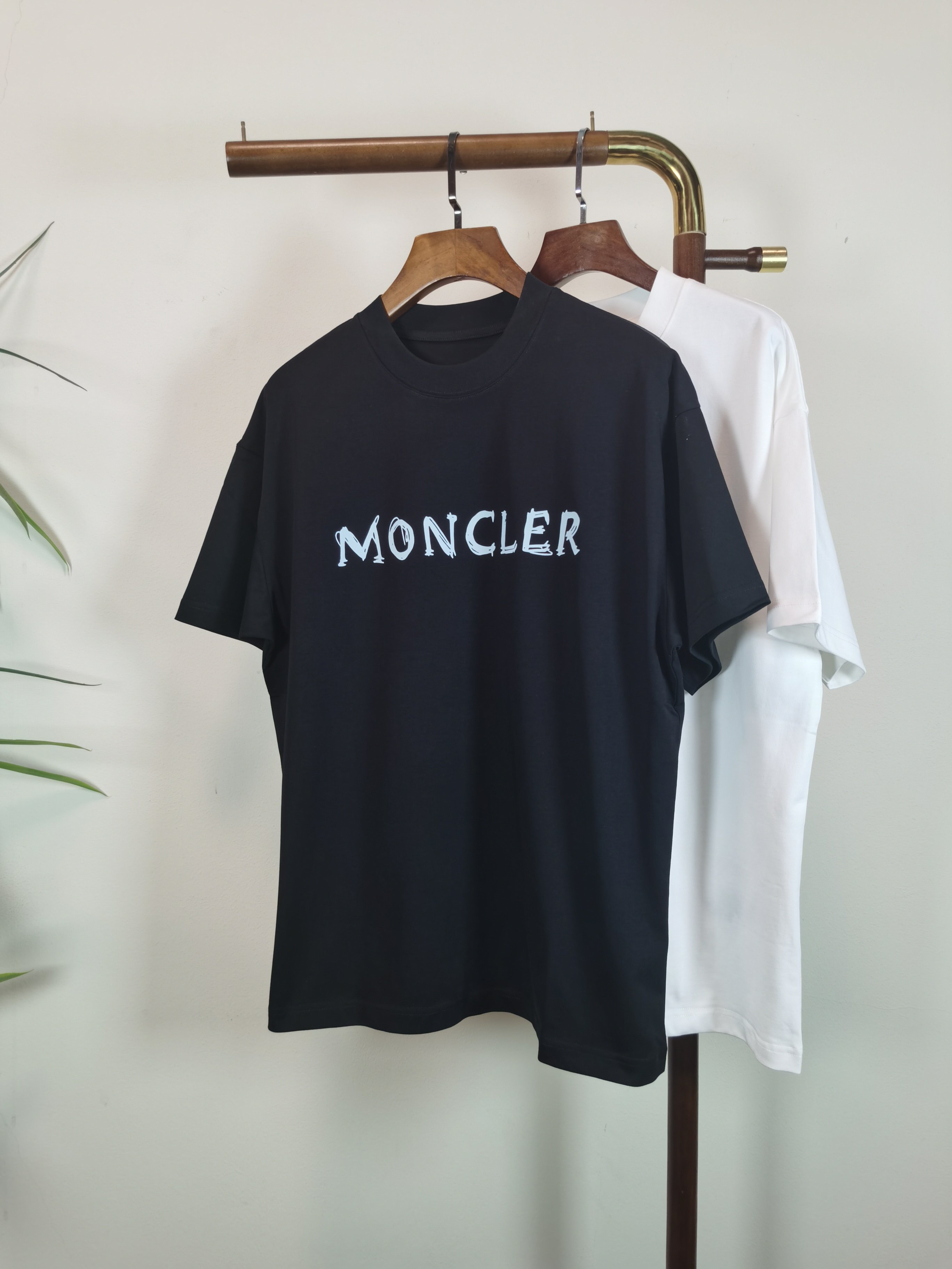 NO:849360,2026 new short-sleeved preview is available!   Masked MONCLER round neck short-sleeved T-shirt high-end version!  Custom-made fabrics at the counter are highly breathable and comfortable, with impeccable details and brand element design concepts, reflecting high quality. It feels delicate and soft!  It presents a casual cut and the upper body shape is awesome!  Size M-3XL,,Moncler,T-shirt,tees,t-shirt,198609092026新款短袖预告上新！  蒙口 MONCLER 圆领 短袖 T恤 高端版本！专柜定制面料 透气舒适度高,细节无可挑剔,品牌元素设计理念,体现高品质.手感细腻柔软！呈现休闲裁剪,上身版型超赞！ 码数M-3XL,,Moncler,T-shirt,tees，t-shirt,,Men's clothing