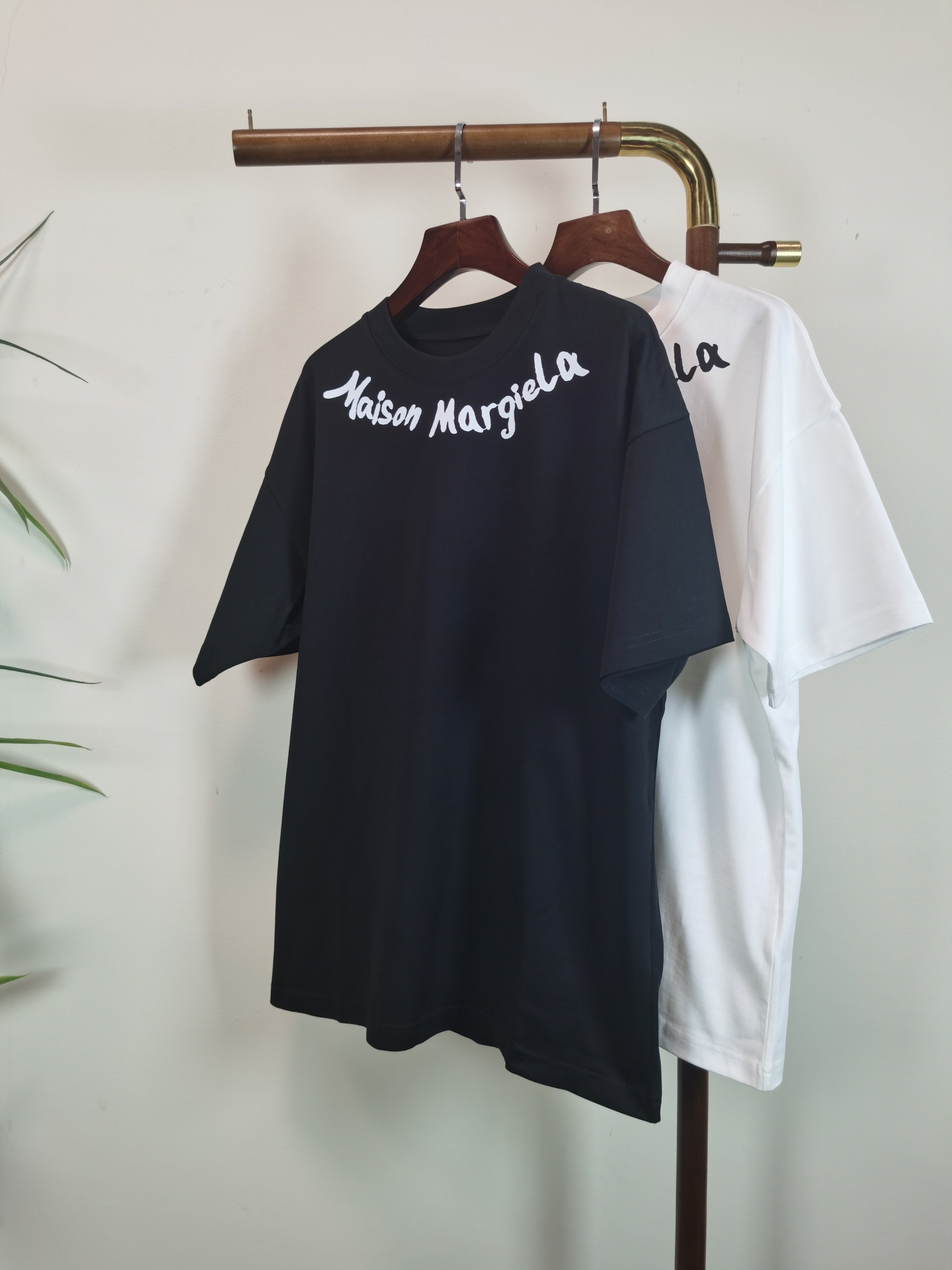 NO:745101,2026 new short-sleeved preview is available!   Magee 6 round neck short-sleeved T-shirt high-end version!  Custom-made fabrics at the counter are highly breathable and comfortable, with impeccable details and brand element design concepts, reflecting high quality. It feels delicate and soft!  It presents a casual cut and the upper body shape is awesome!  Size M-3XL,,T-shirt,tees,t-shirt,198609092026新款短袖预告上新！  马吉6 圆领 短袖 T恤 高端版本！专柜定制面料 透气舒适度高,细节无可挑剔,品牌元素设计理念,体现高品质.手感细腻柔软！呈现休闲裁剪,上身版型超赞！ 码数M-3XL,,T-shirt,tees，t-shirt,,Men's clothing