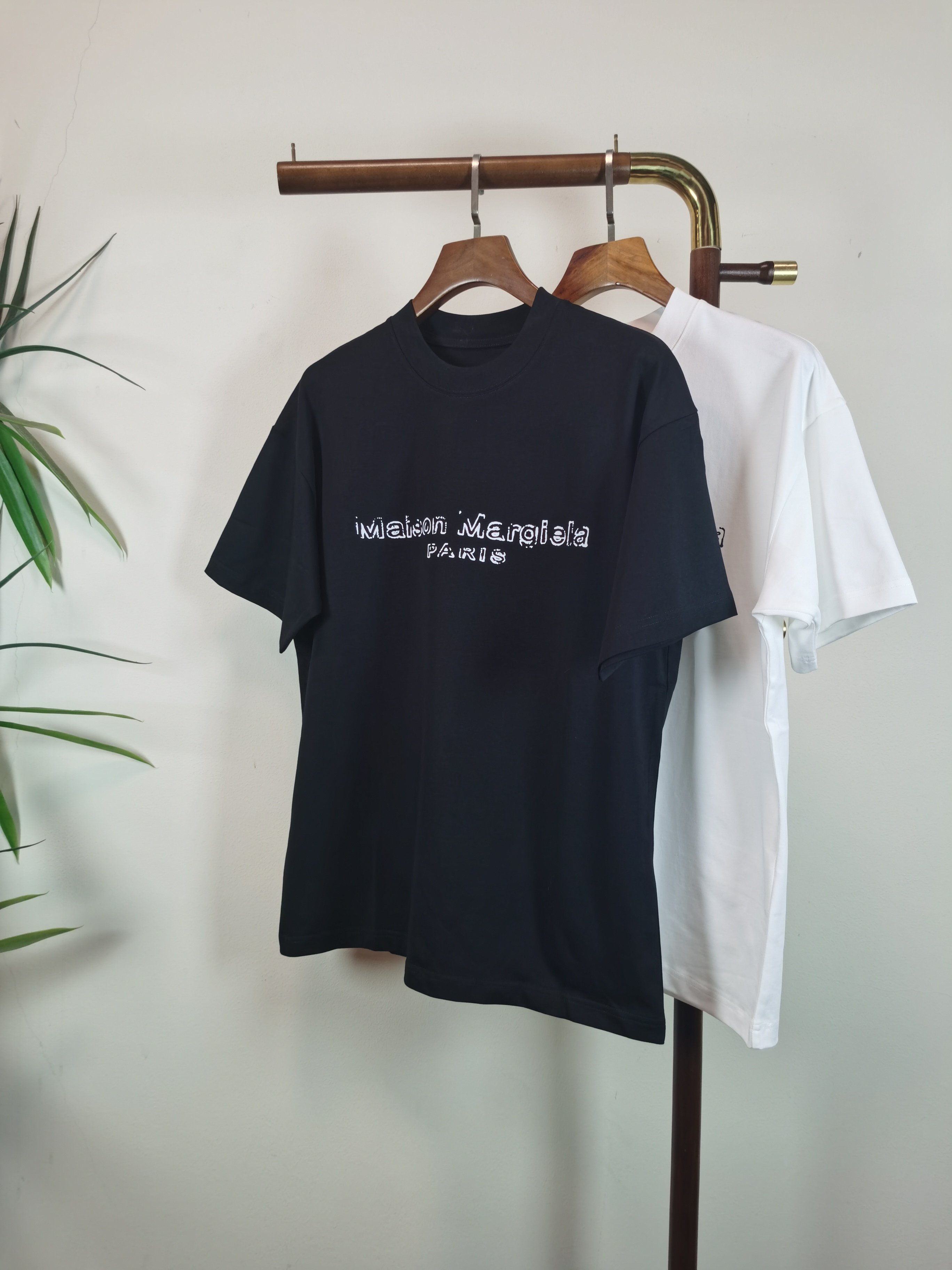 NO:849363,2026 new short-sleeved preview is available!   Magee 6 round neck short-sleeved T-shirt high-end version!  Custom-made fabrics at the counter are highly breathable and comfortable, with impeccable details and brand element design concepts, reflecting high quality. It feels delicate and soft!  It presents a casual cut and the upper body shape is awesome!  Size M-3XL,,T-shirt,tees,t-shirt,198609092026新款短袖预告上新！  马吉6 圆领 短袖 T恤 高端版本！专柜定制面料 透气舒适度高,细节无可挑剔,品牌元素设计理念,体现高品质.手感细腻柔软！呈现休闲裁剪,上身版型超赞！ 码数M-3XL,,T-shirt,tees，t-shirt,,Men's clothing