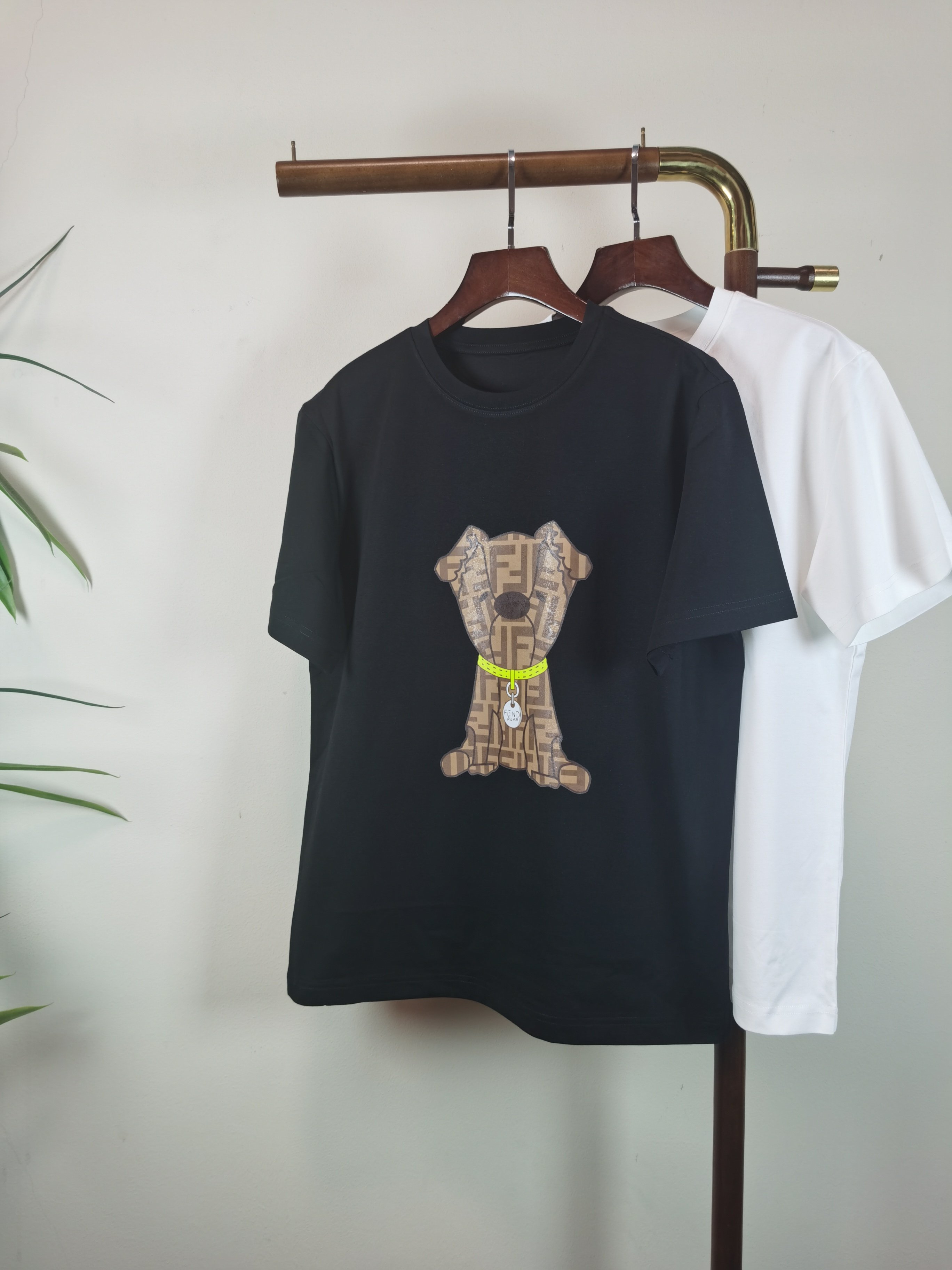 NO:736329,FENDI Fendi 2026 new printed round neck short-sleeved T-shirt is on sale for pre-sale!  On sale on overseas official website!  Made of pure cotton double yarn fabric, it feels soft and delicate, the color and gloss are super positive, and the upper body is comfortable and breathable!  Customized threads on the neckline, precision double-needle patchwork, through-shoulder zipper chain bottom, durable and non-deformable, with first-class texture!  This classic round-neck T-shirt is decorated with a highly recognizable logo print on the chest. The three-dimensional and fine detail processing injects a casual charm into the whole, casual and natural, and highly recognizable!  Produced by a large factory, with fine workmanship and complete three standards!  Classic round neck basic model, the version is quite wide and full!  The upper body is fashionable, relaxed and stylish, and the atmosphere is instantly filled!  Same style for men and women!  Size S-2XL Color black white,,fendi,fendi,T-shirt,tees,t-shirt,19860909FENDI芬迪 2026新款印花圆领短袖T恤预售出货！ 海外官网在售！ 采用纯棉双纱面料,手感柔软细腻,颜色光泽度都超正,上身舒适透气！领口定织螺纹,精密双针拼缝,通肩拉锁链底耐穿不变形,质感一流！ 这款经典的圆领 T 恤胸前饰有高辨识度的logo印花,立体精细的细节处理,为整体注入一分闲适韵味,休闲自然,超高辨识度！ 大厂出品,做工精细,三标齐全！ 经典圆领基础款,版型挺阔饱满！ 上身时髦 轻松有格调 氛围感一下子拉满！ 男女同款！ 码数S-2XL 颜色黑色 白色,,fendi,fendi,T-shirt,tees，t-shirt,,Men's clothing