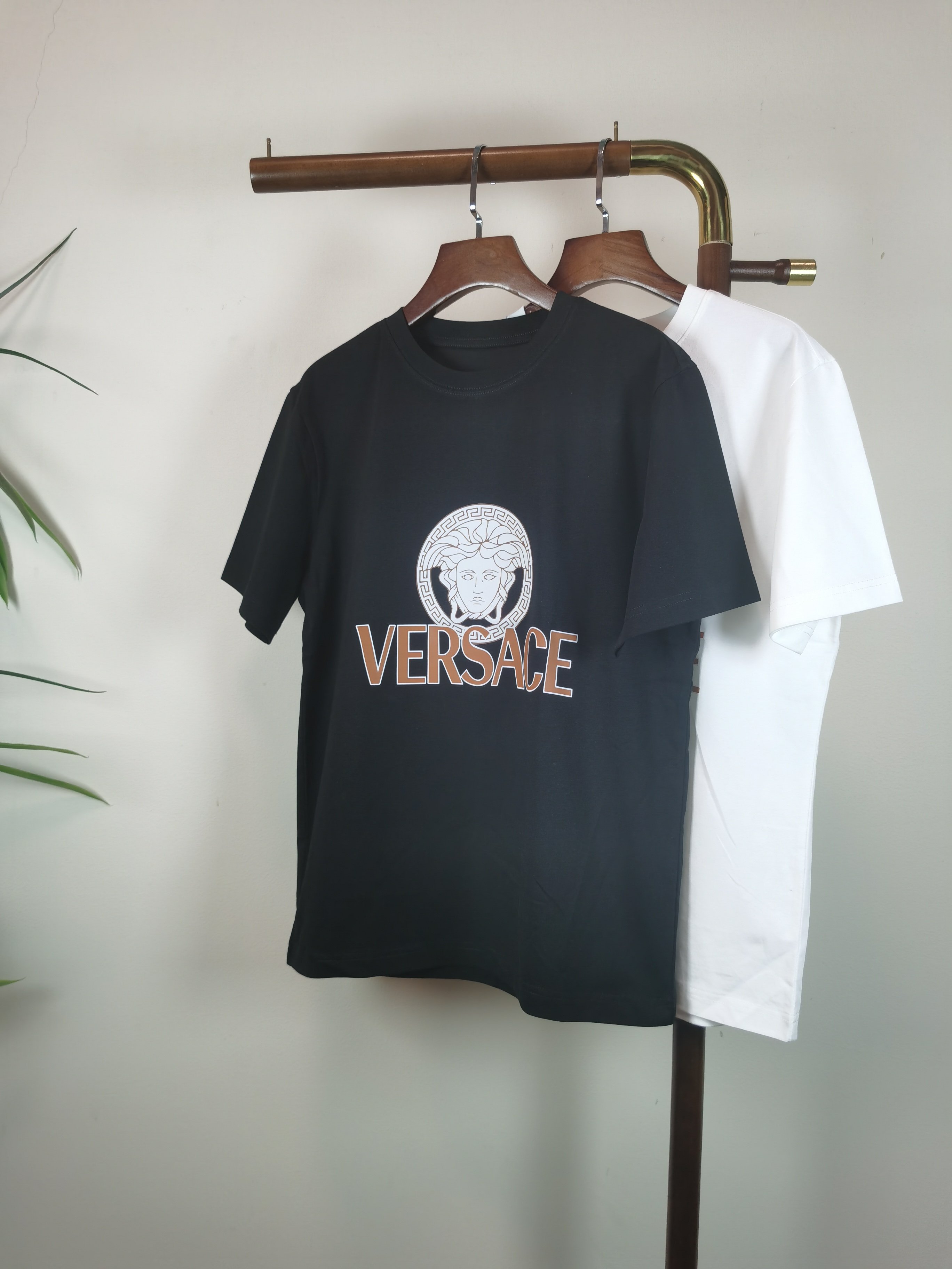 NO:736305,VERSACE Versace 2026 new printed round neck short-sleeved T-shirt is on sale for pre-sale!  On sale on overseas official website!  Made of pure cotton double yarn fabric, it feels soft and delicate, the color and gloss are super positive, and the upper body is comfortable and breathable!  Customized threads on the neckline, precision double-needle patchwork, through-shoulder zipper chain bottom, durable and non-deformable, with first-class texture!  This classic round-neck T-shirt is decorated with a highly recognizable logo print on the chest. The three-dimensional and fine detail processing injects a casual charm into the whole, casual and natural, and highly recognizable!  Produced by a large factory, with fine workmanship and complete three standards!  Classic round neck basic model, the version is quite wide and full!  The upper body is fashionable, relaxed and stylish, and the atmosphere is instantly filled!  Same style for men and women!  Size S-2XL Color black white,versace,versace,T-shirt,tees,t-shirt,19860909VERSACE范思哲 2026新款印花圆领短袖T恤预售出货！ 海外官网在售！ 采用纯棉双纱面料,手感柔软细腻,颜色光泽度都超正,上身舒适透气！领口定织螺纹,精密双针拼缝,通肩拉锁链底耐穿不变形,质感一流！ 这款经典的圆领 T 恤胸前饰有高辨识度的logo印花,立体精细的细节处理,为整体注入一分闲适韵味,休闲自然,超高辨识度！ 大厂出品,做工精细,三标齐全！ 经典圆领基础款,版型挺阔饱满！ 上身时髦 轻松有格调 氛围感一下子拉满！ 男女同款！ 码数S-2XL 颜色黑色 白色,,versace,versace,T-shirt,tees，t-shirt,,Men's clothing