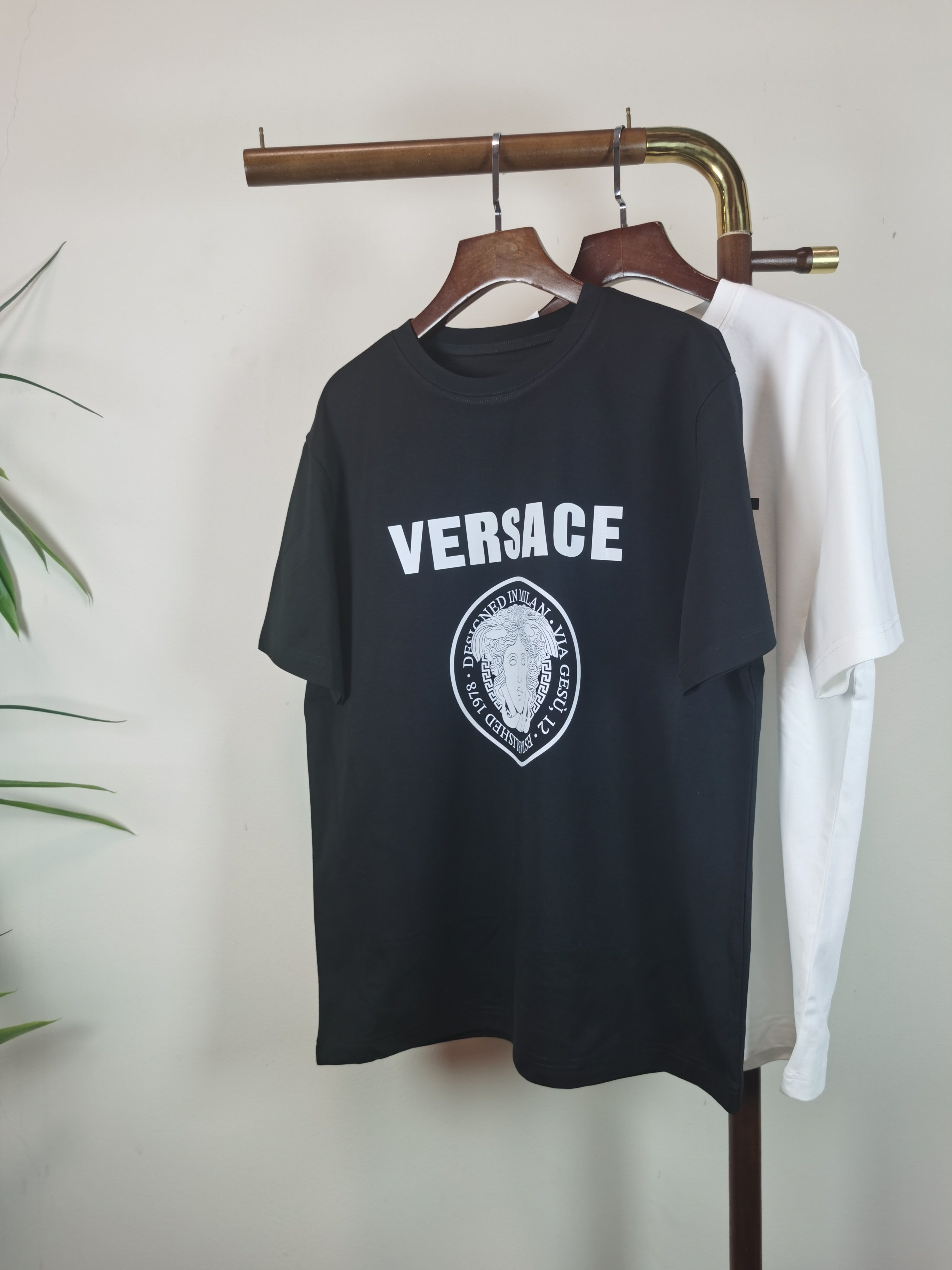 NO:736334,VERSACE Versace 2026 new printed round neck short-sleeved T-shirt is on sale for pre-sale!  On sale on overseas official website!  Made of pure cotton double yarn fabric, it feels soft and delicate, the color and gloss are super positive, and the upper body is comfortable and breathable!  Customized threads on the neckline, precision double-needle patchwork, through-shoulder zipper chain bottom, durable and non-deformable, with first-class texture!  This classic round-neck T-shirt is decorated with a highly recognizable logo print on the chest. The three-dimensional and fine detail processing injects a casual charm into the whole, casual and natural, and highly recognizable!  Produced by a large factory, with fine workmanship and complete three standards!  Classic round neck basic model, the version is quite wide and full!  The upper body is fashionable, relaxed and stylish, and the atmosphere is instantly filled!  Same style for men and women!  Size S-2XL Color black white,versace,versace,T-shirt,tees,t-shirt,19860909VERSACE范思哲 2026新款印花圆领短袖T恤预售出货！ 海外官网在售！ 采用纯棉双纱面料,手感柔软细腻,颜色光泽度都超正,上身舒适透气！领口定织螺纹,精密双针拼缝,通肩拉锁链底耐穿不变形,质感一流！ 这款经典的圆领 T 恤胸前饰有高辨识度的logo印花,立体精细的细节处理,为整体注入一分闲适韵味,休闲自然,超高辨识度！ 大厂出品,做工精细,三标齐全！ 经典圆领基础款,版型挺阔饱满！ 上身时髦 轻松有格调 氛围感一下子拉满！ 男女同款！ 码数S-2XL 颜色黑色 白色,,versace,versace,T-shirt,tees，t-shirt,,Men's clothing
