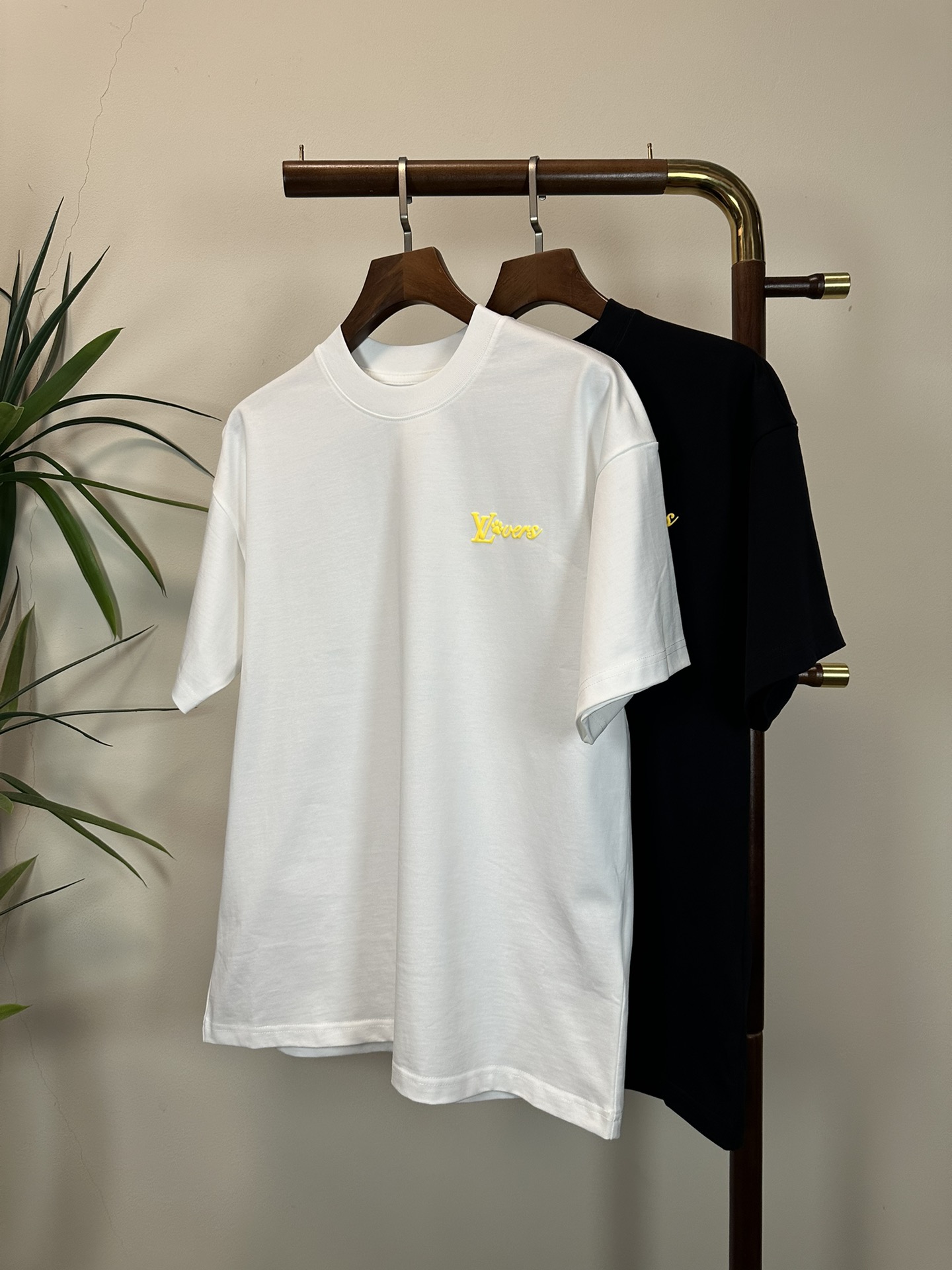 NO:736214,LV Louis Vuitton. New round neck short-sleeved T-shirt high-end version!  Custom-made fabrics at the counter are highly breathable and comfortable, with impeccable details and brand element design concepts, reflecting high quality. It feels delicate and soft!  It presents a casual cut and the upper body shape is awesome!  Size M-3XL,,louis vuitton,louis vuitton,T-shirt,tees,t-shirt,19860909LV 路易威登.新款 圆领 短袖 T恤 高端版本！专柜定制面料 透气舒适度高,细节无可挑剔,品牌元素设计理念,体现高品质.手感细腻柔软！呈现休闲裁剪,上身版型超赞！ 码数M-3XL,,louis vuitton,louis vuitton,T-shirt,tees，t-shirt,,Men's clothing