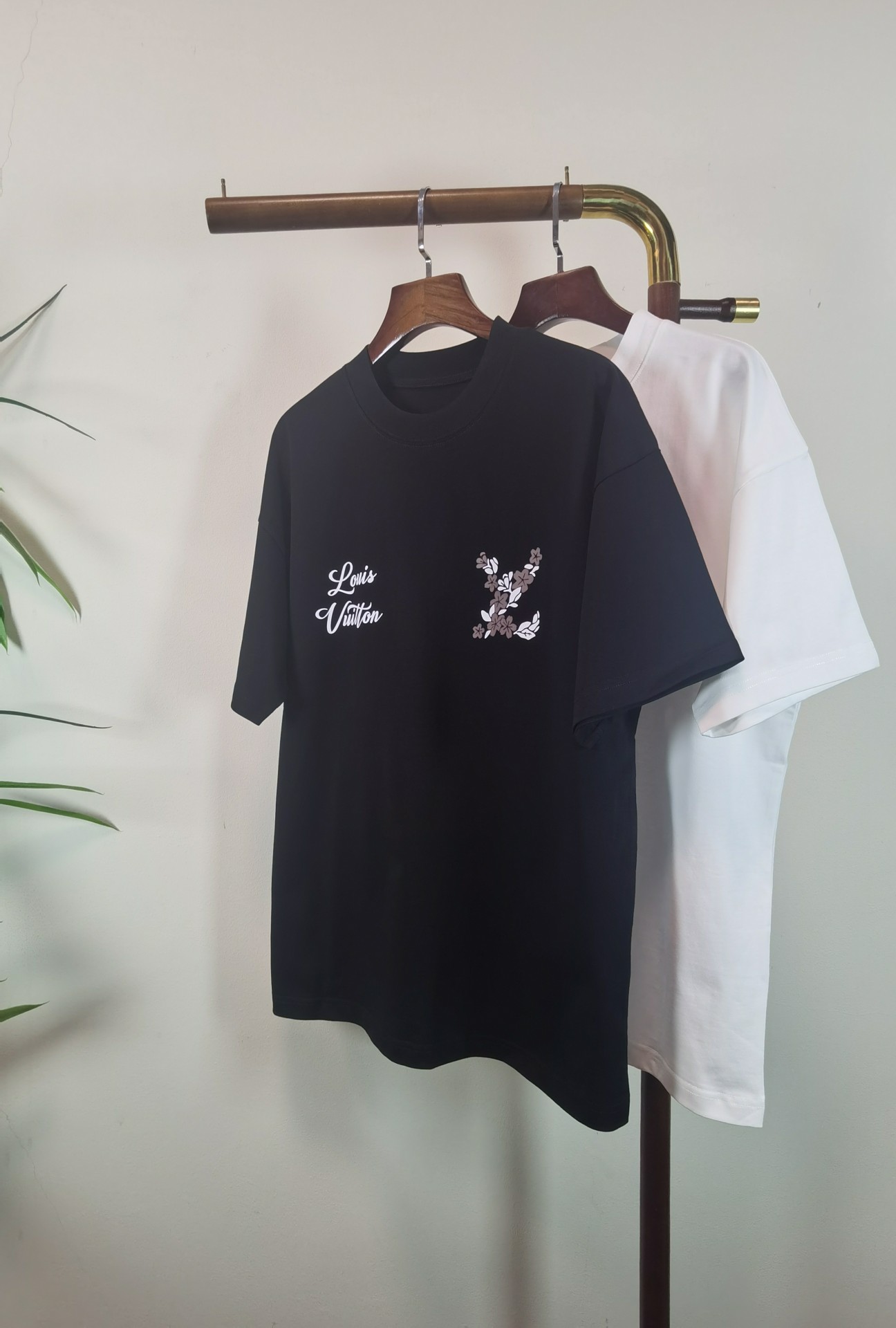 NO:736313,Louis Vuitton LV round neck short-sleeved T-shirt high-end version!  Custom-made fabrics at the counter are highly breathable and comfortable, with impeccable details and brand element design concepts, reflecting high quality. It feels delicate and soft!  It presents a casual cut and the upper body shape is awesome!  Size M-3XL,,louis vuitton,louis vuitton,T-shirt,tees,t-shirt,19860909路易威登 LV圆领 短袖 T恤 高端版本！专柜定制面料 透气舒适度高,细节无可挑剔,品牌元素设计理念,体现高品质.手感细腻柔软！呈现休闲裁剪,上身版型超赞！ 码数M-3XL,,louis vuitton,louis vuitton,T-shirt,tees，t-shirt,,Men's clothing