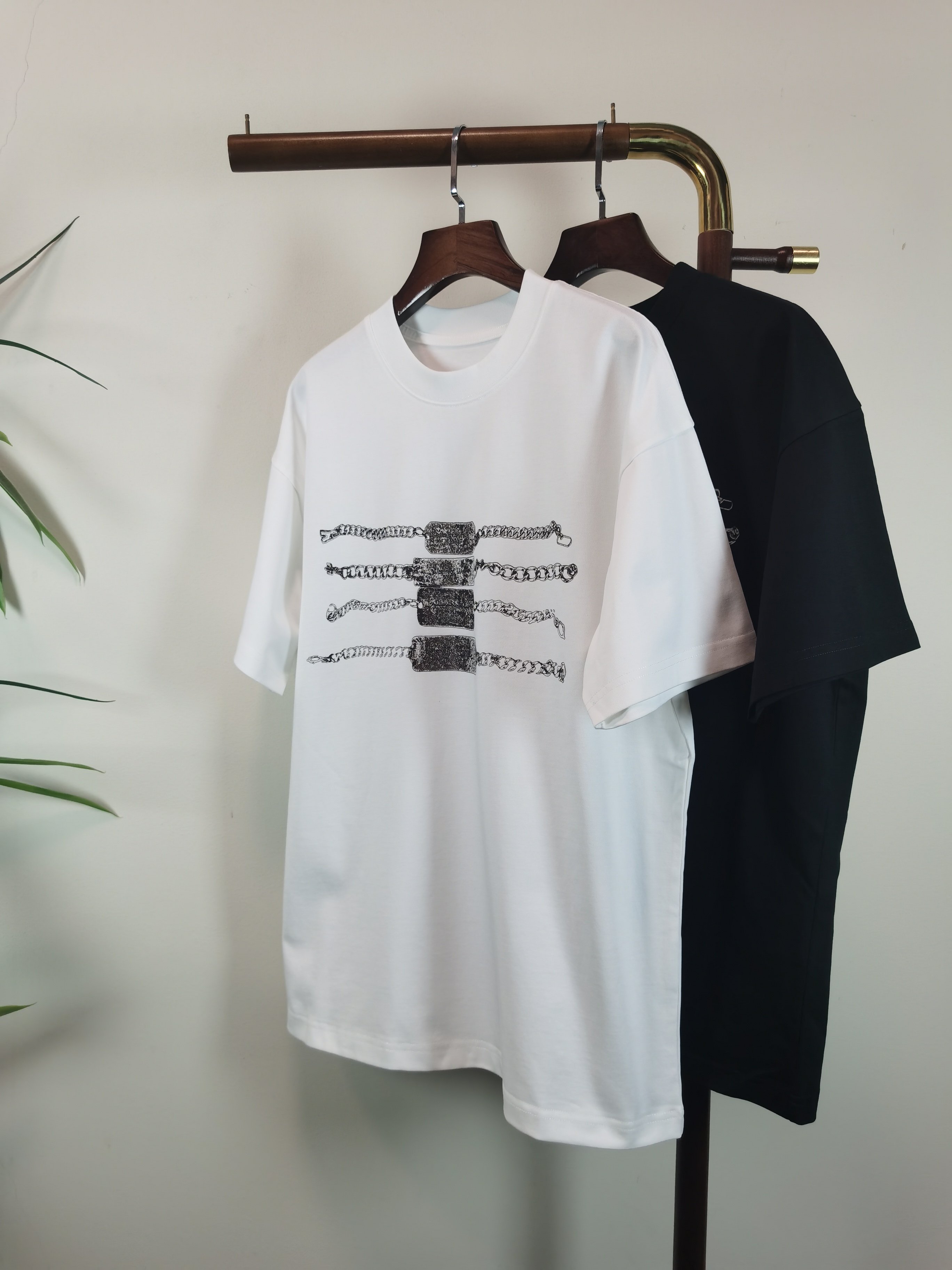 NO:845694,Alexander round neck short-sleeved T-shirt high-end version!  Custom-made fabrics at the counter are highly breathable and comfortable, with impeccable details and brand element design concepts, reflecting high quality. It feels delicate and soft!  It presents a casual cut and the upper body shape is awesome!  Size M-3XL,,T-shirt,tees,t-shirt,19860909亚历山大圆领 短袖 T恤 高端版本！专柜定制面料 透气舒适度高,细节无可挑剔,品牌元素设计理念,体现高品质.手感细腻柔软！呈现休闲裁剪,上身版型超赞！ 码数M-3XL,,T-shirt,tees，t-shirt,,Men's clothing