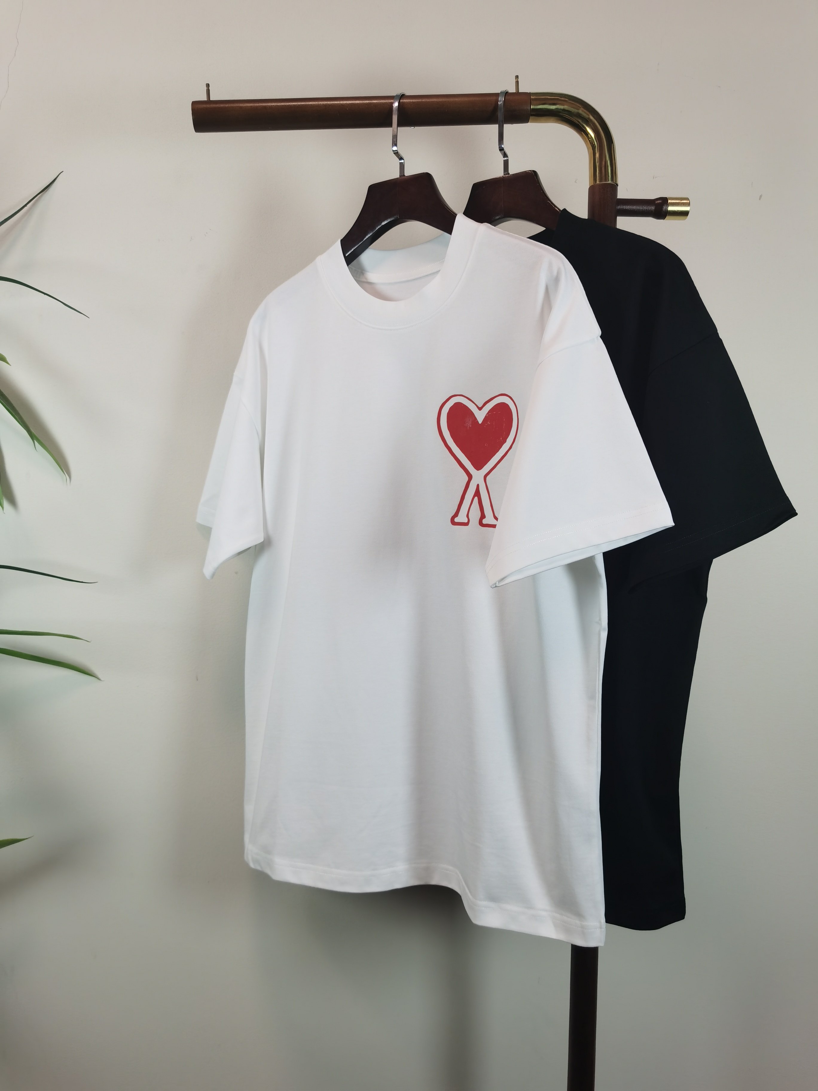 NO:845699,ami round neck short sleeve T-shirt high-end version!  Custom-made fabrics at the counter are highly breathable and comfortable, with impeccable details and brand element design concepts, reflecting high quality. It feels delicate and soft!  It presents a casual cut and the upper body shape is awesome!  Size M-3XL,,T-shirt,tees,t-shirt,19860909ami 圆领 短袖 T恤 高端版本！专柜定制面料 透气舒适度高,细节无可挑剔,品牌元素设计理念,体现高品质.手感细腻柔软！呈现休闲裁剪,上身版型超赞！ 码数M-3XL,,T-shirt,tees，t-shirt,,Men's clothing