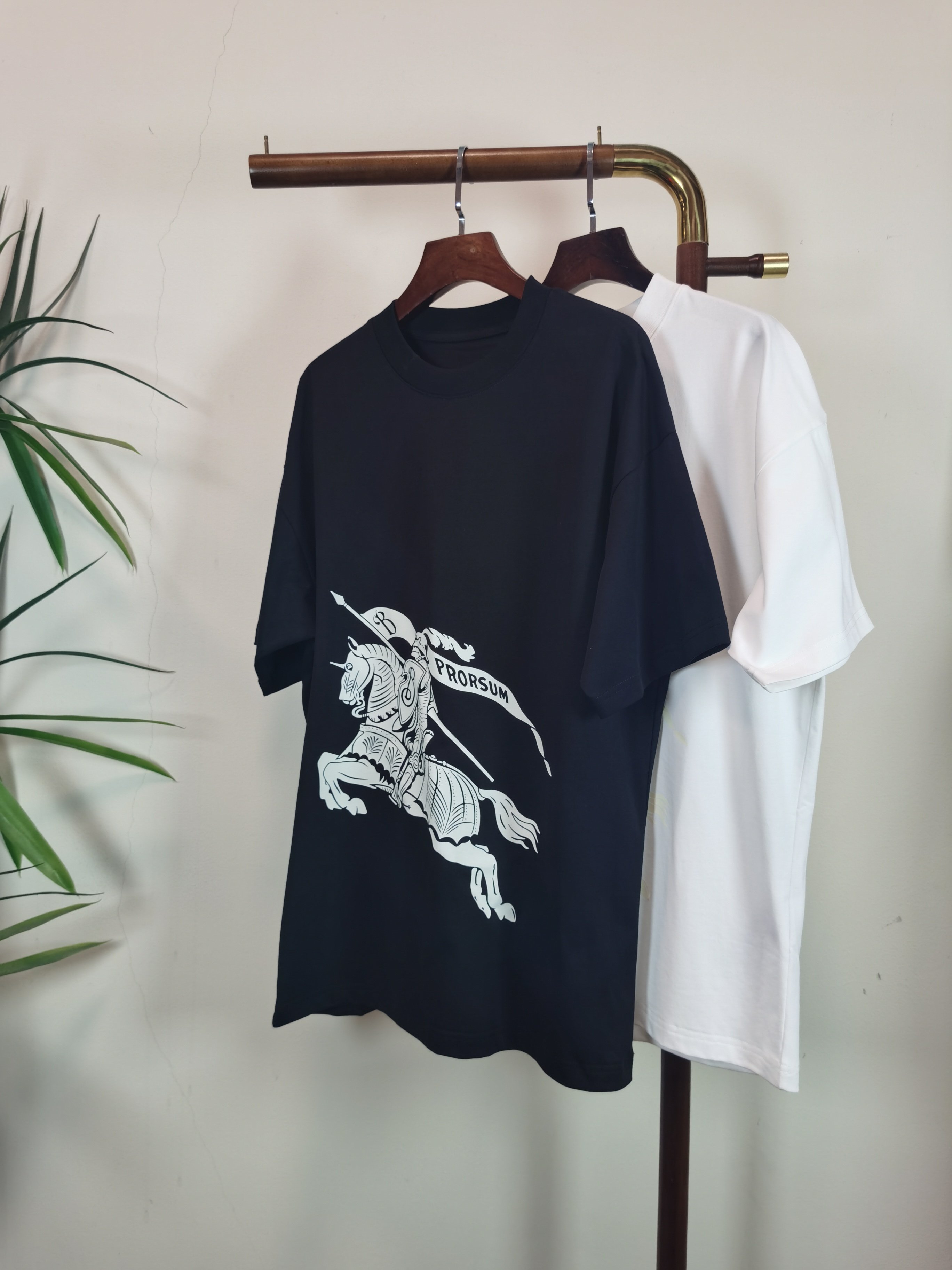 NO:736306,BURBERY round neck short-sleeved T-shirt high-end version!  Custom-made fabrics at the counter are highly breathable and comfortable, with impeccable details and brand element design concepts, reflecting high quality. It feels delicate and soft!  It presents a casual cut and the upper body shape is awesome!  Color Black White Size M-3XL,,burberry,burberry,T-shirt,tees,t-shirt,19860909BURBERY 巴宝莉 圆领 短袖 T恤 高端版本！专柜定制面料 透气舒适度高,细节无可挑剔,品牌元素设计理念,体现高品质.手感细腻柔软！呈现休闲裁剪,上身版型超赞！ 颜色黑色 白色 码数M-3XL,,burberry,burberry,T-shirt,tees，t-shirt,,Men's clothing