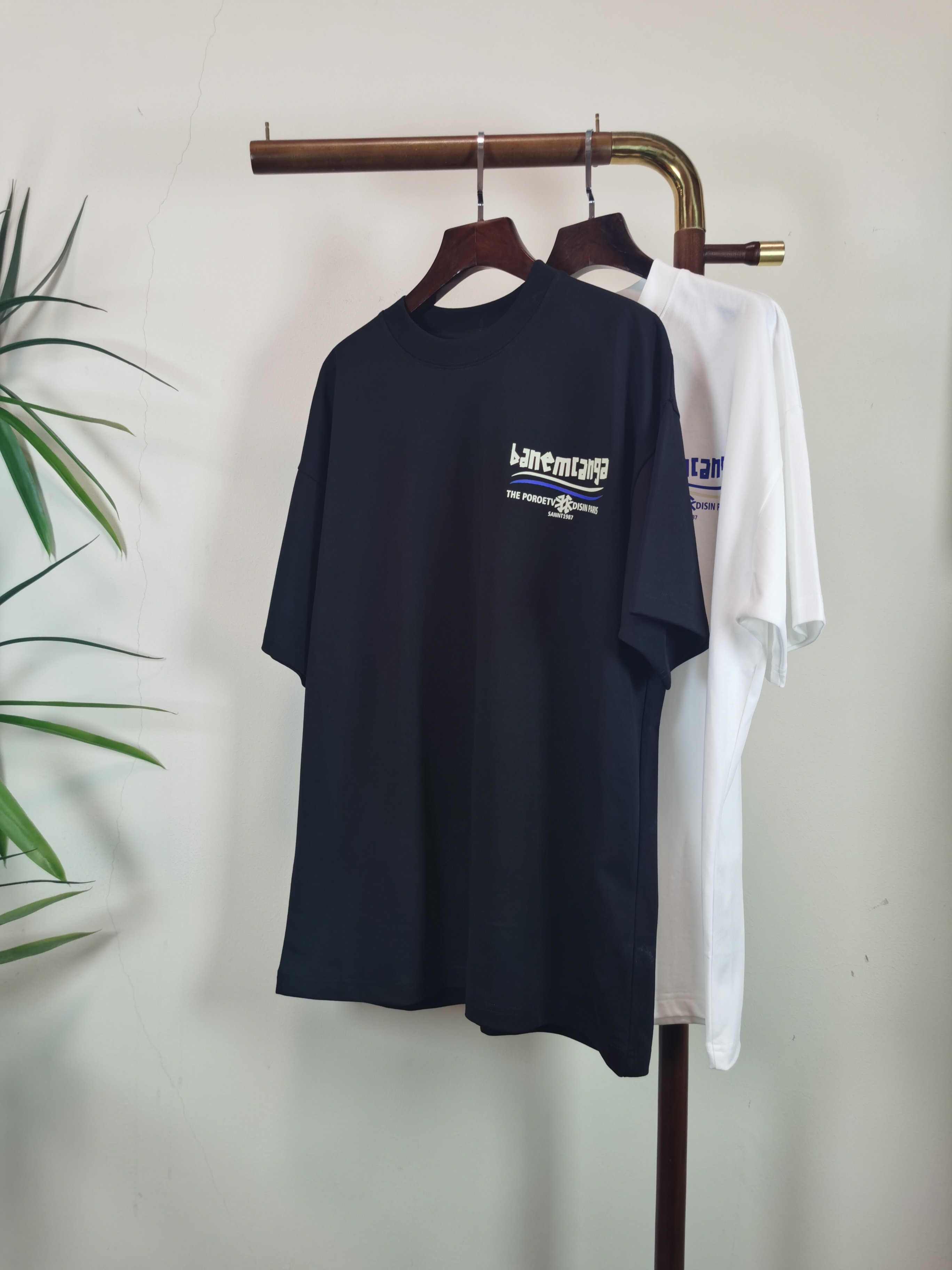 NO:736300,Balenciaga round neck short-sleeved T-shirt high-end version!  Custom-made fabrics at the counter are highly breathable and comfortable, with impeccable details and brand element design concepts, reflecting high quality. It feels delicate and soft!  It presents a casual cut and the upper body shape is awesome!  Color Black White Size M-3XL,,balenciaga,T-shirt,tees,t-shirt,19860909巴黎世家 圆领 短袖 T恤 高端版本！专柜定制面料 透气舒适度高,细节无可挑剔,品牌元素设计理念,体现高品质.手感细腻柔软！呈现休闲裁剪,上身版型超赞！ 颜色黑色 白色 码数M-3XL,,balenciaga,T-shirt,tees，t-shirt,,Men's clothing