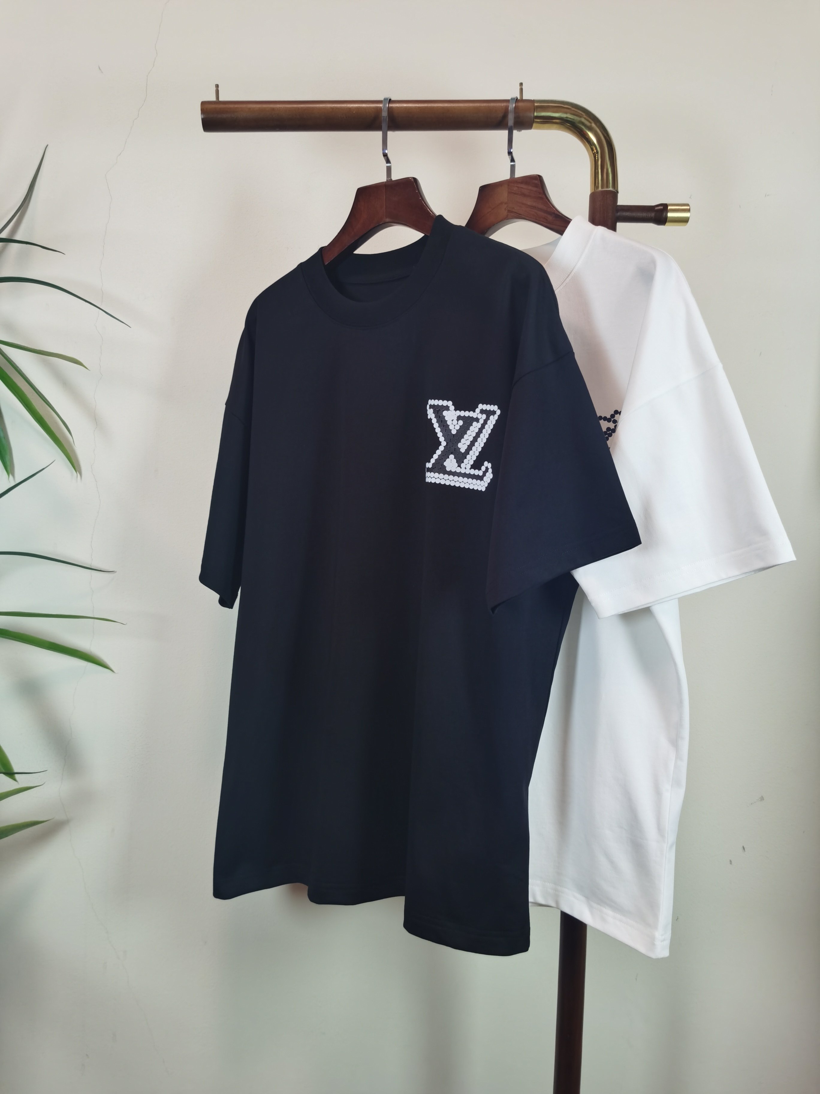 NO:736294,LOUIS VUITTON Louis Vuitton round neck short-sleeved T-shirt high-end version!  Custom-made fabrics at the counter are highly breathable and comfortable, with impeccable details and brand element design concepts, reflecting high quality. It feels delicate and soft!  It presents a casual cut and the upper body shape is awesome!  Color Black White Size M-3XL,,louis vuitton,louis vuitton,T-shirt,tees,t-shirt,19860909LOUIS VUITTON 路易威登圆领 短袖 T恤 高端版本！专柜定制面料 透气舒适度高,细节无可挑剔,品牌元素设计理念,体现高品质.手感细腻柔软！呈现休闲裁剪,上身版型超赞！ 颜色黑色 白色 码数M-3XL,,louis vuitton,louis vuitton,T-shirt,tees，t-shirt,,Men's clothing