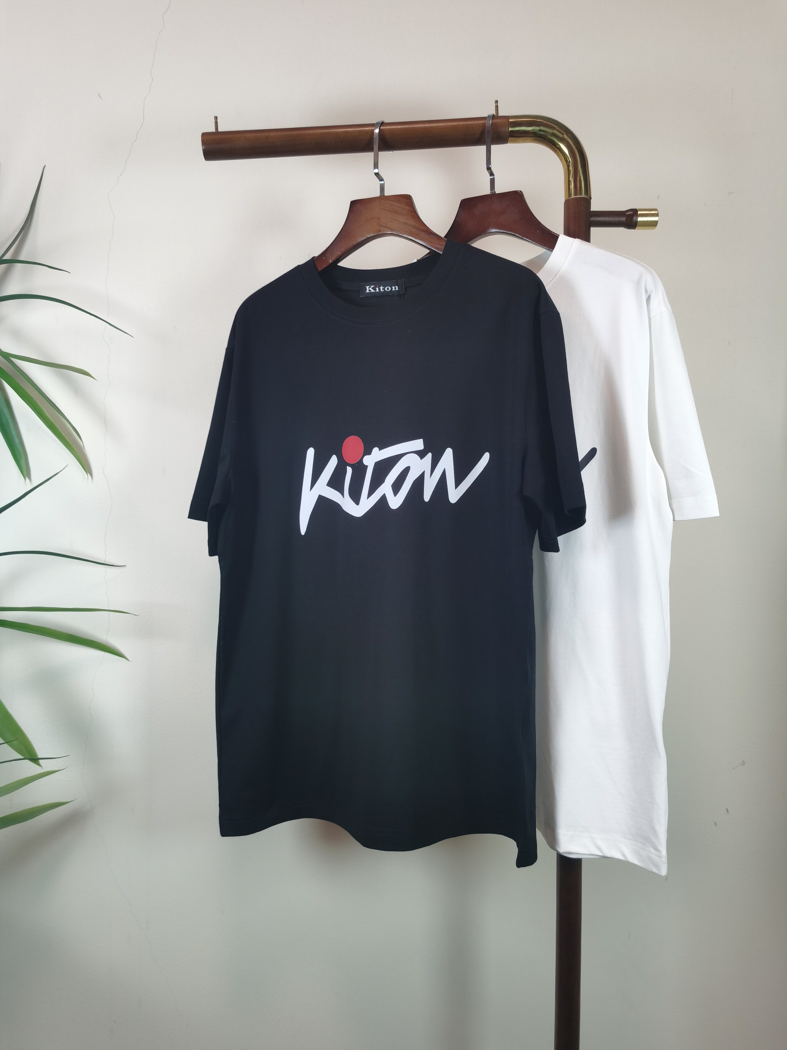 NO:736324,KITON 2026 new printed round neck short-sleeved T-shirt is on sale for pre-sale!  On sale on overseas official website!  Made of pure cotton double yarn fabric, it feels soft and delicate, the color and gloss are super positive, and the upper body is comfortable and breathable!  Customized threads on the neckline, precision double-needle patchwork, through-shoulder zipper chain bottom, durable and non-deformable, with first-class texture!  This classic round-neck T-shirt is decorated with a highly recognizable logo print on the chest. The three-dimensional and fine detail processing injects a casual charm into the whole, casual and natural, and highly recognizable!  Produced by a large factory, with fine workmanship and complete three standards!  Classic round neck basic model, the version is quite wide and full!  The upper body is fashionable, relaxed and stylish, and the atmosphere is instantly filled!  Same style for men and women!  Size S-2XL Color black white, T-shirt, tees, t-shirt,19860909KITON奇顿 2026新款印花圆领短袖T恤预售出货！ 海外官网在售！ 采用纯棉双纱面料,手感柔软细腻,颜色光泽度都超正,上身舒适透气！领口定织螺纹,精密双针拼缝,通肩拉锁链底耐穿不变形,质感一流！ 这款经典的圆领 T 恤胸前饰有高辨识度的logo印花,立体精细的细节处理,为整体注入一分闲适韵味,休闲自然,超高辨识度！ 大厂出品,做工精细,三标齐全！ 经典圆领基础款,版型挺阔饱满！ 上身时髦 轻松有格调 氛围感一下子拉满！ 男女同款！ 码数S-2XL 颜色黑色 白色,,T-shirt,tees，t-shirt,,Men's clothing