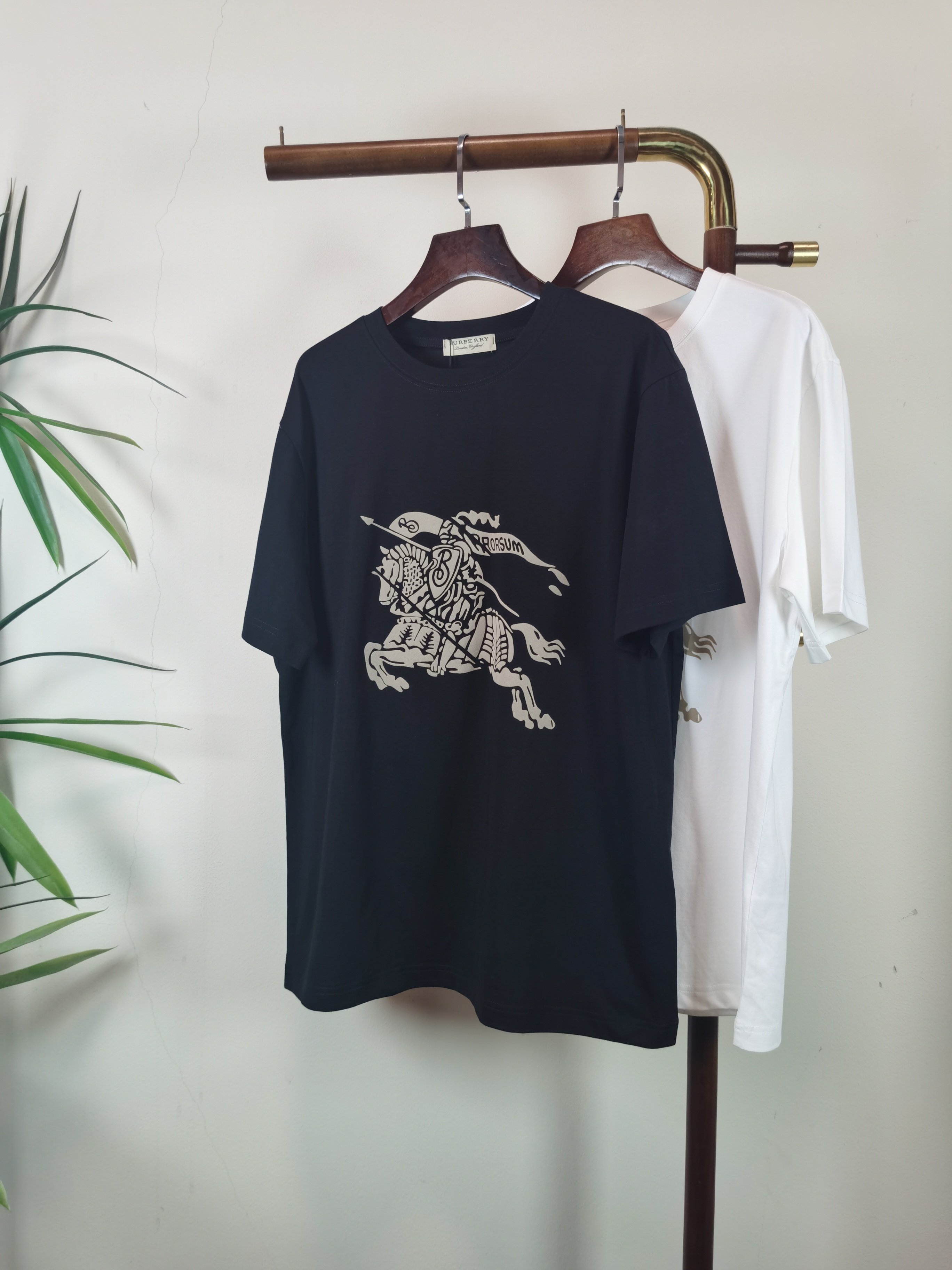 NO:736311,BURBERRY 2026 new printed round neck short-sleeved T-shirt is available for pre-sale!  On sale on overseas official website!  Made of pure cotton double yarn fabric, it feels soft and delicate, the color and gloss are super positive, and the upper body is comfortable and breathable!  Customized threads on the neckline, precision double-needle patchwork, through-shoulder zipper chain bottom, durable and non-deformable, with first-class texture!  This classic round-neck T-shirt is decorated with a highly recognizable logo print on the chest. The three-dimensional and fine detail processing injects a casual charm into the whole, casual and natural, and highly recognizable!  Produced by a large factory, with fine workmanship and complete three standards!  Classic round neck basic model, the version is quite wide and full!  The upper body is fashionable, relaxed and stylish, and the atmosphere is instantly filled!  Same style for men and women!  Size S-2XL Color black white,,burberry,burberry,T-shirt,tees,t-shirt,19860909BURBERRY 巴宝莉 2026新款印花圆领短袖T恤预售出货！ 海外官网在售！ 采用纯棉双纱面料,手感柔软细腻,颜色光泽度都超正,上身舒适透气！领口定织螺纹,精密双针拼缝,通肩拉锁链底耐穿不变形,质感一流！ 这款经典的圆领 T 恤胸前饰有高辨识度的logo印花,立体精细的细节处理,为整体注入一分闲适韵味,休闲自然,超高辨识度！ 大厂出品,做工精细,三标齐全！ 经典圆领基础款,版型挺阔饱满！ 上身时髦 轻松有格调 氛围感一下子拉满！ 男女同款！ 码数S-2XL 颜色黑色 白色,,burberry,burberry,T-shirt,tees，t-shirt,,Men's clothing