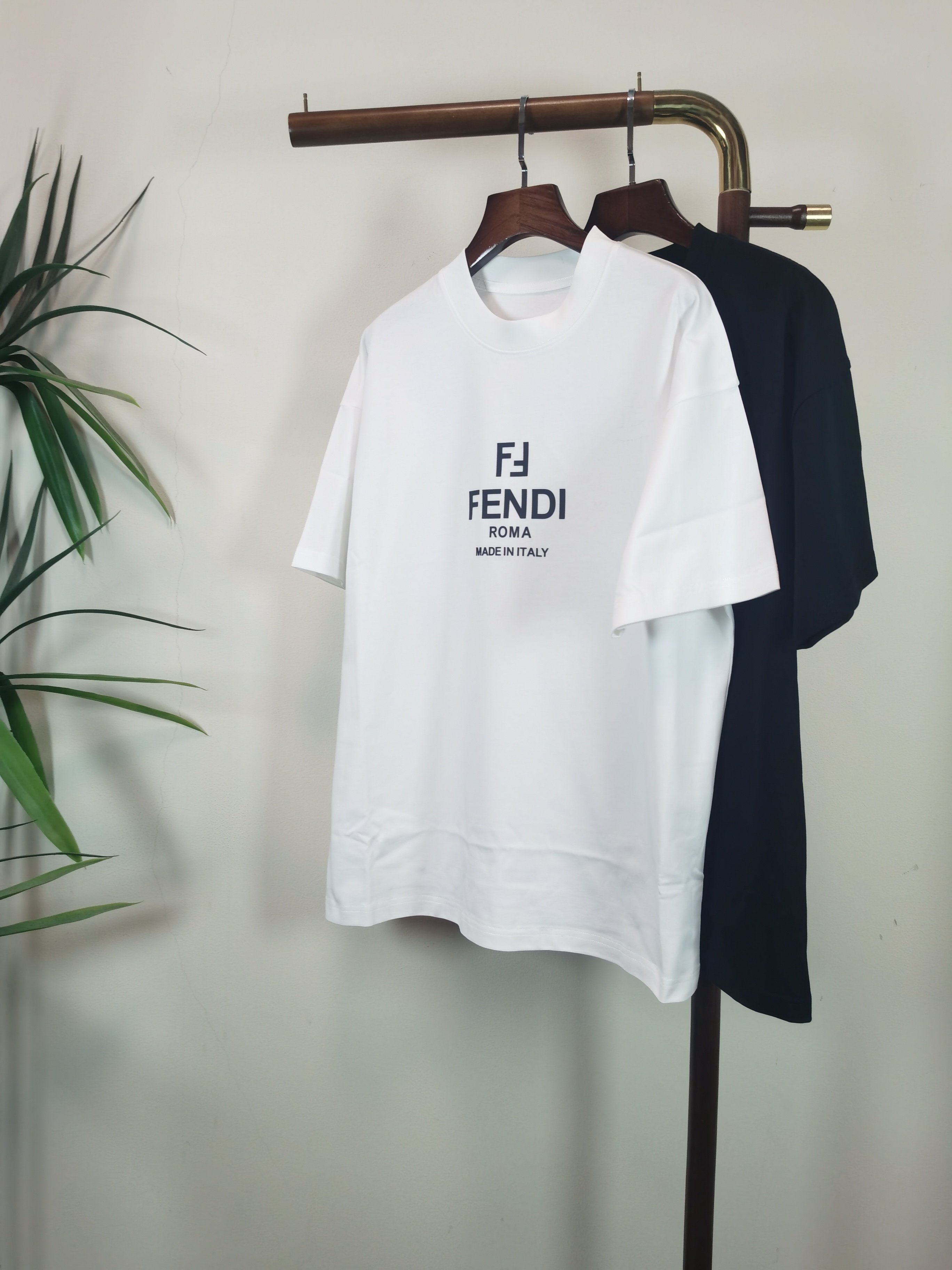 NO:736312,2026 new short-sleeved preview is available!   Fendi FENDI round neck short-sleeved T-shirt high-end version!  Custom-made fabrics at the counter are highly breathable and comfortable, with impeccable details and brand element design concepts, reflecting high quality. It feels delicate and soft!  It presents a casual cut and the upper body shape is awesome!  Size M-3XL,,fendi,fendi,T-shirt,tees,t-shirt,198609092026新款短袖预告上新！  芬迪 FENDI 圆领 短袖 T恤 高端版本！专柜定制面料 透气舒适度高,细节无可挑剔,品牌元素设计理念,体现高品质.手感细腻柔软！呈现休闲裁剪,上身版型超赞！ 码数M-3XL,,fendi,fendi,T-shirt,tees，t-shirt,,Men's clothing